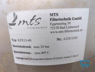 Filter:
Der Filter (fachsprachlich auch das Filter) hlt, wie ein Sieb, Feststoffe aus einem Gas- oder Flssigkeitsstrom zurck. Die feststofffreie Phase wird Filtrat genannt, der am Filter zurckbleibende Feststoff heit Filterkuchen. Die Trennkraft einer Filtration ist eine Druckdifferenz des Transportmediums vor- und nach dem Filter. Das Medium wird entweder durch den Filter gesogen (Beispiel Zigarettenfilter, Nutsche), oder durch berdruck durch den Filter gepresst.
Filterkerzen :
Die Vorteile geschlossener Kerzenfilter sind ein geschlossenes Filtersystem ohne jegliche Tropfverluste und eine gute Regenerierbarkeit. Ein Nachteil besteht in der teilweise deutlich hheren Anforderung an die Vorbereitung und Vorklrung der Produkte, um vorzeitige, teure Verlegungen der Kerzen zu vermeiden.

Die Kombination eines Schichtenfilters mit einem Membranendfilter vor der Abfllung ist eine zuverlssige Variante der Vorklrung, besonders wenn schwer zu filtrierende Produkte vorliegen. Ein Servicefilter fr die Versorgungsmedien Kaltwasser und Heiwasser, Dampf und Lauge vermeidet Sekundrprobleme durch partikulr verunreinigte Regenerations- und Sterilisationsmedien und gewhrleistet eine bestmgliche Regeneration.

Als Kerzenvorfilter sind zwei Typen hinsichtlich wirksamem Schutzes des nachgeschalteten Membranfilters optimiert worden.

    * eine plissierte Konfiguration, bestehend aus Glasfaser-Vorfiltervlies und einer 1,2-m- oder 0,8-m-Membran
    * gewickelte, asymmetrische Polypropylen-Matrix mit einer validierten Abscheiderate von 1 m oder 0,5 m (-Wert 5 000).

Ein weiterer Typ, bestehend aus aufeinander abgestimmten, plissierten Lagen aus Polypropylenvliesen, ist gekennzeichnet durch mechanische und chemische Stabilitt sowie eine exzellente Regenerierbarkeit. Er wird auch als validierte 1-m-Vorfilterkerze fr Weine aus sdlichen Anbaugebieten mit niedriger kolloidaler Belastung eingesetzt. Fr diese Kerze, gibt es inzwischen eine Vielzahl von Einsatzgebieten:

    * Weinvorfilterkerze (1 m)
    * Trapfilterkerze fr Bier
    * Partikelfilter nach einem Anschwemmfilter (20 m)
    * Endfilterkerze fr Destillate und Likre (2, 5 oder 10 m)
    * Partikelfilter fr Fruchtsfte und Fruchtsaftgetrnke vor dem Fller (20 oder 30 m)
    * Vorfilterkerze fr Mineral- und Tafelwsser
Quelle: www.wikipedia.org
Kiesfilter:
Ein Kiesfilter dient zur Entfernung von ungelsten Feststoffen aus Wasser oder Prozessflssigkeiten. Er besteht aus einem mit Kies gefllten Behlter. Das Wasser wird von oben durch diesen Behlter gepresst, dabei bleiben Schmutzpartikel im Kies stecken.

Um die Funktionsfhigkeit zu bewahren muss ein Kiesfilter regelmig gereinigt werden. Dazu wird sauberes Wasser und Druckluft von unten nach oben durch den Kiesfilter gesplt (Filterrcksplung). Kiesfilter finden ihre Anwendung unter anderem in der Wasseraufbereitung und in der Abwasseraufbereitung.
Quelle: www.wikipedia.org