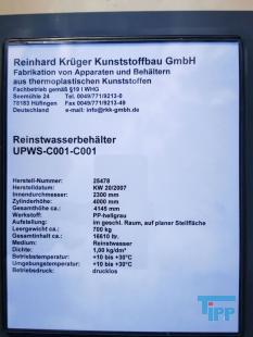 Speicherbehlter:
In Speicherbehltern werden u.a. zur zwischenzeitlichen Lagerung flssige Chemikalien aufbewahrt bis diese in Dosierstationen oder Behandlungsbehltern verwendet werden.
Quelle: www.wasser-wissen.de


Tank (Behlter):
Ein Tank ist ein Behlter zur Bevorratung bzw. Lagerung von Flssigkeiten und kann fast beliebige Dimensionen annehmen.Meistens hat ein Tank die Form eines Quaders oder Zylinders mit oder ohne Kalotten. Man unterscheidet grob zwischen Festdach- und Schwimmdachtank, Bassin und geschlossenem Behlter. Ein Bassin ist ein nach oben offener Tank. Ein geschlossener Behlter kann auch bei ber- und Unterdruck benutzt werden. Bei einem zulssigem berdruck von mehr als 0,5 bar greift die Druckgerterichtlinie 97/23/EG, die die grundlegenden Sicherheitsanforderungen fr das Inverkehrbringen enthlt.Tanks werden fr ungiftige Stoffe wie z. B. Wasser bentigt, fr giftige Stoffe, Suren und Laugen und fr brennbare Flssigkeiten wie Kraftstoffe und le aller Art sowie fr Flssiggase wie Propan und Butan. Tanks werden aus Kunststoff, Fiberglas oder Stahl sowie Eisenwerkstoffen hergestellt, sie werden einwandig oder zweiwandig ausgefhrt. Es gibt standortgefertigte Tanks, die in ihrer Gre dem Lagerraum angepasst sind, und vorgefertigte Batterietanks, die je nach Bedarf aneinandergereiht werden knnen. Der Einsatz der Werkstoffe richtet sich nach der Art der Flssigkeit und danach, ob der Tank unterirdisch oder oberirdisch gelagert wird. Quelle: www.wikipedia.org

Behlter:
Ein Behlter ist ein Gegenstand, der in seinem Inneren einen Hohlraum aufweist, der insbesondere dem Zweck dient, seinen Inhalt von seiner Umwelt zu trennen. Ein Gef ist ein Gert mit einer steifen und starren Hlle, die einen Inhalt unterschiedlicher Konsistenz fassen kann.

Die von der Norm getroffene Definition bedeutet, dass  im Unterschied zu beliebigen anderen Behltnissen  der Behlter gegenber dem Medium, fr das er konstruiert ist, dicht ist, und das ein Gef ein bewegliches Objekt ist. Behlter, die auch beweglich sind, sind daher insbesondere verschliebar. Der deutsche Sprachgebrauch hingegen kennt diese Einschrnkung nicht, und es kann allgemein Behltnis stehen.Behlter und Gefe verwendet man zur Aufbewahrung oder Speicherung unterschiedlicher Gegenstnde fr eine bestimmte Zeit. Sie knnen aber auch dazu dienen, als Gebinde Gegenstnde mit bestimmten Gemeinsamkeiten (Stckgut) zusammenzufassen oder zu ordnen. Ein weiterer Anwendungsbereich ist der Schutz des Inhaltes vor ueren Einflssen oder umgekehrt der Schutz der Umwelt vor den Gefahren des Inhalts in Lagerhaltung und Transport.

Es gibt spezialisierte Behltnisse fr feste, flssige und gasfrmige Substanzen. Die Behlter knnen nach Herstellungsmaterial (Holz, Keramik, Glas, Metall, Kunststoff usw.) unterschieden werden. Sie knnen je nach Bedarf stationr (z. B. Bergebunker, Silo) oder mobil (z. B. als Tankfahrzeug, Container, Faltbehlter) verwendet werden. Sonderform ist der Druckbehlter. Quelle: www.wikipedia.org