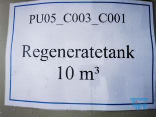 Speicherbehlter:
In Speicherbehltern werden u.a. zur zwischenzeitlichen Lagerung flssige Chemikalien aufbewahrt bis diese in Dosierstationen oder Behandlungsbehltern verwendet werden.
Quelle: www.wasser-wissen.de


Tank (Behlter):
Ein Tank ist ein Behlter zur Bevorratung bzw. Lagerung von Flssigkeiten und kann fast beliebige Dimensionen annehmen.Meistens hat ein Tank die Form eines Quaders oder Zylinders mit oder ohne Kalotten. Man unterscheidet grob zwischen Festdach- und Schwimmdachtank, Bassin und geschlossenem Behlter. Ein Bassin ist ein nach oben offener Tank. Ein geschlossener Behlter kann auch bei ber- und Unterdruck benutzt werden. Bei einem zulssigem berdruck von mehr als 0,5 bar greift die Druckgerterichtlinie 97/23/EG, die die grundlegenden Sicherheitsanforderungen fr das Inverkehrbringen enthlt.Tanks werden fr ungiftige Stoffe wie z. B. Wasser bentigt, fr giftige Stoffe, Suren und Laugen und fr brennbare Flssigkeiten wie Kraftstoffe und le aller Art sowie fr Flssiggase wie Propan und Butan. Tanks werden aus Kunststoff, Fiberglas oder Stahl sowie Eisenwerkstoffen hergestellt, sie werden einwandig oder zweiwandig ausgefhrt. Es gibt standortgefertigte Tanks, die in ihrer Gre dem Lagerraum angepasst sind, und vorgefertigte Batterietanks, die je nach Bedarf aneinandergereiht werden knnen. Der Einsatz der Werkstoffe richtet sich nach der Art der Flssigkeit und danach, ob der Tank unterirdisch oder oberirdisch gelagert wird. Quelle: www.wikipedia.org

Behlter:
Ein Behlter ist ein Gegenstand, der in seinem Inneren einen Hohlraum aufweist, der insbesondere dem Zweck dient, seinen Inhalt von seiner Umwelt zu trennen. Ein Gef ist ein Gert mit einer steifen und starren Hlle, die einen Inhalt unterschiedlicher Konsistenz fassen kann.

Die von der Norm getroffene Definition bedeutet, dass  im Unterschied zu beliebigen anderen Behltnissen  der Behlter gegenber dem Medium, fr das er konstruiert ist, dicht ist, und das ein Gef ein bewegliches Objekt ist. Behlter, die auch beweglich sind, sind daher insbesondere verschliebar. Der deutsche Sprachgebrauch hingegen kennt diese Einschrnkung nicht, und es kann allgemein Behltnis stehen.Behlter und Gefe verwendet man zur Aufbewahrung oder Speicherung unterschiedlicher Gegenstnde fr eine bestimmte Zeit. Sie knnen aber auch dazu dienen, als Gebinde Gegenstnde mit bestimmten Gemeinsamkeiten (Stckgut) zusammenzufassen oder zu ordnen. Ein weiterer Anwendungsbereich ist der Schutz des Inhaltes vor ueren Einflssen oder umgekehrt der Schutz der Umwelt vor den Gefahren des Inhalts in Lagerhaltung und Transport.

Es gibt spezialisierte Behltnisse fr feste, flssige und gasfrmige Substanzen. Die Behlter knnen nach Herstellungsmaterial (Holz, Keramik, Glas, Metall, Kunststoff usw.) unterschieden werden. Sie knnen je nach Bedarf stationr (z. B. Bergebunker, Silo) oder mobil (z. B. als Tankfahrzeug, Container, Faltbehlter) verwendet werden. Sonderform ist der Druckbehlter. Quelle: www.wikipedia.org