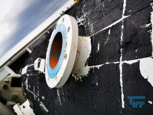 Druckbehlter sind geschlossene Behlter, deren Druck im Inneren ber dem Umgebungsdruck liegt. Im Gegensatz zu Druckgasbehltern und Transportbehltern nach Verkehrsrecht, in denen Fluide befrdert werden, ist der Betrieb von Druckbehlter einem bestimmten Aufstellungsort zugewiesen.

Historisch wird noch unterschieden zwischen Dampfkesseln und Druckbehltern. Dampfkessel sind dadurch definiert, dass sie zur Erzeugung von Wasserdampf (Dampfdruck > 0,5 bar) oder Heiwasser (T > 110C) mittels einer Feuerung, elektrischen Beheizung oder Abhitze eingesetzt werden.

Rohrleitungen zum Befrdern von Fluiden sind keine Druckbehlter. Druckbehlter sind dadurch definiert, dass ihnen eine bestimmte Funktion zugewiesen ist (Lagern, Filtern, Wrmebertragung).

Die konstruktiv ideale Form fr Druckbehlter ist die Kugel und sie wird insbesondere bei sehr hohen Innendrcken oder sehr groem Volumen (Gasbehlter) als Bauform gerne gewhlt. Am meisten wird jedoch die zylindrische Form verwendet. Der Mantel wird durch flache oder gewlbte Bden (Klpperbden oder Korbbogenbden) beidseitig verschlossen.
Druckbehlter knnen in Bezug auf die Funktion wie folgt eingeteilt werden:

    * Lagerbehlter fr Gase (Flssiggaslagerbehlter, verflssigte tiefkalt gelagerte Gase),
    * Druckluftbehlter,
    * Silos mit Druckluftbeaufschlagung zur pneumatischen Frderung von krnigen Gtern (Silobehlter auf LKW),
    * Druckspeicherbehlter (Hydraulikspeicher, Membranausdehnungsbehlter),
    * Erhitzer in einer Thermallanlage,
    * Abscheider, Sammler, Filter (Wasserabscheider),
    * Wrmebertrger (Kondensatoren, Verflssiger),
    * Verfahrenstechnische Behlter und Apparate (Rhrwerksbehlter, Kolonnen),
    * beheizte oder gekhlte Druckbehlter als Bestandteil einer Anlage (z.B. dampfbeheizte Zylinder in der Papierherstellung, Plattenfroster)
Quelle: www.wikipedia.org