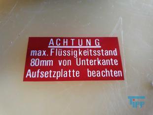 Kreiselpumpe:
Eine Kreiselpumpe ist eine Strmungsmaschine zur Energieerhhung mittels eines rotierenden Laufrads. Sie dient der Frderung von Flssigkeiten (im Folgenden: Wasser genannt), meist durch eine Rohrleitung. Wasser, das in die Pumpe eintritt, wird vom rotierenden Pumpenrad mitgerissen und zunchst auf eine Kreisbahn gezwungen. Auf dieser Bahn strmt das durch Impulsbertragung beschleunigte Fluid radial nach auen, wo es durch den Ablauf abfliet. Durch Erweiterung des Rohrquerschnitts kann die erhhte Geschwindigkeit (v) proportional in Druck (p) umgewandelt werden (p1*v1=p2*v2) (Bernoulli). Diese Arbeitsweise nennt man hydrodynamisches Frderprinzip.

Diese Arbeitsweise lsst sich kurz verdeutlichen: Rhrt man mit einem Lffel in einem mit Wasser gefllten Glas, so sinkt der Druck im Zentrum und die Flssigkeit steigt am Rand des Glases durch den dort herrschenden hheren Druck nach oben. Je schneller man rhrt, desto hher steigt die Flssigkeit. hnlich diesem Prinzip erreicht man bei einer Kreiselpumpe durch eine hhere Drehzahl oder einem greren Laufraddurchmesser eine grere Frderhhe.

Die zu frdernde Flssigkeit kann bei den Kreiselpumpen entweder hauptschlich quer zur Achse des Antriebs bewegt werden (radiale Strmung) oder in Richtung der Achse (axiale Strmung, beispielsweise bei den Propellerpumpen). Bei entsprechender Gestaltung von Laufrad und Gehuse knnen auch mit Feststoffen vermischte Flssigkeiten (z.B. Abwasser) gefrdert werden. Eine Mazahl der zulssigen Feststoffgre ist der so genannte Kugeldurchgang, angegeben als maximaler Durchmesser der Kugel, die die Pumpe passieren knnte.

Die Kennlinie einer Kreiselpumpe beschreibt den Zusammenhang zwischen Druckerhhung und Frdermenge. Der grte Druck wird normalerweise bei Menge Null erzeugt. Praktisch bedeutet das einen verschlossenen Ablauf. Kombiniert mit der Kennlinie des angeschlossenen Rohrnetzes ergibt sich der Arbeitspunkt als Schnittpunkt von Pumpen- und Rohrnetzkennlinie. Durch Hintereinanderschaltung mehrerer Kreiselpumpen erhht sich der Frderduck, durch Parallelschaltung die erzielbare Frdermenge. Drehzahlnderungen der Pumpen verndern sowohl die Frdermenge als auch den Druck und damit die Leistungsaufnahme (effizienteste Regelungsart).

Standard-Kreiselpumpen sind normalsaugend, d.h. Pumpe und Saugleitung mssen stets mit Medium gefllt sein. Gert whrend des Betriebs mehr Luft als die kritische Menge (Radialkreiselpumpe 8-10 Vol. %) in die Saugleitung, bricht die Frderung in der Regel zusammen. Es gibt besondere Konstruktionen wie Zellensplpumpen oder Jetpumpen, die, wenn sie gefllt sind, die Saugleitung selbstndig entlften knnen. Eine besondere Kreiselpumpe ist die Seitenkanalpumpe, eine selbstansaugende Kreiselpumpe, die bis zu 100 Vol% Gasanteil frdern kann, solange ein Rest Fluid in der Maschine verbleibt, der einen Flssigkeitsring bildet. Die Fachgemeinschaft Pumpen und Verdichter im VDMA verzeichnet ber 400 verschiedene Pumpenkonstruktionen. Die meisten Pumpen sind Kreiselpumpen.

Die Einteilung der Kreiselpumpen erfolgt nach der Form der Laufrder, Stufenzahl, Gehuseaufbau, Antrieb oder auch Frdermedium. So werden bei der Laufradform z.B. das Radialrad, Radialrad mit axial vorgezogenen Schaufeln, Halbaxialrad, Halbaxialrad mit einstellbaren Schaufeln, Axialrad oder Sonderformen unterschieden. Die Radialrder werden zustzlich nach offenen und geschlossenen Laufrdern unterteilt. Bei einem geschlossenen Laufrad wird die Laufradschaufel auf beiden Seiten mit je einer Scheibe verbunden. Dies erhht den hydraulischen Wirkungsgrad und stabilisiert das Rad. Aufgrund dieser Vorteile ist es das meist eingesetzte Laufrad. Allerdings knnen Luftblasen nur schlecht mitgefrdert werden. Diese sammeln sich durch die Fliehkrfte im Zentrum und verstopfen das Laufrad.

Als Antrieb der Kreiselpumpen wird meist ein Elektromotor verwendet. Je nach Einsatzort und Leistungsbereich werden Synchromotoren (bis ca. 10 MW), Drehstrommotoren (bis ca. 12 MW) oder Einphasen-Wechselstrommotoren (bis ca. 1 kW) eingesetzt.
Wegen ihrer einfachen und robusten Bauart sind Kreiselpumpen weit verbreitet. Meistens finden sich Ausfhrungen als ein- oder mehrstufige Pumpen zur Trockenaufstellung oder als Tauchmotorpumpe, entweder fr den mobilen oder stationren Einsatz. Verwendung finden Kreiselpumpen im Anlagen- und Maschinenbau, zur Wasserversorgung in Wasserwerken und Bewsserungssystemen, zur Entwsserung von Bergwerken und Gruben oder als Umwlzpumpen in Heiz- und Khlsystemen. Typische Anwendungen sind Entleerung von Kellern und Garagen bei berflutung, Bewsserung von Feldern in der Landwirtschaft, Fllen und Leeren von Tanks oder Vorratsbehltern sowie Abpumpen von Schmutzwasser.
Quelle: www.wikipedia.org