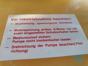 Kreiselpumpe:
Eine Kreiselpumpe ist eine Strmungsmaschine zur Energieerhhung mittels eines rotierenden Laufrads. Sie dient der Frderung von Flssigkeiten (im Folgenden: Wasser genannt), meist durch eine Rohrleitung. Wasser, das in die Pumpe eintritt, wird vom rotierenden Pumpenrad mitgerissen und zunchst auf eine Kreisbahn gezwungen. Auf dieser Bahn strmt das durch Impulsbertragung beschleunigte Fluid radial nach auen, wo es durch den Ablauf abfliet. Durch Erweiterung des Rohrquerschnitts kann die erhhte Geschwindigkeit (v) proportional in Druck (p) umgewandelt werden (p1*v1=p2*v2) (Bernoulli). Diese Arbeitsweise nennt man hydrodynamisches Frderprinzip.

Diese Arbeitsweise lsst sich kurz verdeutlichen: Rhrt man mit einem Lffel in einem mit Wasser gefllten Glas, so sinkt der Druck im Zentrum und die Flssigkeit steigt am Rand des Glases durch den dort herrschenden hheren Druck nach oben. Je schneller man rhrt, desto hher steigt die Flssigkeit. hnlich diesem Prinzip erreicht man bei einer Kreiselpumpe durch eine hhere Drehzahl oder einem greren Laufraddurchmesser eine grere Frderhhe.

Die zu frdernde Flssigkeit kann bei den Kreiselpumpen entweder hauptschlich quer zur Achse des Antriebs bewegt werden (radiale Strmung) oder in Richtung der Achse (axiale Strmung, beispielsweise bei den Propellerpumpen). Bei entsprechender Gestaltung von Laufrad und Gehuse knnen auch mit Feststoffen vermischte Flssigkeiten (z.B. Abwasser) gefrdert werden. Eine Mazahl der zulssigen Feststoffgre ist der so genannte Kugeldurchgang, angegeben als maximaler Durchmesser der Kugel, die die Pumpe passieren knnte.

Die Kennlinie einer Kreiselpumpe beschreibt den Zusammenhang zwischen Druckerhhung und Frdermenge. Der grte Druck wird normalerweise bei Menge Null erzeugt. Praktisch bedeutet das einen verschlossenen Ablauf. Kombiniert mit der Kennlinie des angeschlossenen Rohrnetzes ergibt sich der Arbeitspunkt als Schnittpunkt von Pumpen- und Rohrnetzkennlinie. Durch Hintereinanderschaltung mehrerer Kreiselpumpen erhht sich der Frderduck, durch Parallelschaltung die erzielbare Frdermenge. Drehzahlnderungen der Pumpen verndern sowohl die Frdermenge als auch den Druck und damit die Leistungsaufnahme (effizienteste Regelungsart).

Standard-Kreiselpumpen sind normalsaugend, d.h. Pumpe und Saugleitung mssen stets mit Medium gefllt sein. Gert whrend des Betriebs mehr Luft als die kritische Menge (Radialkreiselpumpe 8-10 Vol. %) in die Saugleitung, bricht die Frderung in der Regel zusammen. Es gibt besondere Konstruktionen wie Zellensplpumpen oder Jetpumpen, die, wenn sie gefllt sind, die Saugleitung selbstndig entlften knnen. Eine besondere Kreiselpumpe ist die Seitenkanalpumpe, eine selbstansaugende Kreiselpumpe, die bis zu 100 Vol% Gasanteil frdern kann, solange ein Rest Fluid in der Maschine verbleibt, der einen Flssigkeitsring bildet. Die Fachgemeinschaft Pumpen und Verdichter im VDMA verzeichnet ber 400 verschiedene Pumpenkonstruktionen. Die meisten Pumpen sind Kreiselpumpen.

Die Einteilung der Kreiselpumpen erfolgt nach der Form der Laufrder, Stufenzahl, Gehuseaufbau, Antrieb oder auch Frdermedium. So werden bei der Laufradform z.B. das Radialrad, Radialrad mit axial vorgezogenen Schaufeln, Halbaxialrad, Halbaxialrad mit einstellbaren Schaufeln, Axialrad oder Sonderformen unterschieden. Die Radialrder werden zustzlich nach offenen und geschlossenen Laufrdern unterteilt. Bei einem geschlossenen Laufrad wird die Laufradschaufel auf beiden Seiten mit je einer Scheibe verbunden. Dies erhht den hydraulischen Wirkungsgrad und stabilisiert das Rad. Aufgrund dieser Vorteile ist es das meist eingesetzte Laufrad. Allerdings knnen Luftblasen nur schlecht mitgefrdert werden. Diese sammeln sich durch die Fliehkrfte im Zentrum und verstopfen das Laufrad.

Als Antrieb der Kreiselpumpen wird meist ein Elektromotor verwendet. Je nach Einsatzort und Leistungsbereich werden Synchromotoren (bis ca. 10 MW), Drehstrommotoren (bis ca. 12 MW) oder Einphasen-Wechselstrommotoren (bis ca. 1 kW) eingesetzt.
Wegen ihrer einfachen und robusten Bauart sind Kreiselpumpen weit verbreitet. Meistens finden sich Ausfhrungen als ein- oder mehrstufige Pumpen zur Trockenaufstellung oder als Tauchmotorpumpe, entweder fr den mobilen oder stationren Einsatz. Verwendung finden Kreiselpumpen im Anlagen- und Maschinenbau, zur Wasserversorgung in Wasserwerken und Bewsserungssystemen, zur Entwsserung von Bergwerken und Gruben oder als Umwlzpumpen in Heiz- und Khlsystemen. Typische Anwendungen sind Entleerung von Kellern und Garagen bei berflutung, Bewsserung von Feldern in der Landwirtschaft, Fllen und Leeren von Tanks oder Vorratsbehltern sowie Abpumpen von Schmutzwasser.
Quelle: www.wikipedia.org