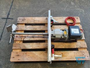 Rhrer, Rhrwerk:
(stirrer) Verfahrenstechnische Apparatur zur Homogenisierung von fliefhigen Substanzen (rhren). Mit Rhrern werden u.a. Prozesse, wie Mischen, Emulgieren, Lsen, Dispergieren durchgefhrt. Neben der stofflichen Homogenisierung kann auch die thermische Homogenisierung angestrebt sein (erzwungene Konvektion). Die jeweils eingesetzten Rhrerformen orientieren sich an der jeweiligen Rhraufgabe. So haben beispielsweise die Rhrer in Belebungsanlagen neben dem Homogenisierungseffekt auch das Einbringen von Sauerstoff in das Abwassergemisch (Belebtschlamm) zu Ziel.
Abhngig von der Mischaufgabe und dem Medium kommen unterschiedliche Bauformen wie z.B. Propeller- und Schneckenrhrwerke zum Einsatz.
Quelle: www.wasser-wissen.de
Schnelllufer:
Der Begriff Schnelllufer bezeichnet:

* die heute bliche Art einer Windkraftanlage (siehe auch Schnelllaufzahl)
* Dieselmotoren (vornehmlich Schiffsdiesel) mit einem Drehzahlbereich ber 2000 U/min
Quelle: www.wikipedia.org

