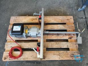 Rhrer, Rhrwerk:
(stirrer) Verfahrenstechnische Apparatur zur Homogenisierung von fliefhigen Substanzen (rhren). Mit Rhrern werden u.a. Prozesse, wie Mischen, Emulgieren, Lsen, Dispergieren durchgefhrt. Neben der stofflichen Homogenisierung kann auch die thermische Homogenisierung angestrebt sein (erzwungene Konvektion). Die jeweils eingesetzten Rhrerformen orientieren sich an der jeweiligen Rhraufgabe. So haben beispielsweise die Rhrer in Belebungsanlagen neben dem Homogenisierungseffekt auch das Einbringen von Sauerstoff in das Abwassergemisch (Belebtschlamm) zu Ziel.
Abhngig von der Mischaufgabe und dem Medium kommen unterschiedliche Bauformen wie z.B. Propeller- und Schneckenrhrwerke zum Einsatz.
Quelle: www.wasser-wissen.de
Schnelllufer:
Der Begriff Schnelllufer bezeichnet:

* die heute bliche Art einer Windkraftanlage (siehe auch Schnelllaufzahl)
* Dieselmotoren (vornehmlich Schiffsdiesel) mit einem Drehzahlbereich ber 2000 U/min
Quelle: www.wikipedia.org

