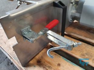 Rhrer, Rhrwerk:
(stirrer) Verfahrenstechnische Apparatur zur Homogenisierung von fliefhigen Substanzen (rhren). Mit Rhrern werden u.a. Prozesse, wie Mischen, Emulgieren, Lsen, Dispergieren durchgefhrt. Neben der stofflichen Homogenisierung kann auch die thermische Homogenisierung angestrebt sein (erzwungene Konvektion). Die jeweils eingesetzten Rhrerformen orientieren sich an der jeweiligen Rhraufgabe. So haben beispielsweise die Rhrer in Belebungsanlagen neben dem Homogenisierungseffekt auch das Einbringen von Sauerstoff in das Abwassergemisch (Belebtschlamm) zu Ziel.
Abhngig von der Mischaufgabe und dem Medium kommen unterschiedliche Bauformen wie z.B. Propeller- und Schneckenrhrwerke zum Einsatz.
Quelle: www.wasser-wissen.de
Schnelllufer:
Der Begriff Schnelllufer bezeichnet:

* die heute bliche Art einer Windkraftanlage (siehe auch Schnelllaufzahl)
* Dieselmotoren (vornehmlich Schiffsdiesel) mit einem Drehzahlbereich ber 2000 U/min
Quelle: www.wikipedia.org

