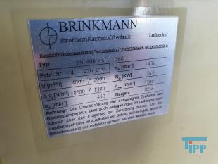 Geblse:
Hufige Bezeichnung fr Ventilator.
Fr die Versorgung der feinblasigen Druckbelftung in den Belebungsbecken einer Klranlage finden insbesondere Drehkolbengeblse Anwendung. Die von den Geblsen erzeugte Luftmenge kann hufig stufenlos eingestellt werden. Die Geblse sind stellen die grten Stromverbraucher auf einer Klranlage dar.
Quelle: www.wasser-wissen.de
Ventilator:
Als Ventilator (von ventulus, lat. fr schwacher Wind, Lftchen) wird ein elektrisches Gert bezeichnet, das dazu verwendet wird, die es umgebende Luft in Bewegung zu versetzen, ohne jedoch dabei zum Antrieb eines Gegenstandes (z. B. einem Flugzeug) zu dienen (die manuelle Version nennt man Fcher). Sie werden daher hufig auch als Lfter bezeichnet. Ist ein umgebendes, festes Gehuse vorhanden, so wird die Luft an einer Seite angesaugt und an der anderen ausgestoen. Bei leistungsstarken Ventilatoren ist die Bezeichnung Geblse gebruchlich.
Axialventilator: Axialventilatoren sind die gebruchlichste Bauform. Die Drehachse des Axiallaufrades verluft parallel bzw. axial zum Luftstrom. Die Luft wird durch das Axiallaufrad, hnlich wie bei einem Flugzeug- oder Schiffspropeller, bewegt. Die Vorteile von Axialventilatoren sind die, im Verhltnis zum hohen gefrderten Luftdurchsatz, geringen Abmessungen. Der Nachteil ist die geringere Druckerhhung im Verhltnis zum Radialventilator. Die Ausfhrung ohne Gehuse ist bei Tisch- und Deckenventilatoren (Lftern) blich. Axialventilatoren mit Gehuse und innen liegenden Antriebsmotor haben den Nachteil des Nabentotwassers hinter der Laufradnabe, den man jedoch durch geeignete Einbauten (Innendiffusor) weitgehend vermeiden kann. Da die Luft durch die Rotation hinter dem Axiallaufrad in Wirbeln austritt, wird durch feststehende Einbauten (Nachleitrad) eine Druckerhhung erreicht. Um die Druck-Austrittsverluste aus dem Axialventilator zu minimieren werden bei greren Ventilatoren Auendiffusoren eingesetzt.

Eine abgewandelte Ausfhrung des Axialventilators ist der sog. Diagonalventilator, bei dem das Gehuse und die Lfterschaufeln konisch geformt sind (der Radius wird zur Druckseite hin grer) und damit die Luft nicht axial, sondern diagonal austritt. Diagonalventilatoren haben bei gleicher Leistung und Gre einen greren Luftdurchsatz und bauen einen hheren Druck auf. Deshalb knnen sie z. B. bei gleichem Effekt bei geringerer Drehzahl betrieben werden und sind somit leiser.

Beide Ausfhrungen haben ein so genanntes Nabentotwasser (auch: Dead Spot), der sich hinter dem in der Mitte des Gerts angeordneten Motor befindet: Dort findet kaum eine Luftbewegung statt. Deshalb wurden auch schon Axialventilatoren entwickelt, die den Motor in einem umgebenden Gehuse enthalten und bei denen sich nur noch das Lager in der Mitte befindet. Diese Ausfhrung ist jedoch aufgrund der ungewhnlichen Bauform des Motors eher selten und auch teurer als vergleichbare Axialventilatoren. Aufwendig ist auch das Auswuchten wegen der groen, auen liegenden umlaufenden Masse des Antriebs. Besonders kompakte Ventilatoren werden in blicherweise nach dem Auenluferprinzip aufgebaut.
Radialventilator oder Zentrifugalventilator: Radialventilatoren werden berall dort verwendet, wo es auf grere Druckerhhung bei gleicher Luftmenge als bei den Axialventilatoren ankommt. Die Luft wird parallel bzw. axial zur Antriebsachse des Radialventilators angesaugt und durch die Rotation des Radiallaufrades um 90 umgelenkt und radial ausgeblasen. Es gibt einseitig und beidseitig ansaugende Radialventilatoren mit und ohne Gehuse. Bei der Ausfhrung mit spiralfrmigem Gehuse wird die Luft ber eine Austrittsflche des Gehuses ausgeblasen. Um die Druckverluste durch die hohe Austrittsgeschwindigkeit aus dem Radialventilator zu minimieren, muss auf geeignete weiterfhrende Kanalgestaltung geachtet werden (ggf. Einsetzen eines Diffusors). Bei der Ausfhrung ohne spiralfrmiges Gehuse wird die Luft radial aus dem Radiallaufrad ausgeblasen und durch eine geeignete Gehuseausfhrung wie z.B. bei Dachventilatoren ins Freie geblasen.
Tangential- oder Querstromventilatoren: Sie sehen auf den ersten Blick aus wie in die Lnge gezogene Radialventilatoren, das Funktionsprinzip ist jedoch grundlegend anders. Bei den Tangentialventilatoren wird die Luft zweimal (einmal von auen nach innen und einmal andersherum) durch das Lfterrad, welches hnlich dem des Radialventilators aufgebaut, jedoch meist lnger ist, bewegt. Die Luft wird also einmal groflchig (etwa die halbe Oberflche des Lfterrades) tangential zur Drehachse durch das Lfterrad angesaugt, um 90 umgelenkt, in dessen Inneren wieder tangential zur Drehachse aufgenommen, wieder umgelenkt und in das Gehuse gefhrt, wovon die Luft in der Regel durch einen schmalen, der Lnge des Lfterrades entsprechenden Spalt abgegeben wird. Der Antrieb befindet sich grundstzlich auerhalb des Luftstroms. Tangentialventilatoren knnen groe Luftmengen gleichmig ber eine breite Austrittsflche abgeben und sind daher gut zur Mantelkhlung von z. B. in modernen Elektroherden oder Tageslichtprojektoren geeignet. Sie finden des Weiteren auch in Klimagerten und in den flachen Heizlftern Einsatz. Tangentialventilatoren knnen bei sehr groem Luftdurchsatz extrem leise konstruiert werden, da sie schon bei geringen Drehzahlen hohe Druckwerte liefern.
Quelle: www.wikipedia.org