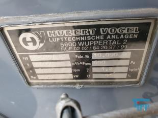 Geblse:
Hufige Bezeichnung fr Ventilator.
Fr die Versorgung der feinblasigen Druckbelftung in den Belebungsbecken einer Klranlage finden insbesondere Drehkolbengeblse Anwendung. Die von den Geblsen erzeugte Luftmenge kann hufig stufenlos eingestellt werden. Die Geblse sind stellen die grten Stromverbraucher auf einer Klranlage dar.
Quelle: www.wasser-wissen.de
Ventilator:
Als Ventilator (von ventulus, lat. fr schwacher Wind, Lftchen) wird ein elektrisches Gert bezeichnet, das dazu verwendet wird, die es umgebende Luft in Bewegung zu versetzen, ohne jedoch dabei zum Antrieb eines Gegenstandes (z. B. einem Flugzeug) zu dienen (die manuelle Version nennt man Fcher). Sie werden daher hufig auch als Lfter bezeichnet. Ist ein umgebendes, festes Gehuse vorhanden, so wird die Luft an einer Seite angesaugt und an der anderen ausgestoen. Bei leistungsstarken Ventilatoren ist die Bezeichnung Geblse gebruchlich.
Axialventilator: Axialventilatoren sind die gebruchlichste Bauform. Die Drehachse des Axiallaufrades verluft parallel bzw. axial zum Luftstrom. Die Luft wird durch das Axiallaufrad, hnlich wie bei einem Flugzeug- oder Schiffspropeller, bewegt. Die Vorteile von Axialventilatoren sind die, im Verhltnis zum hohen gefrderten Luftdurchsatz, geringen Abmessungen. Der Nachteil ist die geringere Druckerhhung im Verhltnis zum Radialventilator. Die Ausfhrung ohne Gehuse ist bei Tisch- und Deckenventilatoren (Lftern) blich. Axialventilatoren mit Gehuse und innen liegenden Antriebsmotor haben den Nachteil des Nabentotwassers hinter der Laufradnabe, den man jedoch durch geeignete Einbauten (Innendiffusor) weitgehend vermeiden kann. Da die Luft durch die Rotation hinter dem Axiallaufrad in Wirbeln austritt, wird durch feststehende Einbauten (Nachleitrad) eine Druckerhhung erreicht. Um die Druck-Austrittsverluste aus dem Axialventilator zu minimieren werden bei greren Ventilatoren Auendiffusoren eingesetzt.

Eine abgewandelte Ausfhrung des Axialventilators ist der sog. Diagonalventilator, bei dem das Gehuse und die Lfterschaufeln konisch geformt sind (der Radius wird zur Druckseite hin grer) und damit die Luft nicht axial, sondern diagonal austritt. Diagonalventilatoren haben bei gleicher Leistung und Gre einen greren Luftdurchsatz und bauen einen hheren Druck auf. Deshalb knnen sie z. B. bei gleichem Effekt bei geringerer Drehzahl betrieben werden und sind somit leiser.

Beide Ausfhrungen haben ein so genanntes Nabentotwasser (auch: Dead Spot), der sich hinter dem in der Mitte des Gerts angeordneten Motor befindet: Dort findet kaum eine Luftbewegung statt. Deshalb wurden auch schon Axialventilatoren entwickelt, die den Motor in einem umgebenden Gehuse enthalten und bei denen sich nur noch das Lager in der Mitte befindet. Diese Ausfhrung ist jedoch aufgrund der ungewhnlichen Bauform des Motors eher selten und auch teurer als vergleichbare Axialventilatoren. Aufwendig ist auch das Auswuchten wegen der groen, auen liegenden umlaufenden Masse des Antriebs. Besonders kompakte Ventilatoren werden in blicherweise nach dem Auenluferprinzip aufgebaut.
Radialventilator oder Zentrifugalventilator: Radialventilatoren werden berall dort verwendet, wo es auf grere Druckerhhung bei gleicher Luftmenge als bei den Axialventilatoren ankommt. Die Luft wird parallel bzw. axial zur Antriebsachse des Radialventilators angesaugt und durch die Rotation des Radiallaufrades um 90 umgelenkt und radial ausgeblasen. Es gibt einseitig und beidseitig ansaugende Radialventilatoren mit und ohne Gehuse. Bei der Ausfhrung mit spiralfrmigem Gehuse wird die Luft ber eine Austrittsflche des Gehuses ausgeblasen. Um die Druckverluste durch die hohe Austrittsgeschwindigkeit aus dem Radialventilator zu minimieren, muss auf geeignete weiterfhrende Kanalgestaltung geachtet werden (ggf. Einsetzen eines Diffusors). Bei der Ausfhrung ohne spiralfrmiges Gehuse wird die Luft radial aus dem Radiallaufrad ausgeblasen und durch eine geeignete Gehuseausfhrung wie z.B. bei Dachventilatoren ins Freie geblasen.
Tangential- oder Querstromventilatoren: Sie sehen auf den ersten Blick aus wie in die Lnge gezogene Radialventilatoren, das Funktionsprinzip ist jedoch grundlegend anders. Bei den Tangentialventilatoren wird die Luft zweimal (einmal von auen nach innen und einmal andersherum) durch das Lfterrad, welches hnlich dem des Radialventilators aufgebaut, jedoch meist lnger ist, bewegt. Die Luft wird also einmal groflchig (etwa die halbe Oberflche des Lfterrades) tangential zur Drehachse durch das Lfterrad angesaugt, um 90 umgelenkt, in dessen Inneren wieder tangential zur Drehachse aufgenommen, wieder umgelenkt und in das Gehuse gefhrt, wovon die Luft in der Regel durch einen schmalen, der Lnge des Lfterrades entsprechenden Spalt abgegeben wird. Der Antrieb befindet sich grundstzlich auerhalb des Luftstroms. Tangentialventilatoren knnen groe Luftmengen gleichmig ber eine breite Austrittsflche abgeben und sind daher gut zur Mantelkhlung von z. B. in modernen Elektroherden oder Tageslichtprojektoren geeignet. Sie finden des Weiteren auch in Klimagerten und in den flachen Heizlftern Einsatz. Tangentialventilatoren knnen bei sehr groem Luftdurchsatz extrem leise konstruiert werden, da sie schon bei geringen Drehzahlen hohe Druckwerte liefern.
Quelle: www.wikipedia.org