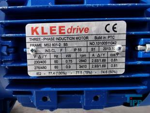 Filtration, Filtern:
(filtration) Filtern ist ein mechanisches Trennverfahren, um eine Suspension in seine Bestandteile Feststoff und Flssigkeit zu trennen. Als Filtermaterial wird z.B. Quarzsand verwendet. Besondere Bedeutung kommt der Aktivkohle zu. 

Je nach Fliegeschwindigkeit des Wassers im Filter wird zwischen

    * Langsamfiltern (meist 0,1 bis 0,2 m/h) und 
    * Schnellfiltern (z. B. 15 m/h)

unterschieden.

Aufgrund ihres groen Flchenbedarfs werden Langsamfilter seltener gebaut. Schnellfilter gibt es mit offenen Becken oder mit geschlossenen Kesseln. Bei der Reinigung werden sie mit Wasser und/oder Luft rckgesplt. Um die Raumwirkung zu vergrern und die Laufzeit zwischen zwei Splungen zu verlngern, werden Schnellfilter hufig als Mehrschichtfilter ausgefhrt. 

Beim Zweischichtfilter beispielsweise besteht die obere Schicht aus einem leichteren Material grberer Krnung (z. B. Filterkohle, Blhton, Blhschiefer oder Bims) und die untere Schicht aus einem schwereren Material feinerer Krnung (in der Regel Quarzsand).

Filtrationsverfahren werden u.a. eingesetzt, um hohen Anforderungen an die Feststofffreiheit im Abwasser gerecht zu werden. Dabei erfolgt die Trennung von Partikel und Flssigkeit durch eine Druckdifferenz zwischen den beiden Seiten des Filters, welche den Wassertransport durch den Filter ermglicht. Whrend des Filtervorganges werden die Feststoffe im Filter verdichtet und verringern somit das Porenvolumen, wodurch sich sowohl der Filterwiderstand als auch die Filtratqualitt verndern. Sobald der zulssige Filterwiderstand erreicht ist, muss der Filter rckgesplt und von den Feststoffen befreit werden.

Gelste Verbindungen knnen dagegen in herkmmlichen Filtern nicht abgetrennt werden. Eine Ausnahme bildet allerdings die Biofiltration, wobei der Filter gleichermaen als Nhrstoff fr Bakterien dient und somit eine Mglichkeit des aeroben Abbaus bereits gelster organischer Verbindungen darstellt. 
Quelle: www.wasser-wissen.de
Filterhilfsmittel, Filtrationshilfsmittel:
Filterhilfsmittel werden einem Filtrationsprozess hinzugegeben, um die Filtration zu ermglichen, erleichtern bzw. zu beschleunigen. 

Sie haben bei der Filtration die Aufgabe, 

    * Suspensionen mit nur wenig Feststoffanteil die Bildung eines Filterkuchens zu ermglichen oder 
    * bei schleimigen Feststoffen den sich sonst daraus bildenden zu dichten und schwer durchlssigen Filterkuchen aufzulockern. 

Filterhilfsmittel werden entweder der zu filtrierenden Suspension unmittelbar zugesetzt oder vor der Filtration als Hilfsschicht auf dem Filter gebildet. Die gebruchlichsten Filterhilfsmittel sind Zellulose, Kieselgel, Kieselgur, Holzkohle u. Holzmehl. Sie wirken alle physikalisch-mechanisch und verndern nicht die chemische Zusammensetzung der Flssigkeit zumal sie weitestgehend unlslich sind

Bei schwierigen Klrfiltrationen werden auch dem Filtrationsprozess von Abwssern Hilfsmittel zugegeben. Vor allem bei Abwssern wird versucht, sehr feine Teilchen durch Zugabe von Flockungshilfsmittel zu agglomerieren, worauf sich diese dann leichter abtrennen lassen. Da diese den Filterprozess erleichtern knnen, werden sie in manchen Fllen flschlicherweise auch als Filterhilfsmittel bezeichnet.
Quelle: www.wassert-wissen.de
