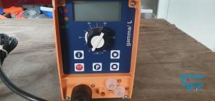 Dosierpumpe:Dosierpumpen kommen berall dort zum Einsatz, wo Flssigkeiten dosiert, d.h. mglichst genau mit einem definierten Volumen und in einer definierten Zeit einem Medium zugegeben werden sollen. 

Bei Dosierpumpen handelt es sich um oszillierende Verdrngerpumpen. Es wird ein definiertes Flssigkeitsvolumen beim Rckhub des Verdrngers eingesaugt und beim Druckhub in die Dosierleitung gedrckt. Die Frderleistung ist durch das Einstellen des Hubvolumens und der Dosierhbe pro Zeiteinheit vernderbar. So lsst sich eine gleich bleibend genaue und auch bei unterschiedlichen Gegendrcken konstante Dosierung erreichen.
Quelle: www.wasser-wissen.de