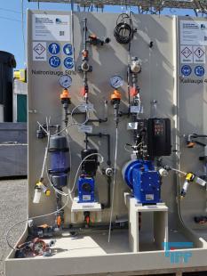 Dosierstation:

Dosierstationen sind wesentliche Anlagenteile in industriellen wie auch kommunalen Klranlagen. Sie dienen zur Fllungsmitteldosierung bei der Phosphatelimination oder zur Dosierung von Chemikalien (Wasserstoffperoxid, Natronlauge, Salzsure, Zitronensure etc.) fr die Reinigung der eingesetzten Membranen. 
Quelle: www.wasser-wissen.de