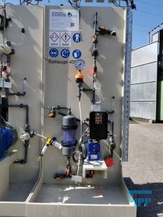 Dosierstation:

Dosierstationen sind wesentliche Anlagenteile in industriellen wie auch kommunalen Klranlagen. Sie dienen zur Fllungsmitteldosierung bei der Phosphatelimination oder zur Dosierung von Chemikalien (Wasserstoffperoxid, Natronlauge, Salzsure, Zitronensure etc.) fr die Reinigung der eingesetzten Membranen. 
Quelle: www.wasser-wissen.de