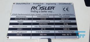 Zentrifuge:
Eine Zentrifuge ist ein technisches Gert, das unter Ausnutzung der Zentrifugalkraft die Bestandteile von Suspensionen, Emulsionen und Gasgemischen trennen kann (siehe auch Trennverfahren).

Bei Untersuchungen in der Raumfahrtmedizin werden Zentrifugen verwendet, um die Beschleunigungskrfte zu simulieren, die auf die Insassen eines Raumfahrzeuges whrend der Startphase einwirken.

Beispiele fr Zentrifugen im Haushalt sind die Salatschleuder und die Wscheschleuder: Das nasse Waschgut wird in die Trommel gegeben, die so schnell gedreht wird, dass es an die Wand der Trommel gepresst wird. Durch Lcher in der Wand kann das Wasser abflieen.

In der Technik und im Labor werden Zentrifugen sehr vielfltig eingesetzt, beispielsweise wird damit Kuhmilch in Sahne und fettreduzierte Milch getrennt (erfunden 1877 von Wilhelm Lefeldt). Auch Olivenl entsteht mit Hilfe einer Zentrifuge, ebenso Separatorenfleisch. Noch hufiger als zu einer solchen Trennung von Flssigkeiten verschiedener Dichte werden Zentrifugen zur Abtrennung von Feststoffen aus einer Flssigkeit verwendet. Im Labor gibt man dazu das Gemisch in Zentrifugenrhrchen, die deutlich dickwandiger und damit stabiler sind als Reagenzglser. Frher wurde die Laborzentrifuge mit einer Kurbel angetrieben, heute durch einen Elektromotor. Die Zentrifugation wird oft der Filtration vorgezogen, etwa wenn stark saure Lsungen Papierfilter angreifen wrden oder wenn die Entsorgung des Schlammes sortenrein, also ohne zustzlichen Filterhilfsstoff erfolgen soll.

Eine wichtige Kennziffer von Zentrifugen ist die Schleuderziffer g. Sie besagt, welche Beschleunigungskrfte auf das Zentrifugiergut ausgebt werden. 1000 g bezeichnet eine Beschleunigungskraft, die dem 1000-fachen der Erdbeschleunigung gleicht. Die g-Zahl wird konstruktiv durch den Zentrifugen-Trommeldurchmesser (Wirkdurchmesser) und die Drehzahl bestimmt.

In der metallverarbeitenden Industrie werden Zentrifugen zum Entlen von Metallspnen genutzt, wobei es mglich ist, einen Durchsatz bis zu zehn Tonnen pro Stunde im vollautomatischen Betrieb zu erreichen. Hierbei werden die vorher zerkleinerten Spne in vollem Lauf (700 bis ca. 1500 UpM) der Trommel zugefhrt und wieder ausgeworfen.

Ebenso werden in galvanischen Betrieben manuelle und vollautomatische Zentrifugen zum Trocknen von Schttgtern, wie Schrauben, Nieten usw., verwendet.

Extrem groe Zentrifugen werden in der Zuckerindustrie eingesetzt. Darin werden Zuckerkristalle und an diesen anhaftender Sirup voneinander getrennt.

Die Ultrazentrifuge wurde von Theodor Svedberg entwickelt, der damit die Sedimentationsgeschwindigkeiten von Makromoleklen und damit ihre ungefhre molare Masse bestimmte. Er erhielt 1926 den Nobelpreis. Ultrazentrifugen rotieren ihren Inhalt sehr schnell  bis zu 500.000-mal in der Minute. Deswegen befindet sich der Rotor meist im Vakuum, so dass keine Luftreibung auftritt.

Auch zur Isotopentrennung knnen Zentrifugen verwendet werden. Gewaltige Zentrifugen werden in Beschleunigungstests fr Piloten und Astronauten eingesetzt um die u.a. beim Start wirkenden Krfte (ein mehrfaches der Erdanziehungskraft) zu simulieren.

Aufgrund der groen kinetischen Energie von schnell drehenden Rotoren sind Sicherheitsvorkehrungen, vor allem ein stabiles Gehuse, sehr wichtig. Geschlossene Zentrifugen lassen sich oft nicht ffnen, solange sich der Rotor dreht, und ein Sicherheitsschalter verhindert eine Rotation bei geffnetem Gehuse.
Quelle: www.wikipedia.org

Zentrifugation:
(centrifugation) Trennung von Substanzen unterschiedlicher Masse durch Zentrifugalkraft. Prinzipiell handelt es sich um ein Sedimentationsverfahren, bei dem die durch die Gewichtskraft bewirkte Abtrennung von Teilchen bzw. dispergierter Flssigkeiten unterschiedlicher Dichte mit Hilfe der Zentrifugalkraft beschleunigt wird.

I.d.R. wird je nach Anwendung zwischen verschiedenen Zentrifugationstechniken unterschieden:

    * Differentielle Zentrifugation: Stufenweise hheren Zentrifugalbeschleunigungen bei schrittweise verlngerten Zentrifugationszeiten.
    * Dichtegradienten-Zentrifugation: entrifugation in einem Dichtegradienten zur Verringerung von Vibrationen, Wrmegradienten und Konvektionen.
    * Dichtegradienten-Differential- oder Zonenzentrifugation: (rate zonal method) Wanderung der Partikel durch einen stabilisierenden, sehr flachen Gradienten, dessen maximale Dichte nicht grer sein darf als die des am wenigsten dichten sedimentierenden Materials.

    * Isopyknische Zentrifugation: Wie bei der Zonen-Zentrifugation mit Dichtegradient, aber im Unterschied dazu bersteigt hier die maximale Dichte des Gradientenmaterials die der Partikel.

    * Analytische Ultrazentrifuge: Zur Bestimmung der Sedimentations-Konstanten und der Untersuchung von Makromoleklen.

    * Technische Zentrifuge: Bei gering oder mig verschmutztem Abwasser kann es auftreten, dass eine groe Flssigkeitsmenge durch wenige aber sehr feine Schwebteilchen getrbt wird. In diesem Fall ist eine Koagulation der Partikel zur Vorbehandlung einer solchen schwerfiltrierbaren Abwassersuspension sinnvoll, um mit mechanischen Trennverfahren wie Filtration oder Zentrifugation eine Klrung erzielen zu knnen. Daher kommen leistungsstrikte Zentrifugen zum Einsatz, Gerte mit schnell umlaufender Trommeln (Trennschleuder, Separator), die aufgrund des Dichteunterschiedes zum Wasser die Abtrennung von schweren oder leichten Stoffen ermglicht. Beispielweise kann die Abtrennung von l, aber auch die Schlammentwsserung mit Hilfe der Zentrifugation durchgefhrt werden. Ein bei Abwasserreinigungsanlagen oft zum Einsatz kommender Apparat zur Zentrifugation ist der Dekanter.
Quelle: www.wasser-wissen.de