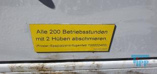 Zentrifuge:
Eine Zentrifuge ist ein technisches Gert, das unter Ausnutzung der Zentrifugalkraft die Bestandteile von Suspensionen, Emulsionen und Gasgemischen trennen kann (siehe auch Trennverfahren).

Bei Untersuchungen in der Raumfahrtmedizin werden Zentrifugen verwendet, um die Beschleunigungskrfte zu simulieren, die auf die Insassen eines Raumfahrzeuges whrend der Startphase einwirken.

Beispiele fr Zentrifugen im Haushalt sind die Salatschleuder und die Wscheschleuder: Das nasse Waschgut wird in die Trommel gegeben, die so schnell gedreht wird, dass es an die Wand der Trommel gepresst wird. Durch Lcher in der Wand kann das Wasser abflieen.

In der Technik und im Labor werden Zentrifugen sehr vielfltig eingesetzt, beispielsweise wird damit Kuhmilch in Sahne und fettreduzierte Milch getrennt (erfunden 1877 von Wilhelm Lefeldt). Auch Olivenl entsteht mit Hilfe einer Zentrifuge, ebenso Separatorenfleisch. Noch hufiger als zu einer solchen Trennung von Flssigkeiten verschiedener Dichte werden Zentrifugen zur Abtrennung von Feststoffen aus einer Flssigkeit verwendet. Im Labor gibt man dazu das Gemisch in Zentrifugenrhrchen, die deutlich dickwandiger und damit stabiler sind als Reagenzglser. Frher wurde die Laborzentrifuge mit einer Kurbel angetrieben, heute durch einen Elektromotor. Die Zentrifugation wird oft der Filtration vorgezogen, etwa wenn stark saure Lsungen Papierfilter angreifen wrden oder wenn die Entsorgung des Schlammes sortenrein, also ohne zustzlichen Filterhilfsstoff erfolgen soll.

Eine wichtige Kennziffer von Zentrifugen ist die Schleuderziffer g. Sie besagt, welche Beschleunigungskrfte auf das Zentrifugiergut ausgebt werden. 1000 g bezeichnet eine Beschleunigungskraft, die dem 1000-fachen der Erdbeschleunigung gleicht. Die g-Zahl wird konstruktiv durch den Zentrifugen-Trommeldurchmesser (Wirkdurchmesser) und die Drehzahl bestimmt.

In der metallverarbeitenden Industrie werden Zentrifugen zum Entlen von Metallspnen genutzt, wobei es mglich ist, einen Durchsatz bis zu zehn Tonnen pro Stunde im vollautomatischen Betrieb zu erreichen. Hierbei werden die vorher zerkleinerten Spne in vollem Lauf (700 bis ca. 1500 UpM) der Trommel zugefhrt und wieder ausgeworfen.

Ebenso werden in galvanischen Betrieben manuelle und vollautomatische Zentrifugen zum Trocknen von Schttgtern, wie Schrauben, Nieten usw., verwendet.

Extrem groe Zentrifugen werden in der Zuckerindustrie eingesetzt. Darin werden Zuckerkristalle und an diesen anhaftender Sirup voneinander getrennt.

Die Ultrazentrifuge wurde von Theodor Svedberg entwickelt, der damit die Sedimentationsgeschwindigkeiten von Makromoleklen und damit ihre ungefhre molare Masse bestimmte. Er erhielt 1926 den Nobelpreis. Ultrazentrifugen rotieren ihren Inhalt sehr schnell  bis zu 500.000-mal in der Minute. Deswegen befindet sich der Rotor meist im Vakuum, so dass keine Luftreibung auftritt.

Auch zur Isotopentrennung knnen Zentrifugen verwendet werden. Gewaltige Zentrifugen werden in Beschleunigungstests fr Piloten und Astronauten eingesetzt um die u.a. beim Start wirkenden Krfte (ein mehrfaches der Erdanziehungskraft) zu simulieren.

Aufgrund der groen kinetischen Energie von schnell drehenden Rotoren sind Sicherheitsvorkehrungen, vor allem ein stabiles Gehuse, sehr wichtig. Geschlossene Zentrifugen lassen sich oft nicht ffnen, solange sich der Rotor dreht, und ein Sicherheitsschalter verhindert eine Rotation bei geffnetem Gehuse.
Quelle: www.wikipedia.org

Zentrifugation:
(centrifugation) Trennung von Substanzen unterschiedlicher Masse durch Zentrifugalkraft. Prinzipiell handelt es sich um ein Sedimentationsverfahren, bei dem die durch die Gewichtskraft bewirkte Abtrennung von Teilchen bzw. dispergierter Flssigkeiten unterschiedlicher Dichte mit Hilfe der Zentrifugalkraft beschleunigt wird.

I.d.R. wird je nach Anwendung zwischen verschiedenen Zentrifugationstechniken unterschieden:

    * Differentielle Zentrifugation: Stufenweise hheren Zentrifugalbeschleunigungen bei schrittweise verlngerten Zentrifugationszeiten.
    * Dichtegradienten-Zentrifugation: entrifugation in einem Dichtegradienten zur Verringerung von Vibrationen, Wrmegradienten und Konvektionen.
    * Dichtegradienten-Differential- oder Zonenzentrifugation: (rate zonal method) Wanderung der Partikel durch einen stabilisierenden, sehr flachen Gradienten, dessen maximale Dichte nicht grer sein darf als die des am wenigsten dichten sedimentierenden Materials.

    * Isopyknische Zentrifugation: Wie bei der Zonen-Zentrifugation mit Dichtegradient, aber im Unterschied dazu bersteigt hier die maximale Dichte des Gradientenmaterials die der Partikel.

    * Analytische Ultrazentrifuge: Zur Bestimmung der Sedimentations-Konstanten und der Untersuchung von Makromoleklen.

    * Technische Zentrifuge: Bei gering oder mig verschmutztem Abwasser kann es auftreten, dass eine groe Flssigkeitsmenge durch wenige aber sehr feine Schwebteilchen getrbt wird. In diesem Fall ist eine Koagulation der Partikel zur Vorbehandlung einer solchen schwerfiltrierbaren Abwassersuspension sinnvoll, um mit mechanischen Trennverfahren wie Filtration oder Zentrifugation eine Klrung erzielen zu knnen. Daher kommen leistungsstrikte Zentrifugen zum Einsatz, Gerte mit schnell umlaufender Trommeln (Trennschleuder, Separator), die aufgrund des Dichteunterschiedes zum Wasser die Abtrennung von schweren oder leichten Stoffen ermglicht. Beispielweise kann die Abtrennung von l, aber auch die Schlammentwsserung mit Hilfe der Zentrifugation durchgefhrt werden. Ein bei Abwasserreinigungsanlagen oft zum Einsatz kommender Apparat zur Zentrifugation ist der Dekanter.
Quelle: www.wasser-wissen.de