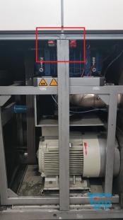 Verdampfer:
(evaporator) Verdampfer sind thermische Trennapparate zur Trennung von Komponenten aus einem Flssigkeitsgemisch mittels Verdampfung. Als Verdampfung wird der bergang einer Flssigkeit vom flssigen in den gas- bzw. dampffrmigen Zustand bezeichnet. 

Die Trennung kann dadurch erfolgen, dass die zu trennende Komponente verdampft und durch Kondensation zurck gewonnen wird (z.B. in einem Vakuumverdampfer) oder aber dadurch, dass ein gelster Stoff durch die Verdampfung des Lsemittels gewonnen werden soll (siehe auch Kristallisation). 
In der Regel werden zwei Grundprinzipien des Verdampfens unterschieden, die Oberflchenverdampfung und die Entspannungsverdampfung:

    * In Oberflchenverdampfern sind Heizraum und verdampfende Flssigkeit durch eine Wand getrennt, durch die die erforderliche Verdampfungswrme bertragen wird. Die Heizseite kann dabei ein Brennraum sein (z. B. Kraftwerkskessel) oder der Raum eines Wrmetauschers, in dem ein Wrmetrgermedium strmt.  
    * Im Gegensatz dazu wird bei der Entspannungsverdampfung (Flash-Verdampfung) ein flssiger Strom auf einen niedrigeren Druck gedrosselt. Dabei verdampft ein Teil der Flssigkeit, die sich dabei abkhlt. 

Je nach Anforderungen und bestehenden Bedingungen knnen diese Prozesse bei Umgebungsdruck, bei hheren Drcken oder auch im Vakuum (Vakuumverdampfer) erfolgen.

Der Gefahr der Ablagerung von Feststoffen auf den Heizflchen wird je nach Apparat mit unterschiedlichen Methoden entgegen getreten. Quelle:www.wasser-wissen.de
Eindampfung:
Die Eindampfung dient in erster Linie der Aufkonzentration von schwerflchtigen Bestandteilen im Rckstand. Dieses Verfahren ist immer dann einzusetzen, wenn die Abwasserinhaltstoffe mit Wasserdampf schwerflchtig sind. Bei leichtflchtigen Inhaltstoffen werden Strippverfahren gewhlt, bei denen gelste Gase aus Flssigkeiten mit Hilfe von Strippgasen (Dampf oder Inertgas) ausgetrieben werden. Bei der auch Gasphasenoxidation genannten Abwasserverbrennung werden in erster Linie organische Inhaltstoffe mit Sauerstoff chemisch oxidativ zerstrt und in CO2, H2O, SOx, NOx und Hx umgewandelt. Diese Verfahren gehren zu den technisch und energetisch aufwendigsten bei der Abwasserbehandlung. Extraktive Verfahren basieren darauf, dass mit organischen Lsungsmitteln Schadstoffe dem Abwasser entzogen werden. Die vier Phasen dieser Vorgnge sind:

 Durchmischung - Phasentrennung - Aufbereitung des Extraktes 

Weiterbehandlung des Abwassers

Bei den destillativen Verfahren werden Inhaltstoffe aus dem Abwasser thermisch ausgetrieben. Diese partielle Verdampfung bei erhhten Temperaturen basiert auf dem Henry-Daltonschen Gesetz. Gelste Gase werden mit Hilfe von Strippmedien (Luft, Dampf) aus Abwssern ausgetrieben. Quelle: www.wasser-wissen.de