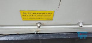 Zentrifuge:
Eine Zentrifuge ist ein technisches Gert, das unter Ausnutzung der Zentrifugalkraft die Bestandteile von Suspensionen, Emulsionen und Gasgemischen trennen kann (siehe auch Trennverfahren).

Bei Untersuchungen in der Raumfahrtmedizin werden Zentrifugen verwendet, um die Beschleunigungskrfte zu simulieren, die auf die Insassen eines Raumfahrzeuges whrend der Startphase einwirken.

Beispiele fr Zentrifugen im Haushalt sind die Salatschleuder und die Wscheschleuder: Das nasse Waschgut wird in die Trommel gegeben, die so schnell gedreht wird, dass es an die Wand der Trommel gepresst wird. Durch Lcher in der Wand kann das Wasser abflieen.

In der Technik und im Labor werden Zentrifugen sehr vielfltig eingesetzt, beispielsweise wird damit Kuhmilch in Sahne und fettreduzierte Milch getrennt (erfunden 1877 von Wilhelm Lefeldt). Auch Olivenl entsteht mit Hilfe einer Zentrifuge, ebenso Separatorenfleisch. Noch hufiger als zu einer solchen Trennung von Flssigkeiten verschiedener Dichte werden Zentrifugen zur Abtrennung von Feststoffen aus einer Flssigkeit verwendet. Im Labor gibt man dazu das Gemisch in Zentrifugenrhrchen, die deutlich dickwandiger und damit stabiler sind als Reagenzglser. Frher wurde die Laborzentrifuge mit einer Kurbel angetrieben, heute durch einen Elektromotor. Die Zentrifugation wird oft der Filtration vorgezogen, etwa wenn stark saure Lsungen Papierfilter angreifen wrden oder wenn die Entsorgung des Schlammes sortenrein, also ohne zustzlichen Filterhilfsstoff erfolgen soll.

Eine wichtige Kennziffer von Zentrifugen ist die Schleuderziffer g. Sie besagt, welche Beschleunigungskrfte auf das Zentrifugiergut ausgebt werden. 1000 g bezeichnet eine Beschleunigungskraft, die dem 1000-fachen der Erdbeschleunigung gleicht. Die g-Zahl wird konstruktiv durch den Zentrifugen-Trommeldurchmesser (Wirkdurchmesser) und die Drehzahl bestimmt.

In der metallverarbeitenden Industrie werden Zentrifugen zum Entlen von Metallspnen genutzt, wobei es mglich ist, einen Durchsatz bis zu zehn Tonnen pro Stunde im vollautomatischen Betrieb zu erreichen. Hierbei werden die vorher zerkleinerten Spne in vollem Lauf (700 bis ca. 1500 UpM) der Trommel zugefhrt und wieder ausgeworfen.

Ebenso werden in galvanischen Betrieben manuelle und vollautomatische Zentrifugen zum Trocknen von Schttgtern, wie Schrauben, Nieten usw., verwendet.

Extrem groe Zentrifugen werden in der Zuckerindustrie eingesetzt. Darin werden Zuckerkristalle und an diesen anhaftender Sirup voneinander getrennt.

Die Ultrazentrifuge wurde von Theodor Svedberg entwickelt, der damit die Sedimentationsgeschwindigkeiten von Makromoleklen und damit ihre ungefhre molare Masse bestimmte. Er erhielt 1926 den Nobelpreis. Ultrazentrifugen rotieren ihren Inhalt sehr schnell  bis zu 500.000-mal in der Minute. Deswegen befindet sich der Rotor meist im Vakuum, so dass keine Luftreibung auftritt.

Auch zur Isotopentrennung knnen Zentrifugen verwendet werden. Gewaltige Zentrifugen werden in Beschleunigungstests fr Piloten und Astronauten eingesetzt um die u.a. beim Start wirkenden Krfte (ein mehrfaches der Erdanziehungskraft) zu simulieren.

Aufgrund der groen kinetischen Energie von schnell drehenden Rotoren sind Sicherheitsvorkehrungen, vor allem ein stabiles Gehuse, sehr wichtig. Geschlossene Zentrifugen lassen sich oft nicht ffnen, solange sich der Rotor dreht, und ein Sicherheitsschalter verhindert eine Rotation bei geffnetem Gehuse.
Quelle: www.wikipedia.org

Zentrifugation:
(centrifugation) Trennung von Substanzen unterschiedlicher Masse durch Zentrifugalkraft. Prinzipiell handelt es sich um ein Sedimentationsverfahren, bei dem die durch die Gewichtskraft bewirkte Abtrennung von Teilchen bzw. dispergierter Flssigkeiten unterschiedlicher Dichte mit Hilfe der Zentrifugalkraft beschleunigt wird.

I.d.R. wird je nach Anwendung zwischen verschiedenen Zentrifugationstechniken unterschieden:

    * Differentielle Zentrifugation: Stufenweise hheren Zentrifugalbeschleunigungen bei schrittweise verlngerten Zentrifugationszeiten.
    * Dichtegradienten-Zentrifugation: entrifugation in einem Dichtegradienten zur Verringerung von Vibrationen, Wrmegradienten und Konvektionen.
    * Dichtegradienten-Differential- oder Zonenzentrifugation: (rate zonal method) Wanderung der Partikel durch einen stabilisierenden, sehr flachen Gradienten, dessen maximale Dichte nicht grer sein darf als die des am wenigsten dichten sedimentierenden Materials.

    * Isopyknische Zentrifugation: Wie bei der Zonen-Zentrifugation mit Dichtegradient, aber im Unterschied dazu bersteigt hier die maximale Dichte des Gradientenmaterials die der Partikel.

    * Analytische Ultrazentrifuge: Zur Bestimmung der Sedimentations-Konstanten und der Untersuchung von Makromoleklen.

    * Technische Zentrifuge: Bei gering oder mig verschmutztem Abwasser kann es auftreten, dass eine groe Flssigkeitsmenge durch wenige aber sehr feine Schwebteilchen getrbt wird. In diesem Fall ist eine Koagulation der Partikel zur Vorbehandlung einer solchen schwerfiltrierbaren Abwassersuspension sinnvoll, um mit mechanischen Trennverfahren wie Filtration oder Zentrifugation eine Klrung erzielen zu knnen. Daher kommen leistungsstrikte Zentrifugen zum Einsatz, Gerte mit schnell umlaufender Trommeln (Trennschleuder, Separator), die aufgrund des Dichteunterschiedes zum Wasser die Abtrennung von schweren oder leichten Stoffen ermglicht. Beispielweise kann die Abtrennung von l, aber auch die Schlammentwsserung mit Hilfe der Zentrifugation durchgefhrt werden. Ein bei Abwasserreinigungsanlagen oft zum Einsatz kommender Apparat zur Zentrifugation ist der Dekanter.
Quelle: www.wasser-wissen.de