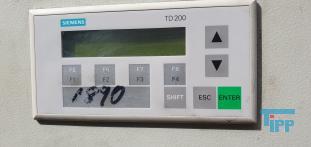 Zentrifuge:
Eine Zentrifuge ist ein technisches Gert, das unter Ausnutzung der Zentrifugalkraft die Bestandteile von Suspensionen, Emulsionen und Gasgemischen trennen kann (siehe auch Trennverfahren).

Bei Untersuchungen in der Raumfahrtmedizin werden Zentrifugen verwendet, um die Beschleunigungskrfte zu simulieren, die auf die Insassen eines Raumfahrzeuges whrend der Startphase einwirken.

Beispiele fr Zentrifugen im Haushalt sind die Salatschleuder und die Wscheschleuder: Das nasse Waschgut wird in die Trommel gegeben, die so schnell gedreht wird, dass es an die Wand der Trommel gepresst wird. Durch Lcher in der Wand kann das Wasser abflieen.

In der Technik und im Labor werden Zentrifugen sehr vielfltig eingesetzt, beispielsweise wird damit Kuhmilch in Sahne und fettreduzierte Milch getrennt (erfunden 1877 von Wilhelm Lefeldt). Auch Olivenl entsteht mit Hilfe einer Zentrifuge, ebenso Separatorenfleisch. Noch hufiger als zu einer solchen Trennung von Flssigkeiten verschiedener Dichte werden Zentrifugen zur Abtrennung von Feststoffen aus einer Flssigkeit verwendet. Im Labor gibt man dazu das Gemisch in Zentrifugenrhrchen, die deutlich dickwandiger und damit stabiler sind als Reagenzglser. Frher wurde die Laborzentrifuge mit einer Kurbel angetrieben, heute durch einen Elektromotor. Die Zentrifugation wird oft der Filtration vorgezogen, etwa wenn stark saure Lsungen Papierfilter angreifen wrden oder wenn die Entsorgung des Schlammes sortenrein, also ohne zustzlichen Filterhilfsstoff erfolgen soll.

Eine wichtige Kennziffer von Zentrifugen ist die Schleuderziffer g. Sie besagt, welche Beschleunigungskrfte auf das Zentrifugiergut ausgebt werden. 1000 g bezeichnet eine Beschleunigungskraft, die dem 1000-fachen der Erdbeschleunigung gleicht. Die g-Zahl wird konstruktiv durch den Zentrifugen-Trommeldurchmesser (Wirkdurchmesser) und die Drehzahl bestimmt.

In der metallverarbeitenden Industrie werden Zentrifugen zum Entlen von Metallspnen genutzt, wobei es mglich ist, einen Durchsatz bis zu zehn Tonnen pro Stunde im vollautomatischen Betrieb zu erreichen. Hierbei werden die vorher zerkleinerten Spne in vollem Lauf (700 bis ca. 1500 UpM) der Trommel zugefhrt und wieder ausgeworfen.

Ebenso werden in galvanischen Betrieben manuelle und vollautomatische Zentrifugen zum Trocknen von Schttgtern, wie Schrauben, Nieten usw., verwendet.

Extrem groe Zentrifugen werden in der Zuckerindustrie eingesetzt. Darin werden Zuckerkristalle und an diesen anhaftender Sirup voneinander getrennt.

Die Ultrazentrifuge wurde von Theodor Svedberg entwickelt, der damit die Sedimentationsgeschwindigkeiten von Makromoleklen und damit ihre ungefhre molare Masse bestimmte. Er erhielt 1926 den Nobelpreis. Ultrazentrifugen rotieren ihren Inhalt sehr schnell  bis zu 500.000-mal in der Minute. Deswegen befindet sich der Rotor meist im Vakuum, so dass keine Luftreibung auftritt.

Auch zur Isotopentrennung knnen Zentrifugen verwendet werden. Gewaltige Zentrifugen werden in Beschleunigungstests fr Piloten und Astronauten eingesetzt um die u.a. beim Start wirkenden Krfte (ein mehrfaches der Erdanziehungskraft) zu simulieren.

Aufgrund der groen kinetischen Energie von schnell drehenden Rotoren sind Sicherheitsvorkehrungen, vor allem ein stabiles Gehuse, sehr wichtig. Geschlossene Zentrifugen lassen sich oft nicht ffnen, solange sich der Rotor dreht, und ein Sicherheitsschalter verhindert eine Rotation bei geffnetem Gehuse.
Quelle: www.wikipedia.org

Zentrifugation:
(centrifugation) Trennung von Substanzen unterschiedlicher Masse durch Zentrifugalkraft. Prinzipiell handelt es sich um ein Sedimentationsverfahren, bei dem die durch die Gewichtskraft bewirkte Abtrennung von Teilchen bzw. dispergierter Flssigkeiten unterschiedlicher Dichte mit Hilfe der Zentrifugalkraft beschleunigt wird.

I.d.R. wird je nach Anwendung zwischen verschiedenen Zentrifugationstechniken unterschieden:

    * Differentielle Zentrifugation: Stufenweise hheren Zentrifugalbeschleunigungen bei schrittweise verlngerten Zentrifugationszeiten.
    * Dichtegradienten-Zentrifugation: entrifugation in einem Dichtegradienten zur Verringerung von Vibrationen, Wrmegradienten und Konvektionen.
    * Dichtegradienten-Differential- oder Zonenzentrifugation: (rate zonal method) Wanderung der Partikel durch einen stabilisierenden, sehr flachen Gradienten, dessen maximale Dichte nicht grer sein darf als die des am wenigsten dichten sedimentierenden Materials.

    * Isopyknische Zentrifugation: Wie bei der Zonen-Zentrifugation mit Dichtegradient, aber im Unterschied dazu bersteigt hier die maximale Dichte des Gradientenmaterials die der Partikel.

    * Analytische Ultrazentrifuge: Zur Bestimmung der Sedimentations-Konstanten und der Untersuchung von Makromoleklen.

    * Technische Zentrifuge: Bei gering oder mig verschmutztem Abwasser kann es auftreten, dass eine groe Flssigkeitsmenge durch wenige aber sehr feine Schwebteilchen getrbt wird. In diesem Fall ist eine Koagulation der Partikel zur Vorbehandlung einer solchen schwerfiltrierbaren Abwassersuspension sinnvoll, um mit mechanischen Trennverfahren wie Filtration oder Zentrifugation eine Klrung erzielen zu knnen. Daher kommen leistungsstrikte Zentrifugen zum Einsatz, Gerte mit schnell umlaufender Trommeln (Trennschleuder, Separator), die aufgrund des Dichteunterschiedes zum Wasser die Abtrennung von schweren oder leichten Stoffen ermglicht. Beispielweise kann die Abtrennung von l, aber auch die Schlammentwsserung mit Hilfe der Zentrifugation durchgefhrt werden. Ein bei Abwasserreinigungsanlagen oft zum Einsatz kommender Apparat zur Zentrifugation ist der Dekanter.
Quelle: www.wasser-wissen.de