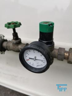 Dosierstation:

Dosierstationen sind wesentliche Anlagenteile in industriellen wie auch kommunalen Klranlagen. Sie dienen zur Fllungsmitteldosierung bei der Phosphatelimination oder zur Dosierung von Chemikalien (Wasserstoffperoxid, Natronlauge, Salzsure, Zitronensure etc.) fr die Reinigung der eingesetzten Membranen. 
Quelle: www.wasser-wissen.de