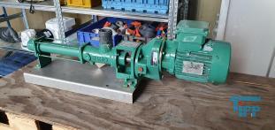 Exzenterschneckenpumpen: auch PCP (progressing cavity pump) genannt, sind Pumpen zur Frderung einer Vielzahl von Medien, insbesondere von dickflssigen, hochviskosen und abrasiven Medien wie zum Beispiel Schlmmen, Glle und Fetten.
Funktionsweise: Bei einer Exzenterschneckenpumpe dreht sich der angetriebene, schneckenfrmige Rotor um seine Achse und vollfhrt dabei eine exzentrische Drehbewegung in einem entsprechend geformten Gehuse, dem Stator. Der Rotor besteht dabei blicherweise aus einem hoch abriebfesten Material wie zum Beispiel Stahl. Der Stator hingegen besteht aus einem elastischen Material, zum Beispiel Gummi. Durch die spezielle Formgebung von Rotor und Stator entstehen zwischen Rotor und Stator abgedichtete Hohlrume, die sich bei Drehung des Rotors axial fortbewegen und das Medium frdern. Die Frdermenge ist dabei direkt proportional zum Drehwinkel des Rotors. Durch Variation der Steigungszahl kann der erzielte Druck in weiten Bereichen variiert werden. Erfinder dieser Pumpentechnik ist Professor Ren Moineau, der im Jahr 1930 seine Erfindung zum Patent anmeldete und in seiner Dissertation 1939 vertiefte. Nach ihm wird diese Technik auch Moineau-Prinzip genannt.

Die Form der Hohlrume ist dabei konstant, so dass das Frdermedium nicht gequetscht wird. Dadurch eignen sich diese Pumpen auch fr Emulsionen, die sich bei Quetschung leicht in ihre Phasen trennen wrden, wie z. B. Sahne.

Umgekehrt verhindert die schonende Frderung das Emulgieren miteinander gefrderter Medien wie z.B. in Bilgenwasser-Entleranlagen, in denen man das l nach der Frderung vom Wasser trennen will.

Ein besonderer Vorteil besteht darin, dass Exzenterschneckenpumpen kontinuierlich frdern, was sie fr die Verwendung in Vergussanlagen geeignet macht, auch fr hochviskose und abrasive Medien. Ebenfalls eignen sie sich als Bestandteile von Fassfolgeplattenpumpen.
Verwendung: Exzenterschneckenpumpen haben einen ausgesprochen weiten Anwendungsbereich. Durch ihren extrem einfachen Aufbau mit einer sehr geringen Anzahl von bewegten Teilen eigenen sie sich auch fr den Einsatz in sehr rauem Umfeld. Das Verschleiteil - der Stator - kann mit wenigen Handgriffen ausgetauscht werden.
Quelle: www.wikipedia.org