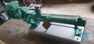 Exzenterschneckenpumpen: auch PCP (progressing cavity pump) genannt, sind Pumpen zur Frderung einer Vielzahl von Medien, insbesondere von dickflssigen, hochviskosen und abrasiven Medien wie zum Beispiel Schlmmen, Glle und Fetten.
Funktionsweise: Bei einer Exzenterschneckenpumpe dreht sich der angetriebene, schneckenfrmige Rotor um seine Achse und vollfhrt dabei eine exzentrische Drehbewegung in einem entsprechend geformten Gehuse, dem Stator. Der Rotor besteht dabei blicherweise aus einem hoch abriebfesten Material wie zum Beispiel Stahl. Der Stator hingegen besteht aus einem elastischen Material, zum Beispiel Gummi. Durch die spezielle Formgebung von Rotor und Stator entstehen zwischen Rotor und Stator abgedichtete Hohlrume, die sich bei Drehung des Rotors axial fortbewegen und das Medium frdern. Die Frdermenge ist dabei direkt proportional zum Drehwinkel des Rotors. Durch Variation der Steigungszahl kann der erzielte Druck in weiten Bereichen variiert werden. Erfinder dieser Pumpentechnik ist Professor Ren Moineau, der im Jahr 1930 seine Erfindung zum Patent anmeldete und in seiner Dissertation 1939 vertiefte. Nach ihm wird diese Technik auch Moineau-Prinzip genannt.

Die Form der Hohlrume ist dabei konstant, so dass das Frdermedium nicht gequetscht wird. Dadurch eignen sich diese Pumpen auch fr Emulsionen, die sich bei Quetschung leicht in ihre Phasen trennen wrden, wie z. B. Sahne.

Umgekehrt verhindert die schonende Frderung das Emulgieren miteinander gefrderter Medien wie z.B. in Bilgenwasser-Entleranlagen, in denen man das l nach der Frderung vom Wasser trennen will.

Ein besonderer Vorteil besteht darin, dass Exzenterschneckenpumpen kontinuierlich frdern, was sie fr die Verwendung in Vergussanlagen geeignet macht, auch fr hochviskose und abrasive Medien. Ebenfalls eignen sie sich als Bestandteile von Fassfolgeplattenpumpen.
Verwendung: Exzenterschneckenpumpen haben einen ausgesprochen weiten Anwendungsbereich. Durch ihren extrem einfachen Aufbau mit einer sehr geringen Anzahl von bewegten Teilen eigenen sie sich auch fr den Einsatz in sehr rauem Umfeld. Das Verschleiteil - der Stator - kann mit wenigen Handgriffen ausgetauscht werden.
Quelle: www.wikipedia.org