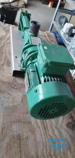 Exzenterschneckenpumpen: auch PCP (progressing cavity pump) genannt, sind Pumpen zur Frderung einer Vielzahl von Medien, insbesondere von dickflssigen, hochviskosen und abrasiven Medien wie zum Beispiel Schlmmen, Glle und Fetten.
Funktionsweise: Bei einer Exzenterschneckenpumpe dreht sich der angetriebene, schneckenfrmige Rotor um seine Achse und vollfhrt dabei eine exzentrische Drehbewegung in einem entsprechend geformten Gehuse, dem Stator. Der Rotor besteht dabei blicherweise aus einem hoch abriebfesten Material wie zum Beispiel Stahl. Der Stator hingegen besteht aus einem elastischen Material, zum Beispiel Gummi. Durch die spezielle Formgebung von Rotor und Stator entstehen zwischen Rotor und Stator abgedichtete Hohlrume, die sich bei Drehung des Rotors axial fortbewegen und das Medium frdern. Die Frdermenge ist dabei direkt proportional zum Drehwinkel des Rotors. Durch Variation der Steigungszahl kann der erzielte Druck in weiten Bereichen variiert werden. Erfinder dieser Pumpentechnik ist Professor Ren Moineau, der im Jahr 1930 seine Erfindung zum Patent anmeldete und in seiner Dissertation 1939 vertiefte. Nach ihm wird diese Technik auch Moineau-Prinzip genannt.

Die Form der Hohlrume ist dabei konstant, so dass das Frdermedium nicht gequetscht wird. Dadurch eignen sich diese Pumpen auch fr Emulsionen, die sich bei Quetschung leicht in ihre Phasen trennen wrden, wie z. B. Sahne.

Umgekehrt verhindert die schonende Frderung das Emulgieren miteinander gefrderter Medien wie z.B. in Bilgenwasser-Entleranlagen, in denen man das l nach der Frderung vom Wasser trennen will.

Ein besonderer Vorteil besteht darin, dass Exzenterschneckenpumpen kontinuierlich frdern, was sie fr die Verwendung in Vergussanlagen geeignet macht, auch fr hochviskose und abrasive Medien. Ebenfalls eignen sie sich als Bestandteile von Fassfolgeplattenpumpen.
Verwendung: Exzenterschneckenpumpen haben einen ausgesprochen weiten Anwendungsbereich. Durch ihren extrem einfachen Aufbau mit einer sehr geringen Anzahl von bewegten Teilen eigenen sie sich auch fr den Einsatz in sehr rauem Umfeld. Das Verschleiteil - der Stator - kann mit wenigen Handgriffen ausgetauscht werden.
Quelle: www.wikipedia.org