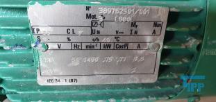 Exzenterschneckenpumpen: auch PCP (progressing cavity pump) genannt, sind Pumpen zur Frderung einer Vielzahl von Medien, insbesondere von dickflssigen, hochviskosen und abrasiven Medien wie zum Beispiel Schlmmen, Glle und Fetten.
Funktionsweise: Bei einer Exzenterschneckenpumpe dreht sich der angetriebene, schneckenfrmige Rotor um seine Achse und vollfhrt dabei eine exzentrische Drehbewegung in einem entsprechend geformten Gehuse, dem Stator. Der Rotor besteht dabei blicherweise aus einem hoch abriebfesten Material wie zum Beispiel Stahl. Der Stator hingegen besteht aus einem elastischen Material, zum Beispiel Gummi. Durch die spezielle Formgebung von Rotor und Stator entstehen zwischen Rotor und Stator abgedichtete Hohlrume, die sich bei Drehung des Rotors axial fortbewegen und das Medium frdern. Die Frdermenge ist dabei direkt proportional zum Drehwinkel des Rotors. Durch Variation der Steigungszahl kann der erzielte Druck in weiten Bereichen variiert werden. Erfinder dieser Pumpentechnik ist Professor Ren Moineau, der im Jahr 1930 seine Erfindung zum Patent anmeldete und in seiner Dissertation 1939 vertiefte. Nach ihm wird diese Technik auch Moineau-Prinzip genannt.

Die Form der Hohlrume ist dabei konstant, so dass das Frdermedium nicht gequetscht wird. Dadurch eignen sich diese Pumpen auch fr Emulsionen, die sich bei Quetschung leicht in ihre Phasen trennen wrden, wie z. B. Sahne.

Umgekehrt verhindert die schonende Frderung das Emulgieren miteinander gefrderter Medien wie z.B. in Bilgenwasser-Entleranlagen, in denen man das l nach der Frderung vom Wasser trennen will.

Ein besonderer Vorteil besteht darin, dass Exzenterschneckenpumpen kontinuierlich frdern, was sie fr die Verwendung in Vergussanlagen geeignet macht, auch fr hochviskose und abrasive Medien. Ebenfalls eignen sie sich als Bestandteile von Fassfolgeplattenpumpen.
Verwendung: Exzenterschneckenpumpen haben einen ausgesprochen weiten Anwendungsbereich. Durch ihren extrem einfachen Aufbau mit einer sehr geringen Anzahl von bewegten Teilen eigenen sie sich auch fr den Einsatz in sehr rauem Umfeld. Das Verschleiteil - der Stator - kann mit wenigen Handgriffen ausgetauscht werden.
Quelle: www.wikipedia.org