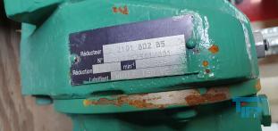Exzenterschneckenpumpen: auch PCP (progressing cavity pump) genannt, sind Pumpen zur Frderung einer Vielzahl von Medien, insbesondere von dickflssigen, hochviskosen und abrasiven Medien wie zum Beispiel Schlmmen, Glle und Fetten.
Funktionsweise: Bei einer Exzenterschneckenpumpe dreht sich der angetriebene, schneckenfrmige Rotor um seine Achse und vollfhrt dabei eine exzentrische Drehbewegung in einem entsprechend geformten Gehuse, dem Stator. Der Rotor besteht dabei blicherweise aus einem hoch abriebfesten Material wie zum Beispiel Stahl. Der Stator hingegen besteht aus einem elastischen Material, zum Beispiel Gummi. Durch die spezielle Formgebung von Rotor und Stator entstehen zwischen Rotor und Stator abgedichtete Hohlrume, die sich bei Drehung des Rotors axial fortbewegen und das Medium frdern. Die Frdermenge ist dabei direkt proportional zum Drehwinkel des Rotors. Durch Variation der Steigungszahl kann der erzielte Druck in weiten Bereichen variiert werden. Erfinder dieser Pumpentechnik ist Professor Ren Moineau, der im Jahr 1930 seine Erfindung zum Patent anmeldete und in seiner Dissertation 1939 vertiefte. Nach ihm wird diese Technik auch Moineau-Prinzip genannt.

Die Form der Hohlrume ist dabei konstant, so dass das Frdermedium nicht gequetscht wird. Dadurch eignen sich diese Pumpen auch fr Emulsionen, die sich bei Quetschung leicht in ihre Phasen trennen wrden, wie z. B. Sahne.

Umgekehrt verhindert die schonende Frderung das Emulgieren miteinander gefrderter Medien wie z.B. in Bilgenwasser-Entleranlagen, in denen man das l nach der Frderung vom Wasser trennen will.

Ein besonderer Vorteil besteht darin, dass Exzenterschneckenpumpen kontinuierlich frdern, was sie fr die Verwendung in Vergussanlagen geeignet macht, auch fr hochviskose und abrasive Medien. Ebenfalls eignen sie sich als Bestandteile von Fassfolgeplattenpumpen.
Verwendung: Exzenterschneckenpumpen haben einen ausgesprochen weiten Anwendungsbereich. Durch ihren extrem einfachen Aufbau mit einer sehr geringen Anzahl von bewegten Teilen eigenen sie sich auch fr den Einsatz in sehr rauem Umfeld. Das Verschleiteil - der Stator - kann mit wenigen Handgriffen ausgetauscht werden.
Quelle: www.wikipedia.org