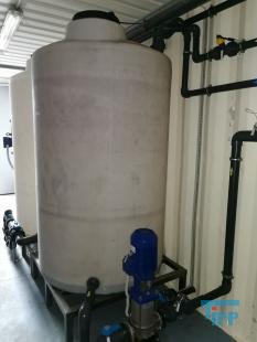 Umkehrosmose:
Die Umkehrosmose oder Reversosmose ist ein physikalisches Verfahren zur Aufkonzentrierung von in Flssigkeiten gelsten Stoffen, bei der mit Druck der natrliche Osmose-Prozess umgekehrt wird.
Sie wird zur Wasseraufbereitung fr Trink- und Prozesswasser, zur Abwasserbehandlung und zum Aufbereiten von Aquarienwasser verwendet. Auch Fruchtsaftkonzentrate werden nach diesem Prinzip hergestellt.
Das Medium, in dem die Konzentration eines bestimmten Stoffes verringert werden soll, ist durch eine halbdurchlssige (semipermeable) Membran von dem Medium getrennt, in dem die Konzentration erhht werden soll. Dieses wird einem Druck ausgesetzt, der hher sein muss als der Druck, der durch das osmotische Verlangen zum Konzentrationsausgleich entsteht. Dadurch knnen die Molekle des Lsungsmittels gegen ihre natrliche osmotische Ausbreitungsrichtung in den Bereich wandern, in dem die gelsten Stoffe bereits geringer konzentriert sind.

Trinkwasser hat einen osmotischen Druck von weniger als 2 bar, der angewendete Druck fr die Umkehrosmose von Trinkwasser betrgt 4 bis 30 bar, je nach verwendeter Membran und Anlagenkonfiguration. Manche anderen Flssigkeiten haben hhere osmotische Drcke, z. B. Meerwasser je nach Salzgehalt etwa 30 bar. Dementsprechend liegen die verwendeten Drcke fr die Meerwasserentsalzung bei 60 bis 80 bar. In einigen extremen Anwendungen, z. B. fr das Aufkonzentrieren von Deponiesickerwasser, werden noch hhere Drcke verwendet.

Die osmotische Membran, die nur die Trgerflssigkeit (Solvent) durchlsst und die gelsten Stoffe (Solute) zurckhlt, muss diesen hohen Drcken standhalten knnen. Wenn der Druckunterschied das osmotische Geflle mehr als ausgleicht, passen die Solventmolekle wie bei einem Filter durch die Membran, whrend die Verunreinigungsmolekle zurckgehalten werden. Im Gegensatz zu einem klassischen Membranfilter verfgen Osmosemembranen nicht ber durchgehende Poren. Vielmehr wandern die Ionen und Molekle durch die Membran hindurch, indem sie durch das Membranmaterial diffundieren. Das Lsungs-Diffusions-Modell beschreibt diesen Vorgang.

Der osmotische Druck steigt mit zunehmendem Konzentrationunterschied. Wird der osmotische Druck gleich dem angelegten Druck, kommt der Prozess zum Stehen. Um dem entgegenzuwirken, wird das Konzentrat stetig abgefhrt. Da das Auskristallisieren (Ausfallen) der Solute (Salz oder Mineralien) in den Membranen verhindert werden muss, ist die Benutzung der Umkehrosmose nur bis zu einer gewissen Maximalkonzentration des Konzentratflusses (reject) sinnvoll. Der Konzentratauslass fliet durch einen Druckregler, und da die Druckerzeugung viel Energie kostet, oft auch durch einen Druckaustauscher, der hilft, mehr Rohflssigkeit zu pumpen.
Meerwasserentsalzung: Beim Betrieb einer Meerwasserentsalzungsanlage zur Trinkwassergewinnung auf Umkehrosmosebasis ist neben der Verwendung von Vorfiltern und/oder Ausflockungsstufen auch der Einsatz verschiedener Chemikalien unerlsslich. Zum einen kann der pH-Wert durch Zugabe von Suren erniedrigt werden, eine andere Methode, das Auskristallisieren von Salzen zu verhindern, ist die Zugabe von Antibelagmitteln (engl. Antiscaling). Bei diesen Substanzen handelt es sich um polymere Verbindungen auf Phosphat- oder Maleinsurebasis, welche die sich bildenden Kristallite umschlieen und so verhindern, dass kristalline Ausfllungen auf der Membran entstehen knnen.

Gerade Anlagen, die das aufzubereitende Wasser direkt aus dem Meer beziehen (Open Intake), mssen mittels Bioziden (meist auf Brombasis) diskontinuierlich von sich bildenden Biofilmen befreit werden. Leider wird in vielen sdlichen Lndern auch gerne Chlor zur Desinfektion vor Membrananlagen eingesetzt, das aufgrund der Chlorempfindlichkeit der Membranen dann wieder aufwendig entfernt werden muss.

Dennoch muss die Membran in regelmigen Abstnden gereinigt werden, um einen konstanten Durchsatz an trinkfertigem Wasser zu gewhrleisten.

Das direkt aus dem Umkehrosmoseprozess stammende Wasser ist sehr ionenarm, sodass seine direkte Verwendung als Trinkwasser umstritten ist. Vor Einspeisung in das Trinkwassersystem werden deshalb aus geschmacklichen und gesundheitlichen Grnden wieder Salze zugefgt. Die Zumischung von Salzen wird in der Trinkwasseraufbereitung ber ultrafiltriertes Rohwasser durchgefhrt. Dadurch wird gewhrleistet, dass nur bakteriell unbedenkliches Rohwasser in das ffentliche Trinkwassernetz gelangt. Das Permeat wird meist durch Marmorfilter erreicht, wobei das Kalk-Kohlensure-Gleichgewicht wieder eingestellt wird.
Aquarientechnik: In der Aquarientechnik ist die Umkehrosmose eine Methode zur Gewinnung von gereinigtem, Ionen-freiem Wasser.

In Umkehrosmoseanlagen fr Aquarien sind der Membran in der Regel ein Feinfilter und ein Aktivkohlefilter vorgeschaltet, um die Membran vor mechanischer Verschmutzung und vor im Trinkwasser ggf. vorhandenem Chlor zu schtzen. Die Anlage bentigt Splwasser, um die sich auf der Eingangsseite ansammelnden Ionen aus dem System zu entfernen. Die meisten Anlagen verbrauchen die drei- bis vierfache Menge des erzeugten gereinigten Wassers als Splwasser.

Der Vorteil der Umkehrosmose gegenber dem zur Wasserenthrtung ebenfalls einsetzbaren Ionenaustauscher auf Kunstharzbasis (bekannt auch als Filterpatronen zur Trinkwasseraufbereitung) liegt darin, dass die Ionen nur entfernt und nicht durch andere ersetzt werden. Ionenaustauscher ersetzen die Calciumionen des harten Wassers durch Natriumionen, die besonders bei hoher Ausgangshrte eine hohe Konzentration erreichen. Ionenaustauscher mssen zudem entweder regelmig ersetzt (Kaffeefilter) oder mit Kochsalzlsung regeneriert (z. B. in der Geschirrsplmaschine) werden.

Wenn fr ein Aquarium Umkehrosmose-Wasser verwendet werden soll, muss entweder ein Teil Leitungswasser beigemischt werden, oder es mssen danach gezielt Aufhrtesalze zugesetzt werden, damit das Wasser die fr Tiere und Pflanzen erforderlichen Mineralstoffe enthlt. Ausnahme sind extreme Weichwasserfische und Schwarzwasseraquarien. Zudem besteht wegen der fehlenden Pufferwirkung die Gefahr, dass der pH-Wert des Wassers in den sauren Bereich umschlgt.

Im Aquaristenjargon sind die Krzel UO (z. B. UO-Wasser) und UOA (= Umkehrosmoseanlage) gebruchlich.
Medizintechnik: Die Umkehrosmose wird als Vorstufe zur Herstellung von Reinstwasser fr die Medizintechnik verwendet. Der Einsatz von Reinstwasser ist zum Beispiel in der Dialyse fr das Dialysegert notwendig. Reinstwasser enthlt im Gegensatz zu herkmmlichem Wasser (dieses enthlt z. B. Mineralstoffe wie Magnesium) so gut wie keine Fremdstoffe. Wasser, welches durch Injektion in den Krper gelangt, oder mit spter in den Krper zurckzufhrenden Krperflssigkeiten oder Blut in Kontakt kommt, muss den Spezifkationen von Wasser fr Injektionszwecke entsprechen.
Weinbereitung: In der Weinbereitung wird die Umkehrosmose eingesetzt, um gutes Traubenmaterial zu einem sehr dichten Most zu verarbeiten. Der Most erfhrt eine Aufkonzentration aller Inhaltsstoffe, dementsprechend ist es nicht mglich, aus sauren Trauben einen Spitzenwein zu gewinnen. Viele Spitzenweine durchlaufen einen solchen Veredlungsgang (v. a. kalifornische Erzeugnisse, aber auch franzsische, sterreichische, italienische). In Deutschland ist dieses Verfahren nur bei Weiweinen zugelassen.
Quelle: www.wikipedia.org