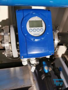 Umkehrosmose:
Die Umkehrosmose oder Reversosmose ist ein physikalisches Verfahren zur Aufkonzentrierung von in Flssigkeiten gelsten Stoffen, bei der mit Druck der natrliche Osmose-Prozess umgekehrt wird.
Sie wird zur Wasseraufbereitung fr Trink- und Prozesswasser, zur Abwasserbehandlung und zum Aufbereiten von Aquarienwasser verwendet. Auch Fruchtsaftkonzentrate werden nach diesem Prinzip hergestellt.
Das Medium, in dem die Konzentration eines bestimmten Stoffes verringert werden soll, ist durch eine halbdurchlssige (semipermeable) Membran von dem Medium getrennt, in dem die Konzentration erhht werden soll. Dieses wird einem Druck ausgesetzt, der hher sein muss als der Druck, der durch das osmotische Verlangen zum Konzentrationsausgleich entsteht. Dadurch knnen die Molekle des Lsungsmittels gegen ihre natrliche osmotische Ausbreitungsrichtung in den Bereich wandern, in dem die gelsten Stoffe bereits geringer konzentriert sind.

Trinkwasser hat einen osmotischen Druck von weniger als 2 bar, der angewendete Druck fr die Umkehrosmose von Trinkwasser betrgt 4 bis 30 bar, je nach verwendeter Membran und Anlagenkonfiguration. Manche anderen Flssigkeiten haben hhere osmotische Drcke, z. B. Meerwasser je nach Salzgehalt etwa 30 bar. Dementsprechend liegen die verwendeten Drcke fr die Meerwasserentsalzung bei 60 bis 80 bar. In einigen extremen Anwendungen, z. B. fr das Aufkonzentrieren von Deponiesickerwasser, werden noch hhere Drcke verwendet.

Die osmotische Membran, die nur die Trgerflssigkeit (Solvent) durchlsst und die gelsten Stoffe (Solute) zurckhlt, muss diesen hohen Drcken standhalten knnen. Wenn der Druckunterschied das osmotische Geflle mehr als ausgleicht, passen die Solventmolekle wie bei einem Filter durch die Membran, whrend die Verunreinigungsmolekle zurckgehalten werden. Im Gegensatz zu einem klassischen Membranfilter verfgen Osmosemembranen nicht ber durchgehende Poren. Vielmehr wandern die Ionen und Molekle durch die Membran hindurch, indem sie durch das Membranmaterial diffundieren. Das Lsungs-Diffusions-Modell beschreibt diesen Vorgang.

Der osmotische Druck steigt mit zunehmendem Konzentrationunterschied. Wird der osmotische Druck gleich dem angelegten Druck, kommt der Prozess zum Stehen. Um dem entgegenzuwirken, wird das Konzentrat stetig abgefhrt. Da das Auskristallisieren (Ausfallen) der Solute (Salz oder Mineralien) in den Membranen verhindert werden muss, ist die Benutzung der Umkehrosmose nur bis zu einer gewissen Maximalkonzentration des Konzentratflusses (reject) sinnvoll. Der Konzentratauslass fliet durch einen Druckregler, und da die Druckerzeugung viel Energie kostet, oft auch durch einen Druckaustauscher, der hilft, mehr Rohflssigkeit zu pumpen.
Meerwasserentsalzung: Beim Betrieb einer Meerwasserentsalzungsanlage zur Trinkwassergewinnung auf Umkehrosmosebasis ist neben der Verwendung von Vorfiltern und/oder Ausflockungsstufen auch der Einsatz verschiedener Chemikalien unerlsslich. Zum einen kann der pH-Wert durch Zugabe von Suren erniedrigt werden, eine andere Methode, das Auskristallisieren von Salzen zu verhindern, ist die Zugabe von Antibelagmitteln (engl. Antiscaling). Bei diesen Substanzen handelt es sich um polymere Verbindungen auf Phosphat- oder Maleinsurebasis, welche die sich bildenden Kristallite umschlieen und so verhindern, dass kristalline Ausfllungen auf der Membran entstehen knnen.

Gerade Anlagen, die das aufzubereitende Wasser direkt aus dem Meer beziehen (Open Intake), mssen mittels Bioziden (meist auf Brombasis) diskontinuierlich von sich bildenden Biofilmen befreit werden. Leider wird in vielen sdlichen Lndern auch gerne Chlor zur Desinfektion vor Membrananlagen eingesetzt, das aufgrund der Chlorempfindlichkeit der Membranen dann wieder aufwendig entfernt werden muss.

Dennoch muss die Membran in regelmigen Abstnden gereinigt werden, um einen konstanten Durchsatz an trinkfertigem Wasser zu gewhrleisten.

Das direkt aus dem Umkehrosmoseprozess stammende Wasser ist sehr ionenarm, sodass seine direkte Verwendung als Trinkwasser umstritten ist. Vor Einspeisung in das Trinkwassersystem werden deshalb aus geschmacklichen und gesundheitlichen Grnden wieder Salze zugefgt. Die Zumischung von Salzen wird in der Trinkwasseraufbereitung ber ultrafiltriertes Rohwasser durchgefhrt. Dadurch wird gewhrleistet, dass nur bakteriell unbedenkliches Rohwasser in das ffentliche Trinkwassernetz gelangt. Das Permeat wird meist durch Marmorfilter erreicht, wobei das Kalk-Kohlensure-Gleichgewicht wieder eingestellt wird.
Aquarientechnik: In der Aquarientechnik ist die Umkehrosmose eine Methode zur Gewinnung von gereinigtem, Ionen-freiem Wasser.

In Umkehrosmoseanlagen fr Aquarien sind der Membran in der Regel ein Feinfilter und ein Aktivkohlefilter vorgeschaltet, um die Membran vor mechanischer Verschmutzung und vor im Trinkwasser ggf. vorhandenem Chlor zu schtzen. Die Anlage bentigt Splwasser, um die sich auf der Eingangsseite ansammelnden Ionen aus dem System zu entfernen. Die meisten Anlagen verbrauchen die drei- bis vierfache Menge des erzeugten gereinigten Wassers als Splwasser.

Der Vorteil der Umkehrosmose gegenber dem zur Wasserenthrtung ebenfalls einsetzbaren Ionenaustauscher auf Kunstharzbasis (bekannt auch als Filterpatronen zur Trinkwasseraufbereitung) liegt darin, dass die Ionen nur entfernt und nicht durch andere ersetzt werden. Ionenaustauscher ersetzen die Calciumionen des harten Wassers durch Natriumionen, die besonders bei hoher Ausgangshrte eine hohe Konzentration erreichen. Ionenaustauscher mssen zudem entweder regelmig ersetzt (Kaffeefilter) oder mit Kochsalzlsung regeneriert (z. B. in der Geschirrsplmaschine) werden.

Wenn fr ein Aquarium Umkehrosmose-Wasser verwendet werden soll, muss entweder ein Teil Leitungswasser beigemischt werden, oder es mssen danach gezielt Aufhrtesalze zugesetzt werden, damit das Wasser die fr Tiere und Pflanzen erforderlichen Mineralstoffe enthlt. Ausnahme sind extreme Weichwasserfische und Schwarzwasseraquarien. Zudem besteht wegen der fehlenden Pufferwirkung die Gefahr, dass der pH-Wert des Wassers in den sauren Bereich umschlgt.

Im Aquaristenjargon sind die Krzel UO (z. B. UO-Wasser) und UOA (= Umkehrosmoseanlage) gebruchlich.
Medizintechnik: Die Umkehrosmose wird als Vorstufe zur Herstellung von Reinstwasser fr die Medizintechnik verwendet. Der Einsatz von Reinstwasser ist zum Beispiel in der Dialyse fr das Dialysegert notwendig. Reinstwasser enthlt im Gegensatz zu herkmmlichem Wasser (dieses enthlt z. B. Mineralstoffe wie Magnesium) so gut wie keine Fremdstoffe. Wasser, welches durch Injektion in den Krper gelangt, oder mit spter in den Krper zurckzufhrenden Krperflssigkeiten oder Blut in Kontakt kommt, muss den Spezifkationen von Wasser fr Injektionszwecke entsprechen.
Weinbereitung: In der Weinbereitung wird die Umkehrosmose eingesetzt, um gutes Traubenmaterial zu einem sehr dichten Most zu verarbeiten. Der Most erfhrt eine Aufkonzentration aller Inhaltsstoffe, dementsprechend ist es nicht mglich, aus sauren Trauben einen Spitzenwein zu gewinnen. Viele Spitzenweine durchlaufen einen solchen Veredlungsgang (v. a. kalifornische Erzeugnisse, aber auch franzsische, sterreichische, italienische). In Deutschland ist dieses Verfahren nur bei Weiweinen zugelassen.
Quelle: www.wikipedia.org