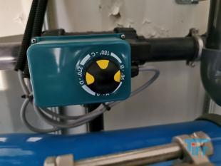 Umkehrosmose:
Die Umkehrosmose oder Reversosmose ist ein physikalisches Verfahren zur Aufkonzentrierung von in Flssigkeiten gelsten Stoffen, bei der mit Druck der natrliche Osmose-Prozess umgekehrt wird.
Sie wird zur Wasseraufbereitung fr Trink- und Prozesswasser, zur Abwasserbehandlung und zum Aufbereiten von Aquarienwasser verwendet. Auch Fruchtsaftkonzentrate werden nach diesem Prinzip hergestellt.
Das Medium, in dem die Konzentration eines bestimmten Stoffes verringert werden soll, ist durch eine halbdurchlssige (semipermeable) Membran von dem Medium getrennt, in dem die Konzentration erhht werden soll. Dieses wird einem Druck ausgesetzt, der hher sein muss als der Druck, der durch das osmotische Verlangen zum Konzentrationsausgleich entsteht. Dadurch knnen die Molekle des Lsungsmittels gegen ihre natrliche osmotische Ausbreitungsrichtung in den Bereich wandern, in dem die gelsten Stoffe bereits geringer konzentriert sind.

Trinkwasser hat einen osmotischen Druck von weniger als 2 bar, der angewendete Druck fr die Umkehrosmose von Trinkwasser betrgt 4 bis 30 bar, je nach verwendeter Membran und Anlagenkonfiguration. Manche anderen Flssigkeiten haben hhere osmotische Drcke, z. B. Meerwasser je nach Salzgehalt etwa 30 bar. Dementsprechend liegen die verwendeten Drcke fr die Meerwasserentsalzung bei 60 bis 80 bar. In einigen extremen Anwendungen, z. B. fr das Aufkonzentrieren von Deponiesickerwasser, werden noch hhere Drcke verwendet.

Die osmotische Membran, die nur die Trgerflssigkeit (Solvent) durchlsst und die gelsten Stoffe (Solute) zurckhlt, muss diesen hohen Drcken standhalten knnen. Wenn der Druckunterschied das osmotische Geflle mehr als ausgleicht, passen die Solventmolekle wie bei einem Filter durch die Membran, whrend die Verunreinigungsmolekle zurckgehalten werden. Im Gegensatz zu einem klassischen Membranfilter verfgen Osmosemembranen nicht ber durchgehende Poren. Vielmehr wandern die Ionen und Molekle durch die Membran hindurch, indem sie durch das Membranmaterial diffundieren. Das Lsungs-Diffusions-Modell beschreibt diesen Vorgang.

Der osmotische Druck steigt mit zunehmendem Konzentrationunterschied. Wird der osmotische Druck gleich dem angelegten Druck, kommt der Prozess zum Stehen. Um dem entgegenzuwirken, wird das Konzentrat stetig abgefhrt. Da das Auskristallisieren (Ausfallen) der Solute (Salz oder Mineralien) in den Membranen verhindert werden muss, ist die Benutzung der Umkehrosmose nur bis zu einer gewissen Maximalkonzentration des Konzentratflusses (reject) sinnvoll. Der Konzentratauslass fliet durch einen Druckregler, und da die Druckerzeugung viel Energie kostet, oft auch durch einen Druckaustauscher, der hilft, mehr Rohflssigkeit zu pumpen.
Meerwasserentsalzung: Beim Betrieb einer Meerwasserentsalzungsanlage zur Trinkwassergewinnung auf Umkehrosmosebasis ist neben der Verwendung von Vorfiltern und/oder Ausflockungsstufen auch der Einsatz verschiedener Chemikalien unerlsslich. Zum einen kann der pH-Wert durch Zugabe von Suren erniedrigt werden, eine andere Methode, das Auskristallisieren von Salzen zu verhindern, ist die Zugabe von Antibelagmitteln (engl. Antiscaling). Bei diesen Substanzen handelt es sich um polymere Verbindungen auf Phosphat- oder Maleinsurebasis, welche die sich bildenden Kristallite umschlieen und so verhindern, dass kristalline Ausfllungen auf der Membran entstehen knnen.

Gerade Anlagen, die das aufzubereitende Wasser direkt aus dem Meer beziehen (Open Intake), mssen mittels Bioziden (meist auf Brombasis) diskontinuierlich von sich bildenden Biofilmen befreit werden. Leider wird in vielen sdlichen Lndern auch gerne Chlor zur Desinfektion vor Membrananlagen eingesetzt, das aufgrund der Chlorempfindlichkeit der Membranen dann wieder aufwendig entfernt werden muss.

Dennoch muss die Membran in regelmigen Abstnden gereinigt werden, um einen konstanten Durchsatz an trinkfertigem Wasser zu gewhrleisten.

Das direkt aus dem Umkehrosmoseprozess stammende Wasser ist sehr ionenarm, sodass seine direkte Verwendung als Trinkwasser umstritten ist. Vor Einspeisung in das Trinkwassersystem werden deshalb aus geschmacklichen und gesundheitlichen Grnden wieder Salze zugefgt. Die Zumischung von Salzen wird in der Trinkwasseraufbereitung ber ultrafiltriertes Rohwasser durchgefhrt. Dadurch wird gewhrleistet, dass nur bakteriell unbedenkliches Rohwasser in das ffentliche Trinkwassernetz gelangt. Das Permeat wird meist durch Marmorfilter erreicht, wobei das Kalk-Kohlensure-Gleichgewicht wieder eingestellt wird.
Aquarientechnik: In der Aquarientechnik ist die Umkehrosmose eine Methode zur Gewinnung von gereinigtem, Ionen-freiem Wasser.

In Umkehrosmoseanlagen fr Aquarien sind der Membran in der Regel ein Feinfilter und ein Aktivkohlefilter vorgeschaltet, um die Membran vor mechanischer Verschmutzung und vor im Trinkwasser ggf. vorhandenem Chlor zu schtzen. Die Anlage bentigt Splwasser, um die sich auf der Eingangsseite ansammelnden Ionen aus dem System zu entfernen. Die meisten Anlagen verbrauchen die drei- bis vierfache Menge des erzeugten gereinigten Wassers als Splwasser.

Der Vorteil der Umkehrosmose gegenber dem zur Wasserenthrtung ebenfalls einsetzbaren Ionenaustauscher auf Kunstharzbasis (bekannt auch als Filterpatronen zur Trinkwasseraufbereitung) liegt darin, dass die Ionen nur entfernt und nicht durch andere ersetzt werden. Ionenaustauscher ersetzen die Calciumionen des harten Wassers durch Natriumionen, die besonders bei hoher Ausgangshrte eine hohe Konzentration erreichen. Ionenaustauscher mssen zudem entweder regelmig ersetzt (Kaffeefilter) oder mit Kochsalzlsung regeneriert (z. B. in der Geschirrsplmaschine) werden.

Wenn fr ein Aquarium Umkehrosmose-Wasser verwendet werden soll, muss entweder ein Teil Leitungswasser beigemischt werden, oder es mssen danach gezielt Aufhrtesalze zugesetzt werden, damit das Wasser die fr Tiere und Pflanzen erforderlichen Mineralstoffe enthlt. Ausnahme sind extreme Weichwasserfische und Schwarzwasseraquarien. Zudem besteht wegen der fehlenden Pufferwirkung die Gefahr, dass der pH-Wert des Wassers in den sauren Bereich umschlgt.

Im Aquaristenjargon sind die Krzel UO (z. B. UO-Wasser) und UOA (= Umkehrosmoseanlage) gebruchlich.
Medizintechnik: Die Umkehrosmose wird als Vorstufe zur Herstellung von Reinstwasser fr die Medizintechnik verwendet. Der Einsatz von Reinstwasser ist zum Beispiel in der Dialyse fr das Dialysegert notwendig. Reinstwasser enthlt im Gegensatz zu herkmmlichem Wasser (dieses enthlt z. B. Mineralstoffe wie Magnesium) so gut wie keine Fremdstoffe. Wasser, welches durch Injektion in den Krper gelangt, oder mit spter in den Krper zurckzufhrenden Krperflssigkeiten oder Blut in Kontakt kommt, muss den Spezifkationen von Wasser fr Injektionszwecke entsprechen.
Weinbereitung: In der Weinbereitung wird die Umkehrosmose eingesetzt, um gutes Traubenmaterial zu einem sehr dichten Most zu verarbeiten. Der Most erfhrt eine Aufkonzentration aller Inhaltsstoffe, dementsprechend ist es nicht mglich, aus sauren Trauben einen Spitzenwein zu gewinnen. Viele Spitzenweine durchlaufen einen solchen Veredlungsgang (v. a. kalifornische Erzeugnisse, aber auch franzsische, sterreichische, italienische). In Deutschland ist dieses Verfahren nur bei Weiweinen zugelassen.
Quelle: www.wikipedia.org