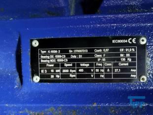Umkehrosmose:
Die Umkehrosmose oder Reversosmose ist ein physikalisches Verfahren zur Aufkonzentrierung von in Flssigkeiten gelsten Stoffen, bei der mit Druck der natrliche Osmose-Prozess umgekehrt wird.
Sie wird zur Wasseraufbereitung fr Trink- und Prozesswasser, zur Abwasserbehandlung und zum Aufbereiten von Aquarienwasser verwendet. Auch Fruchtsaftkonzentrate werden nach diesem Prinzip hergestellt.
Das Medium, in dem die Konzentration eines bestimmten Stoffes verringert werden soll, ist durch eine halbdurchlssige (semipermeable) Membran von dem Medium getrennt, in dem die Konzentration erhht werden soll. Dieses wird einem Druck ausgesetzt, der hher sein muss als der Druck, der durch das osmotische Verlangen zum Konzentrationsausgleich entsteht. Dadurch knnen die Molekle des Lsungsmittels gegen ihre natrliche osmotische Ausbreitungsrichtung in den Bereich wandern, in dem die gelsten Stoffe bereits geringer konzentriert sind.

Trinkwasser hat einen osmotischen Druck von weniger als 2 bar, der angewendete Druck fr die Umkehrosmose von Trinkwasser betrgt 4 bis 30 bar, je nach verwendeter Membran und Anlagenkonfiguration. Manche anderen Flssigkeiten haben hhere osmotische Drcke, z. B. Meerwasser je nach Salzgehalt etwa 30 bar. Dementsprechend liegen die verwendeten Drcke fr die Meerwasserentsalzung bei 60 bis 80 bar. In einigen extremen Anwendungen, z. B. fr das Aufkonzentrieren von Deponiesickerwasser, werden noch hhere Drcke verwendet.

Die osmotische Membran, die nur die Trgerflssigkeit (Solvent) durchlsst und die gelsten Stoffe (Solute) zurckhlt, muss diesen hohen Drcken standhalten knnen. Wenn der Druckunterschied das osmotische Geflle mehr als ausgleicht, passen die Solventmolekle wie bei einem Filter durch die Membran, whrend die Verunreinigungsmolekle zurckgehalten werden. Im Gegensatz zu einem klassischen Membranfilter verfgen Osmosemembranen nicht ber durchgehende Poren. Vielmehr wandern die Ionen und Molekle durch die Membran hindurch, indem sie durch das Membranmaterial diffundieren. Das Lsungs-Diffusions-Modell beschreibt diesen Vorgang.

Der osmotische Druck steigt mit zunehmendem Konzentrationunterschied. Wird der osmotische Druck gleich dem angelegten Druck, kommt der Prozess zum Stehen. Um dem entgegenzuwirken, wird das Konzentrat stetig abgefhrt. Da das Auskristallisieren (Ausfallen) der Solute (Salz oder Mineralien) in den Membranen verhindert werden muss, ist die Benutzung der Umkehrosmose nur bis zu einer gewissen Maximalkonzentration des Konzentratflusses (reject) sinnvoll. Der Konzentratauslass fliet durch einen Druckregler, und da die Druckerzeugung viel Energie kostet, oft auch durch einen Druckaustauscher, der hilft, mehr Rohflssigkeit zu pumpen.
Meerwasserentsalzung: Beim Betrieb einer Meerwasserentsalzungsanlage zur Trinkwassergewinnung auf Umkehrosmosebasis ist neben der Verwendung von Vorfiltern und/oder Ausflockungsstufen auch der Einsatz verschiedener Chemikalien unerlsslich. Zum einen kann der pH-Wert durch Zugabe von Suren erniedrigt werden, eine andere Methode, das Auskristallisieren von Salzen zu verhindern, ist die Zugabe von Antibelagmitteln (engl. Antiscaling). Bei diesen Substanzen handelt es sich um polymere Verbindungen auf Phosphat- oder Maleinsurebasis, welche die sich bildenden Kristallite umschlieen und so verhindern, dass kristalline Ausfllungen auf der Membran entstehen knnen.

Gerade Anlagen, die das aufzubereitende Wasser direkt aus dem Meer beziehen (Open Intake), mssen mittels Bioziden (meist auf Brombasis) diskontinuierlich von sich bildenden Biofilmen befreit werden. Leider wird in vielen sdlichen Lndern auch gerne Chlor zur Desinfektion vor Membrananlagen eingesetzt, das aufgrund der Chlorempfindlichkeit der Membranen dann wieder aufwendig entfernt werden muss.

Dennoch muss die Membran in regelmigen Abstnden gereinigt werden, um einen konstanten Durchsatz an trinkfertigem Wasser zu gewhrleisten.

Das direkt aus dem Umkehrosmoseprozess stammende Wasser ist sehr ionenarm, sodass seine direkte Verwendung als Trinkwasser umstritten ist. Vor Einspeisung in das Trinkwassersystem werden deshalb aus geschmacklichen und gesundheitlichen Grnden wieder Salze zugefgt. Die Zumischung von Salzen wird in der Trinkwasseraufbereitung ber ultrafiltriertes Rohwasser durchgefhrt. Dadurch wird gewhrleistet, dass nur bakteriell unbedenkliches Rohwasser in das ffentliche Trinkwassernetz gelangt. Das Permeat wird meist durch Marmorfilter erreicht, wobei das Kalk-Kohlensure-Gleichgewicht wieder eingestellt wird.
Aquarientechnik: In der Aquarientechnik ist die Umkehrosmose eine Methode zur Gewinnung von gereinigtem, Ionen-freiem Wasser.

In Umkehrosmoseanlagen fr Aquarien sind der Membran in der Regel ein Feinfilter und ein Aktivkohlefilter vorgeschaltet, um die Membran vor mechanischer Verschmutzung und vor im Trinkwasser ggf. vorhandenem Chlor zu schtzen. Die Anlage bentigt Splwasser, um die sich auf der Eingangsseite ansammelnden Ionen aus dem System zu entfernen. Die meisten Anlagen verbrauchen die drei- bis vierfache Menge des erzeugten gereinigten Wassers als Splwasser.

Der Vorteil der Umkehrosmose gegenber dem zur Wasserenthrtung ebenfalls einsetzbaren Ionenaustauscher auf Kunstharzbasis (bekannt auch als Filterpatronen zur Trinkwasseraufbereitung) liegt darin, dass die Ionen nur entfernt und nicht durch andere ersetzt werden. Ionenaustauscher ersetzen die Calciumionen des harten Wassers durch Natriumionen, die besonders bei hoher Ausgangshrte eine hohe Konzentration erreichen. Ionenaustauscher mssen zudem entweder regelmig ersetzt (Kaffeefilter) oder mit Kochsalzlsung regeneriert (z. B. in der Geschirrsplmaschine) werden.

Wenn fr ein Aquarium Umkehrosmose-Wasser verwendet werden soll, muss entweder ein Teil Leitungswasser beigemischt werden, oder es mssen danach gezielt Aufhrtesalze zugesetzt werden, damit das Wasser die fr Tiere und Pflanzen erforderlichen Mineralstoffe enthlt. Ausnahme sind extreme Weichwasserfische und Schwarzwasseraquarien. Zudem besteht wegen der fehlenden Pufferwirkung die Gefahr, dass der pH-Wert des Wassers in den sauren Bereich umschlgt.

Im Aquaristenjargon sind die Krzel UO (z. B. UO-Wasser) und UOA (= Umkehrosmoseanlage) gebruchlich.
Medizintechnik: Die Umkehrosmose wird als Vorstufe zur Herstellung von Reinstwasser fr die Medizintechnik verwendet. Der Einsatz von Reinstwasser ist zum Beispiel in der Dialyse fr das Dialysegert notwendig. Reinstwasser enthlt im Gegensatz zu herkmmlichem Wasser (dieses enthlt z. B. Mineralstoffe wie Magnesium) so gut wie keine Fremdstoffe. Wasser, welches durch Injektion in den Krper gelangt, oder mit spter in den Krper zurckzufhrenden Krperflssigkeiten oder Blut in Kontakt kommt, muss den Spezifkationen von Wasser fr Injektionszwecke entsprechen.
Weinbereitung: In der Weinbereitung wird die Umkehrosmose eingesetzt, um gutes Traubenmaterial zu einem sehr dichten Most zu verarbeiten. Der Most erfhrt eine Aufkonzentration aller Inhaltsstoffe, dementsprechend ist es nicht mglich, aus sauren Trauben einen Spitzenwein zu gewinnen. Viele Spitzenweine durchlaufen einen solchen Veredlungsgang (v. a. kalifornische Erzeugnisse, aber auch franzsische, sterreichische, italienische). In Deutschland ist dieses Verfahren nur bei Weiweinen zugelassen.
Quelle: www.wikipedia.org