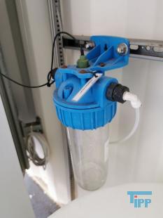 Umkehrosmose:
Die Umkehrosmose oder Reversosmose ist ein physikalisches Verfahren zur Aufkonzentrierung von in Flssigkeiten gelsten Stoffen, bei der mit Druck der natrliche Osmose-Prozess umgekehrt wird.
Sie wird zur Wasseraufbereitung fr Trink- und Prozesswasser, zur Abwasserbehandlung und zum Aufbereiten von Aquarienwasser verwendet. Auch Fruchtsaftkonzentrate werden nach diesem Prinzip hergestellt.
Das Medium, in dem die Konzentration eines bestimmten Stoffes verringert werden soll, ist durch eine halbdurchlssige (semipermeable) Membran von dem Medium getrennt, in dem die Konzentration erhht werden soll. Dieses wird einem Druck ausgesetzt, der hher sein muss als der Druck, der durch das osmotische Verlangen zum Konzentrationsausgleich entsteht. Dadurch knnen die Molekle des Lsungsmittels gegen ihre natrliche osmotische Ausbreitungsrichtung in den Bereich wandern, in dem die gelsten Stoffe bereits geringer konzentriert sind.

Trinkwasser hat einen osmotischen Druck von weniger als 2 bar, der angewendete Druck fr die Umkehrosmose von Trinkwasser betrgt 4 bis 30 bar, je nach verwendeter Membran und Anlagenkonfiguration. Manche anderen Flssigkeiten haben hhere osmotische Drcke, z. B. Meerwasser je nach Salzgehalt etwa 30 bar. Dementsprechend liegen die verwendeten Drcke fr die Meerwasserentsalzung bei 60 bis 80 bar. In einigen extremen Anwendungen, z. B. fr das Aufkonzentrieren von Deponiesickerwasser, werden noch hhere Drcke verwendet.

Die osmotische Membran, die nur die Trgerflssigkeit (Solvent) durchlsst und die gelsten Stoffe (Solute) zurckhlt, muss diesen hohen Drcken standhalten knnen. Wenn der Druckunterschied das osmotische Geflle mehr als ausgleicht, passen die Solventmolekle wie bei einem Filter durch die Membran, whrend die Verunreinigungsmolekle zurckgehalten werden. Im Gegensatz zu einem klassischen Membranfilter verfgen Osmosemembranen nicht ber durchgehende Poren. Vielmehr wandern die Ionen und Molekle durch die Membran hindurch, indem sie durch das Membranmaterial diffundieren. Das Lsungs-Diffusions-Modell beschreibt diesen Vorgang.

Der osmotische Druck steigt mit zunehmendem Konzentrationunterschied. Wird der osmotische Druck gleich dem angelegten Druck, kommt der Prozess zum Stehen. Um dem entgegenzuwirken, wird das Konzentrat stetig abgefhrt. Da das Auskristallisieren (Ausfallen) der Solute (Salz oder Mineralien) in den Membranen verhindert werden muss, ist die Benutzung der Umkehrosmose nur bis zu einer gewissen Maximalkonzentration des Konzentratflusses (reject) sinnvoll. Der Konzentratauslass fliet durch einen Druckregler, und da die Druckerzeugung viel Energie kostet, oft auch durch einen Druckaustauscher, der hilft, mehr Rohflssigkeit zu pumpen.
Meerwasserentsalzung: Beim Betrieb einer Meerwasserentsalzungsanlage zur Trinkwassergewinnung auf Umkehrosmosebasis ist neben der Verwendung von Vorfiltern und/oder Ausflockungsstufen auch der Einsatz verschiedener Chemikalien unerlsslich. Zum einen kann der pH-Wert durch Zugabe von Suren erniedrigt werden, eine andere Methode, das Auskristallisieren von Salzen zu verhindern, ist die Zugabe von Antibelagmitteln (engl. Antiscaling). Bei diesen Substanzen handelt es sich um polymere Verbindungen auf Phosphat- oder Maleinsurebasis, welche die sich bildenden Kristallite umschlieen und so verhindern, dass kristalline Ausfllungen auf der Membran entstehen knnen.

Gerade Anlagen, die das aufzubereitende Wasser direkt aus dem Meer beziehen (Open Intake), mssen mittels Bioziden (meist auf Brombasis) diskontinuierlich von sich bildenden Biofilmen befreit werden. Leider wird in vielen sdlichen Lndern auch gerne Chlor zur Desinfektion vor Membrananlagen eingesetzt, das aufgrund der Chlorempfindlichkeit der Membranen dann wieder aufwendig entfernt werden muss.

Dennoch muss die Membran in regelmigen Abstnden gereinigt werden, um einen konstanten Durchsatz an trinkfertigem Wasser zu gewhrleisten.

Das direkt aus dem Umkehrosmoseprozess stammende Wasser ist sehr ionenarm, sodass seine direkte Verwendung als Trinkwasser umstritten ist. Vor Einspeisung in das Trinkwassersystem werden deshalb aus geschmacklichen und gesundheitlichen Grnden wieder Salze zugefgt. Die Zumischung von Salzen wird in der Trinkwasseraufbereitung ber ultrafiltriertes Rohwasser durchgefhrt. Dadurch wird gewhrleistet, dass nur bakteriell unbedenkliches Rohwasser in das ffentliche Trinkwassernetz gelangt. Das Permeat wird meist durch Marmorfilter erreicht, wobei das Kalk-Kohlensure-Gleichgewicht wieder eingestellt wird.
Aquarientechnik: In der Aquarientechnik ist die Umkehrosmose eine Methode zur Gewinnung von gereinigtem, Ionen-freiem Wasser.

In Umkehrosmoseanlagen fr Aquarien sind der Membran in der Regel ein Feinfilter und ein Aktivkohlefilter vorgeschaltet, um die Membran vor mechanischer Verschmutzung und vor im Trinkwasser ggf. vorhandenem Chlor zu schtzen. Die Anlage bentigt Splwasser, um die sich auf der Eingangsseite ansammelnden Ionen aus dem System zu entfernen. Die meisten Anlagen verbrauchen die drei- bis vierfache Menge des erzeugten gereinigten Wassers als Splwasser.

Der Vorteil der Umkehrosmose gegenber dem zur Wasserenthrtung ebenfalls einsetzbaren Ionenaustauscher auf Kunstharzbasis (bekannt auch als Filterpatronen zur Trinkwasseraufbereitung) liegt darin, dass die Ionen nur entfernt und nicht durch andere ersetzt werden. Ionenaustauscher ersetzen die Calciumionen des harten Wassers durch Natriumionen, die besonders bei hoher Ausgangshrte eine hohe Konzentration erreichen. Ionenaustauscher mssen zudem entweder regelmig ersetzt (Kaffeefilter) oder mit Kochsalzlsung regeneriert (z. B. in der Geschirrsplmaschine) werden.

Wenn fr ein Aquarium Umkehrosmose-Wasser verwendet werden soll, muss entweder ein Teil Leitungswasser beigemischt werden, oder es mssen danach gezielt Aufhrtesalze zugesetzt werden, damit das Wasser die fr Tiere und Pflanzen erforderlichen Mineralstoffe enthlt. Ausnahme sind extreme Weichwasserfische und Schwarzwasseraquarien. Zudem besteht wegen der fehlenden Pufferwirkung die Gefahr, dass der pH-Wert des Wassers in den sauren Bereich umschlgt.

Im Aquaristenjargon sind die Krzel UO (z. B. UO-Wasser) und UOA (= Umkehrosmoseanlage) gebruchlich.
Medizintechnik: Die Umkehrosmose wird als Vorstufe zur Herstellung von Reinstwasser fr die Medizintechnik verwendet. Der Einsatz von Reinstwasser ist zum Beispiel in der Dialyse fr das Dialysegert notwendig. Reinstwasser enthlt im Gegensatz zu herkmmlichem Wasser (dieses enthlt z. B. Mineralstoffe wie Magnesium) so gut wie keine Fremdstoffe. Wasser, welches durch Injektion in den Krper gelangt, oder mit spter in den Krper zurckzufhrenden Krperflssigkeiten oder Blut in Kontakt kommt, muss den Spezifkationen von Wasser fr Injektionszwecke entsprechen.
Weinbereitung: In der Weinbereitung wird die Umkehrosmose eingesetzt, um gutes Traubenmaterial zu einem sehr dichten Most zu verarbeiten. Der Most erfhrt eine Aufkonzentration aller Inhaltsstoffe, dementsprechend ist es nicht mglich, aus sauren Trauben einen Spitzenwein zu gewinnen. Viele Spitzenweine durchlaufen einen solchen Veredlungsgang (v. a. kalifornische Erzeugnisse, aber auch franzsische, sterreichische, italienische). In Deutschland ist dieses Verfahren nur bei Weiweinen zugelassen.
Quelle: www.wikipedia.org