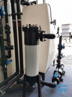 Umkehrosmose:
Die Umkehrosmose oder Reversosmose ist ein physikalisches Verfahren zur Aufkonzentrierung von in Flssigkeiten gelsten Stoffen, bei der mit Druck der natrliche Osmose-Prozess umgekehrt wird.
Sie wird zur Wasseraufbereitung fr Trink- und Prozesswasser, zur Abwasserbehandlung und zum Aufbereiten von Aquarienwasser verwendet. Auch Fruchtsaftkonzentrate werden nach diesem Prinzip hergestellt.
Das Medium, in dem die Konzentration eines bestimmten Stoffes verringert werden soll, ist durch eine halbdurchlssige (semipermeable) Membran von dem Medium getrennt, in dem die Konzentration erhht werden soll. Dieses wird einem Druck ausgesetzt, der hher sein muss als der Druck, der durch das osmotische Verlangen zum Konzentrationsausgleich entsteht. Dadurch knnen die Molekle des Lsungsmittels gegen ihre natrliche osmotische Ausbreitungsrichtung in den Bereich wandern, in dem die gelsten Stoffe bereits geringer konzentriert sind.

Trinkwasser hat einen osmotischen Druck von weniger als 2 bar, der angewendete Druck fr die Umkehrosmose von Trinkwasser betrgt 4 bis 30 bar, je nach verwendeter Membran und Anlagenkonfiguration. Manche anderen Flssigkeiten haben hhere osmotische Drcke, z. B. Meerwasser je nach Salzgehalt etwa 30 bar. Dementsprechend liegen die verwendeten Drcke fr die Meerwasserentsalzung bei 60 bis 80 bar. In einigen extremen Anwendungen, z. B. fr das Aufkonzentrieren von Deponiesickerwasser, werden noch hhere Drcke verwendet.

Die osmotische Membran, die nur die Trgerflssigkeit (Solvent) durchlsst und die gelsten Stoffe (Solute) zurckhlt, muss diesen hohen Drcken standhalten knnen. Wenn der Druckunterschied das osmotische Geflle mehr als ausgleicht, passen die Solventmolekle wie bei einem Filter durch die Membran, whrend die Verunreinigungsmolekle zurckgehalten werden. Im Gegensatz zu einem klassischen Membranfilter verfgen Osmosemembranen nicht ber durchgehende Poren. Vielmehr wandern die Ionen und Molekle durch die Membran hindurch, indem sie durch das Membranmaterial diffundieren. Das Lsungs-Diffusions-Modell beschreibt diesen Vorgang.

Der osmotische Druck steigt mit zunehmendem Konzentrationunterschied. Wird der osmotische Druck gleich dem angelegten Druck, kommt der Prozess zum Stehen. Um dem entgegenzuwirken, wird das Konzentrat stetig abgefhrt. Da das Auskristallisieren (Ausfallen) der Solute (Salz oder Mineralien) in den Membranen verhindert werden muss, ist die Benutzung der Umkehrosmose nur bis zu einer gewissen Maximalkonzentration des Konzentratflusses (reject) sinnvoll. Der Konzentratauslass fliet durch einen Druckregler, und da die Druckerzeugung viel Energie kostet, oft auch durch einen Druckaustauscher, der hilft, mehr Rohflssigkeit zu pumpen.
Meerwasserentsalzung: Beim Betrieb einer Meerwasserentsalzungsanlage zur Trinkwassergewinnung auf Umkehrosmosebasis ist neben der Verwendung von Vorfiltern und/oder Ausflockungsstufen auch der Einsatz verschiedener Chemikalien unerlsslich. Zum einen kann der pH-Wert durch Zugabe von Suren erniedrigt werden, eine andere Methode, das Auskristallisieren von Salzen zu verhindern, ist die Zugabe von Antibelagmitteln (engl. Antiscaling). Bei diesen Substanzen handelt es sich um polymere Verbindungen auf Phosphat- oder Maleinsurebasis, welche die sich bildenden Kristallite umschlieen und so verhindern, dass kristalline Ausfllungen auf der Membran entstehen knnen.

Gerade Anlagen, die das aufzubereitende Wasser direkt aus dem Meer beziehen (Open Intake), mssen mittels Bioziden (meist auf Brombasis) diskontinuierlich von sich bildenden Biofilmen befreit werden. Leider wird in vielen sdlichen Lndern auch gerne Chlor zur Desinfektion vor Membrananlagen eingesetzt, das aufgrund der Chlorempfindlichkeit der Membranen dann wieder aufwendig entfernt werden muss.

Dennoch muss die Membran in regelmigen Abstnden gereinigt werden, um einen konstanten Durchsatz an trinkfertigem Wasser zu gewhrleisten.

Das direkt aus dem Umkehrosmoseprozess stammende Wasser ist sehr ionenarm, sodass seine direkte Verwendung als Trinkwasser umstritten ist. Vor Einspeisung in das Trinkwassersystem werden deshalb aus geschmacklichen und gesundheitlichen Grnden wieder Salze zugefgt. Die Zumischung von Salzen wird in der Trinkwasseraufbereitung ber ultrafiltriertes Rohwasser durchgefhrt. Dadurch wird gewhrleistet, dass nur bakteriell unbedenkliches Rohwasser in das ffentliche Trinkwassernetz gelangt. Das Permeat wird meist durch Marmorfilter erreicht, wobei das Kalk-Kohlensure-Gleichgewicht wieder eingestellt wird.
Aquarientechnik: In der Aquarientechnik ist die Umkehrosmose eine Methode zur Gewinnung von gereinigtem, Ionen-freiem Wasser.

In Umkehrosmoseanlagen fr Aquarien sind der Membran in der Regel ein Feinfilter und ein Aktivkohlefilter vorgeschaltet, um die Membran vor mechanischer Verschmutzung und vor im Trinkwasser ggf. vorhandenem Chlor zu schtzen. Die Anlage bentigt Splwasser, um die sich auf der Eingangsseite ansammelnden Ionen aus dem System zu entfernen. Die meisten Anlagen verbrauchen die drei- bis vierfache Menge des erzeugten gereinigten Wassers als Splwasser.

Der Vorteil der Umkehrosmose gegenber dem zur Wasserenthrtung ebenfalls einsetzbaren Ionenaustauscher auf Kunstharzbasis (bekannt auch als Filterpatronen zur Trinkwasseraufbereitung) liegt darin, dass die Ionen nur entfernt und nicht durch andere ersetzt werden. Ionenaustauscher ersetzen die Calciumionen des harten Wassers durch Natriumionen, die besonders bei hoher Ausgangshrte eine hohe Konzentration erreichen. Ionenaustauscher mssen zudem entweder regelmig ersetzt (Kaffeefilter) oder mit Kochsalzlsung regeneriert (z. B. in der Geschirrsplmaschine) werden.

Wenn fr ein Aquarium Umkehrosmose-Wasser verwendet werden soll, muss entweder ein Teil Leitungswasser beigemischt werden, oder es mssen danach gezielt Aufhrtesalze zugesetzt werden, damit das Wasser die fr Tiere und Pflanzen erforderlichen Mineralstoffe enthlt. Ausnahme sind extreme Weichwasserfische und Schwarzwasseraquarien. Zudem besteht wegen der fehlenden Pufferwirkung die Gefahr, dass der pH-Wert des Wassers in den sauren Bereich umschlgt.

Im Aquaristenjargon sind die Krzel UO (z. B. UO-Wasser) und UOA (= Umkehrosmoseanlage) gebruchlich.
Medizintechnik: Die Umkehrosmose wird als Vorstufe zur Herstellung von Reinstwasser fr die Medizintechnik verwendet. Der Einsatz von Reinstwasser ist zum Beispiel in der Dialyse fr das Dialysegert notwendig. Reinstwasser enthlt im Gegensatz zu herkmmlichem Wasser (dieses enthlt z. B. Mineralstoffe wie Magnesium) so gut wie keine Fremdstoffe. Wasser, welches durch Injektion in den Krper gelangt, oder mit spter in den Krper zurckzufhrenden Krperflssigkeiten oder Blut in Kontakt kommt, muss den Spezifkationen von Wasser fr Injektionszwecke entsprechen.
Weinbereitung: In der Weinbereitung wird die Umkehrosmose eingesetzt, um gutes Traubenmaterial zu einem sehr dichten Most zu verarbeiten. Der Most erfhrt eine Aufkonzentration aller Inhaltsstoffe, dementsprechend ist es nicht mglich, aus sauren Trauben einen Spitzenwein zu gewinnen. Viele Spitzenweine durchlaufen einen solchen Veredlungsgang (v. a. kalifornische Erzeugnisse, aber auch franzsische, sterreichische, italienische). In Deutschland ist dieses Verfahren nur bei Weiweinen zugelassen.
Quelle: www.wikipedia.org