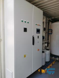 Umkehrosmose:
Die Umkehrosmose oder Reversosmose ist ein physikalisches Verfahren zur Aufkonzentrierung von in Flssigkeiten gelsten Stoffen, bei der mit Druck der natrliche Osmose-Prozess umgekehrt wird.
Sie wird zur Wasseraufbereitung fr Trink- und Prozesswasser, zur Abwasserbehandlung und zum Aufbereiten von Aquarienwasser verwendet. Auch Fruchtsaftkonzentrate werden nach diesem Prinzip hergestellt.
Das Medium, in dem die Konzentration eines bestimmten Stoffes verringert werden soll, ist durch eine halbdurchlssige (semipermeable) Membran von dem Medium getrennt, in dem die Konzentration erhht werden soll. Dieses wird einem Druck ausgesetzt, der hher sein muss als der Druck, der durch das osmotische Verlangen zum Konzentrationsausgleich entsteht. Dadurch knnen die Molekle des Lsungsmittels gegen ihre natrliche osmotische Ausbreitungsrichtung in den Bereich wandern, in dem die gelsten Stoffe bereits geringer konzentriert sind.

Trinkwasser hat einen osmotischen Druck von weniger als 2 bar, der angewendete Druck fr die Umkehrosmose von Trinkwasser betrgt 4 bis 30 bar, je nach verwendeter Membran und Anlagenkonfiguration. Manche anderen Flssigkeiten haben hhere osmotische Drcke, z. B. Meerwasser je nach Salzgehalt etwa 30 bar. Dementsprechend liegen die verwendeten Drcke fr die Meerwasserentsalzung bei 60 bis 80 bar. In einigen extremen Anwendungen, z. B. fr das Aufkonzentrieren von Deponiesickerwasser, werden noch hhere Drcke verwendet.

Die osmotische Membran, die nur die Trgerflssigkeit (Solvent) durchlsst und die gelsten Stoffe (Solute) zurckhlt, muss diesen hohen Drcken standhalten knnen. Wenn der Druckunterschied das osmotische Geflle mehr als ausgleicht, passen die Solventmolekle wie bei einem Filter durch die Membran, whrend die Verunreinigungsmolekle zurckgehalten werden. Im Gegensatz zu einem klassischen Membranfilter verfgen Osmosemembranen nicht ber durchgehende Poren. Vielmehr wandern die Ionen und Molekle durch die Membran hindurch, indem sie durch das Membranmaterial diffundieren. Das Lsungs-Diffusions-Modell beschreibt diesen Vorgang.

Der osmotische Druck steigt mit zunehmendem Konzentrationunterschied. Wird der osmotische Druck gleich dem angelegten Druck, kommt der Prozess zum Stehen. Um dem entgegenzuwirken, wird das Konzentrat stetig abgefhrt. Da das Auskristallisieren (Ausfallen) der Solute (Salz oder Mineralien) in den Membranen verhindert werden muss, ist die Benutzung der Umkehrosmose nur bis zu einer gewissen Maximalkonzentration des Konzentratflusses (reject) sinnvoll. Der Konzentratauslass fliet durch einen Druckregler, und da die Druckerzeugung viel Energie kostet, oft auch durch einen Druckaustauscher, der hilft, mehr Rohflssigkeit zu pumpen.
Meerwasserentsalzung: Beim Betrieb einer Meerwasserentsalzungsanlage zur Trinkwassergewinnung auf Umkehrosmosebasis ist neben der Verwendung von Vorfiltern und/oder Ausflockungsstufen auch der Einsatz verschiedener Chemikalien unerlsslich. Zum einen kann der pH-Wert durch Zugabe von Suren erniedrigt werden, eine andere Methode, das Auskristallisieren von Salzen zu verhindern, ist die Zugabe von Antibelagmitteln (engl. Antiscaling). Bei diesen Substanzen handelt es sich um polymere Verbindungen auf Phosphat- oder Maleinsurebasis, welche die sich bildenden Kristallite umschlieen und so verhindern, dass kristalline Ausfllungen auf der Membran entstehen knnen.

Gerade Anlagen, die das aufzubereitende Wasser direkt aus dem Meer beziehen (Open Intake), mssen mittels Bioziden (meist auf Brombasis) diskontinuierlich von sich bildenden Biofilmen befreit werden. Leider wird in vielen sdlichen Lndern auch gerne Chlor zur Desinfektion vor Membrananlagen eingesetzt, das aufgrund der Chlorempfindlichkeit der Membranen dann wieder aufwendig entfernt werden muss.

Dennoch muss die Membran in regelmigen Abstnden gereinigt werden, um einen konstanten Durchsatz an trinkfertigem Wasser zu gewhrleisten.

Das direkt aus dem Umkehrosmoseprozess stammende Wasser ist sehr ionenarm, sodass seine direkte Verwendung als Trinkwasser umstritten ist. Vor Einspeisung in das Trinkwassersystem werden deshalb aus geschmacklichen und gesundheitlichen Grnden wieder Salze zugefgt. Die Zumischung von Salzen wird in der Trinkwasseraufbereitung ber ultrafiltriertes Rohwasser durchgefhrt. Dadurch wird gewhrleistet, dass nur bakteriell unbedenkliches Rohwasser in das ffentliche Trinkwassernetz gelangt. Das Permeat wird meist durch Marmorfilter erreicht, wobei das Kalk-Kohlensure-Gleichgewicht wieder eingestellt wird.
Aquarientechnik: In der Aquarientechnik ist die Umkehrosmose eine Methode zur Gewinnung von gereinigtem, Ionen-freiem Wasser.

In Umkehrosmoseanlagen fr Aquarien sind der Membran in der Regel ein Feinfilter und ein Aktivkohlefilter vorgeschaltet, um die Membran vor mechanischer Verschmutzung und vor im Trinkwasser ggf. vorhandenem Chlor zu schtzen. Die Anlage bentigt Splwasser, um die sich auf der Eingangsseite ansammelnden Ionen aus dem System zu entfernen. Die meisten Anlagen verbrauchen die drei- bis vierfache Menge des erzeugten gereinigten Wassers als Splwasser.

Der Vorteil der Umkehrosmose gegenber dem zur Wasserenthrtung ebenfalls einsetzbaren Ionenaustauscher auf Kunstharzbasis (bekannt auch als Filterpatronen zur Trinkwasseraufbereitung) liegt darin, dass die Ionen nur entfernt und nicht durch andere ersetzt werden. Ionenaustauscher ersetzen die Calciumionen des harten Wassers durch Natriumionen, die besonders bei hoher Ausgangshrte eine hohe Konzentration erreichen. Ionenaustauscher mssen zudem entweder regelmig ersetzt (Kaffeefilter) oder mit Kochsalzlsung regeneriert (z. B. in der Geschirrsplmaschine) werden.

Wenn fr ein Aquarium Umkehrosmose-Wasser verwendet werden soll, muss entweder ein Teil Leitungswasser beigemischt werden, oder es mssen danach gezielt Aufhrtesalze zugesetzt werden, damit das Wasser die fr Tiere und Pflanzen erforderlichen Mineralstoffe enthlt. Ausnahme sind extreme Weichwasserfische und Schwarzwasseraquarien. Zudem besteht wegen der fehlenden Pufferwirkung die Gefahr, dass der pH-Wert des Wassers in den sauren Bereich umschlgt.

Im Aquaristenjargon sind die Krzel UO (z. B. UO-Wasser) und UOA (= Umkehrosmoseanlage) gebruchlich.
Medizintechnik: Die Umkehrosmose wird als Vorstufe zur Herstellung von Reinstwasser fr die Medizintechnik verwendet. Der Einsatz von Reinstwasser ist zum Beispiel in der Dialyse fr das Dialysegert notwendig. Reinstwasser enthlt im Gegensatz zu herkmmlichem Wasser (dieses enthlt z. B. Mineralstoffe wie Magnesium) so gut wie keine Fremdstoffe. Wasser, welches durch Injektion in den Krper gelangt, oder mit spter in den Krper zurckzufhrenden Krperflssigkeiten oder Blut in Kontakt kommt, muss den Spezifkationen von Wasser fr Injektionszwecke entsprechen.
Weinbereitung: In der Weinbereitung wird die Umkehrosmose eingesetzt, um gutes Traubenmaterial zu einem sehr dichten Most zu verarbeiten. Der Most erfhrt eine Aufkonzentration aller Inhaltsstoffe, dementsprechend ist es nicht mglich, aus sauren Trauben einen Spitzenwein zu gewinnen. Viele Spitzenweine durchlaufen einen solchen Veredlungsgang (v. a. kalifornische Erzeugnisse, aber auch franzsische, sterreichische, italienische). In Deutschland ist dieses Verfahren nur bei Weiweinen zugelassen.
Quelle: www.wikipedia.org