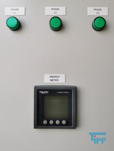 Umkehrosmose:
Die Umkehrosmose oder Reversosmose ist ein physikalisches Verfahren zur Aufkonzentrierung von in Flssigkeiten gelsten Stoffen, bei der mit Druck der natrliche Osmose-Prozess umgekehrt wird.
Sie wird zur Wasseraufbereitung fr Trink- und Prozesswasser, zur Abwasserbehandlung und zum Aufbereiten von Aquarienwasser verwendet. Auch Fruchtsaftkonzentrate werden nach diesem Prinzip hergestellt.
Das Medium, in dem die Konzentration eines bestimmten Stoffes verringert werden soll, ist durch eine halbdurchlssige (semipermeable) Membran von dem Medium getrennt, in dem die Konzentration erhht werden soll. Dieses wird einem Druck ausgesetzt, der hher sein muss als der Druck, der durch das osmotische Verlangen zum Konzentrationsausgleich entsteht. Dadurch knnen die Molekle des Lsungsmittels gegen ihre natrliche osmotische Ausbreitungsrichtung in den Bereich wandern, in dem die gelsten Stoffe bereits geringer konzentriert sind.

Trinkwasser hat einen osmotischen Druck von weniger als 2 bar, der angewendete Druck fr die Umkehrosmose von Trinkwasser betrgt 4 bis 30 bar, je nach verwendeter Membran und Anlagenkonfiguration. Manche anderen Flssigkeiten haben hhere osmotische Drcke, z. B. Meerwasser je nach Salzgehalt etwa 30 bar. Dementsprechend liegen die verwendeten Drcke fr die Meerwasserentsalzung bei 60 bis 80 bar. In einigen extremen Anwendungen, z. B. fr das Aufkonzentrieren von Deponiesickerwasser, werden noch hhere Drcke verwendet.

Die osmotische Membran, die nur die Trgerflssigkeit (Solvent) durchlsst und die gelsten Stoffe (Solute) zurckhlt, muss diesen hohen Drcken standhalten knnen. Wenn der Druckunterschied das osmotische Geflle mehr als ausgleicht, passen die Solventmolekle wie bei einem Filter durch die Membran, whrend die Verunreinigungsmolekle zurckgehalten werden. Im Gegensatz zu einem klassischen Membranfilter verfgen Osmosemembranen nicht ber durchgehende Poren. Vielmehr wandern die Ionen und Molekle durch die Membran hindurch, indem sie durch das Membranmaterial diffundieren. Das Lsungs-Diffusions-Modell beschreibt diesen Vorgang.

Der osmotische Druck steigt mit zunehmendem Konzentrationunterschied. Wird der osmotische Druck gleich dem angelegten Druck, kommt der Prozess zum Stehen. Um dem entgegenzuwirken, wird das Konzentrat stetig abgefhrt. Da das Auskristallisieren (Ausfallen) der Solute (Salz oder Mineralien) in den Membranen verhindert werden muss, ist die Benutzung der Umkehrosmose nur bis zu einer gewissen Maximalkonzentration des Konzentratflusses (reject) sinnvoll. Der Konzentratauslass fliet durch einen Druckregler, und da die Druckerzeugung viel Energie kostet, oft auch durch einen Druckaustauscher, der hilft, mehr Rohflssigkeit zu pumpen.
Meerwasserentsalzung: Beim Betrieb einer Meerwasserentsalzungsanlage zur Trinkwassergewinnung auf Umkehrosmosebasis ist neben der Verwendung von Vorfiltern und/oder Ausflockungsstufen auch der Einsatz verschiedener Chemikalien unerlsslich. Zum einen kann der pH-Wert durch Zugabe von Suren erniedrigt werden, eine andere Methode, das Auskristallisieren von Salzen zu verhindern, ist die Zugabe von Antibelagmitteln (engl. Antiscaling). Bei diesen Substanzen handelt es sich um polymere Verbindungen auf Phosphat- oder Maleinsurebasis, welche die sich bildenden Kristallite umschlieen und so verhindern, dass kristalline Ausfllungen auf der Membran entstehen knnen.

Gerade Anlagen, die das aufzubereitende Wasser direkt aus dem Meer beziehen (Open Intake), mssen mittels Bioziden (meist auf Brombasis) diskontinuierlich von sich bildenden Biofilmen befreit werden. Leider wird in vielen sdlichen Lndern auch gerne Chlor zur Desinfektion vor Membrananlagen eingesetzt, das aufgrund der Chlorempfindlichkeit der Membranen dann wieder aufwendig entfernt werden muss.

Dennoch muss die Membran in regelmigen Abstnden gereinigt werden, um einen konstanten Durchsatz an trinkfertigem Wasser zu gewhrleisten.

Das direkt aus dem Umkehrosmoseprozess stammende Wasser ist sehr ionenarm, sodass seine direkte Verwendung als Trinkwasser umstritten ist. Vor Einspeisung in das Trinkwassersystem werden deshalb aus geschmacklichen und gesundheitlichen Grnden wieder Salze zugefgt. Die Zumischung von Salzen wird in der Trinkwasseraufbereitung ber ultrafiltriertes Rohwasser durchgefhrt. Dadurch wird gewhrleistet, dass nur bakteriell unbedenkliches Rohwasser in das ffentliche Trinkwassernetz gelangt. Das Permeat wird meist durch Marmorfilter erreicht, wobei das Kalk-Kohlensure-Gleichgewicht wieder eingestellt wird.
Aquarientechnik: In der Aquarientechnik ist die Umkehrosmose eine Methode zur Gewinnung von gereinigtem, Ionen-freiem Wasser.

In Umkehrosmoseanlagen fr Aquarien sind der Membran in der Regel ein Feinfilter und ein Aktivkohlefilter vorgeschaltet, um die Membran vor mechanischer Verschmutzung und vor im Trinkwasser ggf. vorhandenem Chlor zu schtzen. Die Anlage bentigt Splwasser, um die sich auf der Eingangsseite ansammelnden Ionen aus dem System zu entfernen. Die meisten Anlagen verbrauchen die drei- bis vierfache Menge des erzeugten gereinigten Wassers als Splwasser.

Der Vorteil der Umkehrosmose gegenber dem zur Wasserenthrtung ebenfalls einsetzbaren Ionenaustauscher auf Kunstharzbasis (bekannt auch als Filterpatronen zur Trinkwasseraufbereitung) liegt darin, dass die Ionen nur entfernt und nicht durch andere ersetzt werden. Ionenaustauscher ersetzen die Calciumionen des harten Wassers durch Natriumionen, die besonders bei hoher Ausgangshrte eine hohe Konzentration erreichen. Ionenaustauscher mssen zudem entweder regelmig ersetzt (Kaffeefilter) oder mit Kochsalzlsung regeneriert (z. B. in der Geschirrsplmaschine) werden.

Wenn fr ein Aquarium Umkehrosmose-Wasser verwendet werden soll, muss entweder ein Teil Leitungswasser beigemischt werden, oder es mssen danach gezielt Aufhrtesalze zugesetzt werden, damit das Wasser die fr Tiere und Pflanzen erforderlichen Mineralstoffe enthlt. Ausnahme sind extreme Weichwasserfische und Schwarzwasseraquarien. Zudem besteht wegen der fehlenden Pufferwirkung die Gefahr, dass der pH-Wert des Wassers in den sauren Bereich umschlgt.

Im Aquaristenjargon sind die Krzel UO (z. B. UO-Wasser) und UOA (= Umkehrosmoseanlage) gebruchlich.
Medizintechnik: Die Umkehrosmose wird als Vorstufe zur Herstellung von Reinstwasser fr die Medizintechnik verwendet. Der Einsatz von Reinstwasser ist zum Beispiel in der Dialyse fr das Dialysegert notwendig. Reinstwasser enthlt im Gegensatz zu herkmmlichem Wasser (dieses enthlt z. B. Mineralstoffe wie Magnesium) so gut wie keine Fremdstoffe. Wasser, welches durch Injektion in den Krper gelangt, oder mit spter in den Krper zurckzufhrenden Krperflssigkeiten oder Blut in Kontakt kommt, muss den Spezifkationen von Wasser fr Injektionszwecke entsprechen.
Weinbereitung: In der Weinbereitung wird die Umkehrosmose eingesetzt, um gutes Traubenmaterial zu einem sehr dichten Most zu verarbeiten. Der Most erfhrt eine Aufkonzentration aller Inhaltsstoffe, dementsprechend ist es nicht mglich, aus sauren Trauben einen Spitzenwein zu gewinnen. Viele Spitzenweine durchlaufen einen solchen Veredlungsgang (v. a. kalifornische Erzeugnisse, aber auch franzsische, sterreichische, italienische). In Deutschland ist dieses Verfahren nur bei Weiweinen zugelassen.
Quelle: www.wikipedia.org