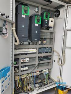 Umkehrosmose:
Die Umkehrosmose oder Reversosmose ist ein physikalisches Verfahren zur Aufkonzentrierung von in Flssigkeiten gelsten Stoffen, bei der mit Druck der natrliche Osmose-Prozess umgekehrt wird.
Sie wird zur Wasseraufbereitung fr Trink- und Prozesswasser, zur Abwasserbehandlung und zum Aufbereiten von Aquarienwasser verwendet. Auch Fruchtsaftkonzentrate werden nach diesem Prinzip hergestellt.
Das Medium, in dem die Konzentration eines bestimmten Stoffes verringert werden soll, ist durch eine halbdurchlssige (semipermeable) Membran von dem Medium getrennt, in dem die Konzentration erhht werden soll. Dieses wird einem Druck ausgesetzt, der hher sein muss als der Druck, der durch das osmotische Verlangen zum Konzentrationsausgleich entsteht. Dadurch knnen die Molekle des Lsungsmittels gegen ihre natrliche osmotische Ausbreitungsrichtung in den Bereich wandern, in dem die gelsten Stoffe bereits geringer konzentriert sind.

Trinkwasser hat einen osmotischen Druck von weniger als 2 bar, der angewendete Druck fr die Umkehrosmose von Trinkwasser betrgt 4 bis 30 bar, je nach verwendeter Membran und Anlagenkonfiguration. Manche anderen Flssigkeiten haben hhere osmotische Drcke, z. B. Meerwasser je nach Salzgehalt etwa 30 bar. Dementsprechend liegen die verwendeten Drcke fr die Meerwasserentsalzung bei 60 bis 80 bar. In einigen extremen Anwendungen, z. B. fr das Aufkonzentrieren von Deponiesickerwasser, werden noch hhere Drcke verwendet.

Die osmotische Membran, die nur die Trgerflssigkeit (Solvent) durchlsst und die gelsten Stoffe (Solute) zurckhlt, muss diesen hohen Drcken standhalten knnen. Wenn der Druckunterschied das osmotische Geflle mehr als ausgleicht, passen die Solventmolekle wie bei einem Filter durch die Membran, whrend die Verunreinigungsmolekle zurckgehalten werden. Im Gegensatz zu einem klassischen Membranfilter verfgen Osmosemembranen nicht ber durchgehende Poren. Vielmehr wandern die Ionen und Molekle durch die Membran hindurch, indem sie durch das Membranmaterial diffundieren. Das Lsungs-Diffusions-Modell beschreibt diesen Vorgang.

Der osmotische Druck steigt mit zunehmendem Konzentrationunterschied. Wird der osmotische Druck gleich dem angelegten Druck, kommt der Prozess zum Stehen. Um dem entgegenzuwirken, wird das Konzentrat stetig abgefhrt. Da das Auskristallisieren (Ausfallen) der Solute (Salz oder Mineralien) in den Membranen verhindert werden muss, ist die Benutzung der Umkehrosmose nur bis zu einer gewissen Maximalkonzentration des Konzentratflusses (reject) sinnvoll. Der Konzentratauslass fliet durch einen Druckregler, und da die Druckerzeugung viel Energie kostet, oft auch durch einen Druckaustauscher, der hilft, mehr Rohflssigkeit zu pumpen.
Meerwasserentsalzung: Beim Betrieb einer Meerwasserentsalzungsanlage zur Trinkwassergewinnung auf Umkehrosmosebasis ist neben der Verwendung von Vorfiltern und/oder Ausflockungsstufen auch der Einsatz verschiedener Chemikalien unerlsslich. Zum einen kann der pH-Wert durch Zugabe von Suren erniedrigt werden, eine andere Methode, das Auskristallisieren von Salzen zu verhindern, ist die Zugabe von Antibelagmitteln (engl. Antiscaling). Bei diesen Substanzen handelt es sich um polymere Verbindungen auf Phosphat- oder Maleinsurebasis, welche die sich bildenden Kristallite umschlieen und so verhindern, dass kristalline Ausfllungen auf der Membran entstehen knnen.

Gerade Anlagen, die das aufzubereitende Wasser direkt aus dem Meer beziehen (Open Intake), mssen mittels Bioziden (meist auf Brombasis) diskontinuierlich von sich bildenden Biofilmen befreit werden. Leider wird in vielen sdlichen Lndern auch gerne Chlor zur Desinfektion vor Membrananlagen eingesetzt, das aufgrund der Chlorempfindlichkeit der Membranen dann wieder aufwendig entfernt werden muss.

Dennoch muss die Membran in regelmigen Abstnden gereinigt werden, um einen konstanten Durchsatz an trinkfertigem Wasser zu gewhrleisten.

Das direkt aus dem Umkehrosmoseprozess stammende Wasser ist sehr ionenarm, sodass seine direkte Verwendung als Trinkwasser umstritten ist. Vor Einspeisung in das Trinkwassersystem werden deshalb aus geschmacklichen und gesundheitlichen Grnden wieder Salze zugefgt. Die Zumischung von Salzen wird in der Trinkwasseraufbereitung ber ultrafiltriertes Rohwasser durchgefhrt. Dadurch wird gewhrleistet, dass nur bakteriell unbedenkliches Rohwasser in das ffentliche Trinkwassernetz gelangt. Das Permeat wird meist durch Marmorfilter erreicht, wobei das Kalk-Kohlensure-Gleichgewicht wieder eingestellt wird.
Aquarientechnik: In der Aquarientechnik ist die Umkehrosmose eine Methode zur Gewinnung von gereinigtem, Ionen-freiem Wasser.

In Umkehrosmoseanlagen fr Aquarien sind der Membran in der Regel ein Feinfilter und ein Aktivkohlefilter vorgeschaltet, um die Membran vor mechanischer Verschmutzung und vor im Trinkwasser ggf. vorhandenem Chlor zu schtzen. Die Anlage bentigt Splwasser, um die sich auf der Eingangsseite ansammelnden Ionen aus dem System zu entfernen. Die meisten Anlagen verbrauchen die drei- bis vierfache Menge des erzeugten gereinigten Wassers als Splwasser.

Der Vorteil der Umkehrosmose gegenber dem zur Wasserenthrtung ebenfalls einsetzbaren Ionenaustauscher auf Kunstharzbasis (bekannt auch als Filterpatronen zur Trinkwasseraufbereitung) liegt darin, dass die Ionen nur entfernt und nicht durch andere ersetzt werden. Ionenaustauscher ersetzen die Calciumionen des harten Wassers durch Natriumionen, die besonders bei hoher Ausgangshrte eine hohe Konzentration erreichen. Ionenaustauscher mssen zudem entweder regelmig ersetzt (Kaffeefilter) oder mit Kochsalzlsung regeneriert (z. B. in der Geschirrsplmaschine) werden.

Wenn fr ein Aquarium Umkehrosmose-Wasser verwendet werden soll, muss entweder ein Teil Leitungswasser beigemischt werden, oder es mssen danach gezielt Aufhrtesalze zugesetzt werden, damit das Wasser die fr Tiere und Pflanzen erforderlichen Mineralstoffe enthlt. Ausnahme sind extreme Weichwasserfische und Schwarzwasseraquarien. Zudem besteht wegen der fehlenden Pufferwirkung die Gefahr, dass der pH-Wert des Wassers in den sauren Bereich umschlgt.

Im Aquaristenjargon sind die Krzel UO (z. B. UO-Wasser) und UOA (= Umkehrosmoseanlage) gebruchlich.
Medizintechnik: Die Umkehrosmose wird als Vorstufe zur Herstellung von Reinstwasser fr die Medizintechnik verwendet. Der Einsatz von Reinstwasser ist zum Beispiel in der Dialyse fr das Dialysegert notwendig. Reinstwasser enthlt im Gegensatz zu herkmmlichem Wasser (dieses enthlt z. B. Mineralstoffe wie Magnesium) so gut wie keine Fremdstoffe. Wasser, welches durch Injektion in den Krper gelangt, oder mit spter in den Krper zurckzufhrenden Krperflssigkeiten oder Blut in Kontakt kommt, muss den Spezifkationen von Wasser fr Injektionszwecke entsprechen.
Weinbereitung: In der Weinbereitung wird die Umkehrosmose eingesetzt, um gutes Traubenmaterial zu einem sehr dichten Most zu verarbeiten. Der Most erfhrt eine Aufkonzentration aller Inhaltsstoffe, dementsprechend ist es nicht mglich, aus sauren Trauben einen Spitzenwein zu gewinnen. Viele Spitzenweine durchlaufen einen solchen Veredlungsgang (v. a. kalifornische Erzeugnisse, aber auch franzsische, sterreichische, italienische). In Deutschland ist dieses Verfahren nur bei Weiweinen zugelassen.
Quelle: www.wikipedia.org