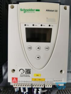 Umkehrosmose:
Die Umkehrosmose oder Reversosmose ist ein physikalisches Verfahren zur Aufkonzentrierung von in Flssigkeiten gelsten Stoffen, bei der mit Druck der natrliche Osmose-Prozess umgekehrt wird.
Sie wird zur Wasseraufbereitung fr Trink- und Prozesswasser, zur Abwasserbehandlung und zum Aufbereiten von Aquarienwasser verwendet. Auch Fruchtsaftkonzentrate werden nach diesem Prinzip hergestellt.
Das Medium, in dem die Konzentration eines bestimmten Stoffes verringert werden soll, ist durch eine halbdurchlssige (semipermeable) Membran von dem Medium getrennt, in dem die Konzentration erhht werden soll. Dieses wird einem Druck ausgesetzt, der hher sein muss als der Druck, der durch das osmotische Verlangen zum Konzentrationsausgleich entsteht. Dadurch knnen die Molekle des Lsungsmittels gegen ihre natrliche osmotische Ausbreitungsrichtung in den Bereich wandern, in dem die gelsten Stoffe bereits geringer konzentriert sind.

Trinkwasser hat einen osmotischen Druck von weniger als 2 bar, der angewendete Druck fr die Umkehrosmose von Trinkwasser betrgt 4 bis 30 bar, je nach verwendeter Membran und Anlagenkonfiguration. Manche anderen Flssigkeiten haben hhere osmotische Drcke, z. B. Meerwasser je nach Salzgehalt etwa 30 bar. Dementsprechend liegen die verwendeten Drcke fr die Meerwasserentsalzung bei 60 bis 80 bar. In einigen extremen Anwendungen, z. B. fr das Aufkonzentrieren von Deponiesickerwasser, werden noch hhere Drcke verwendet.

Die osmotische Membran, die nur die Trgerflssigkeit (Solvent) durchlsst und die gelsten Stoffe (Solute) zurckhlt, muss diesen hohen Drcken standhalten knnen. Wenn der Druckunterschied das osmotische Geflle mehr als ausgleicht, passen die Solventmolekle wie bei einem Filter durch die Membran, whrend die Verunreinigungsmolekle zurckgehalten werden. Im Gegensatz zu einem klassischen Membranfilter verfgen Osmosemembranen nicht ber durchgehende Poren. Vielmehr wandern die Ionen und Molekle durch die Membran hindurch, indem sie durch das Membranmaterial diffundieren. Das Lsungs-Diffusions-Modell beschreibt diesen Vorgang.

Der osmotische Druck steigt mit zunehmendem Konzentrationunterschied. Wird der osmotische Druck gleich dem angelegten Druck, kommt der Prozess zum Stehen. Um dem entgegenzuwirken, wird das Konzentrat stetig abgefhrt. Da das Auskristallisieren (Ausfallen) der Solute (Salz oder Mineralien) in den Membranen verhindert werden muss, ist die Benutzung der Umkehrosmose nur bis zu einer gewissen Maximalkonzentration des Konzentratflusses (reject) sinnvoll. Der Konzentratauslass fliet durch einen Druckregler, und da die Druckerzeugung viel Energie kostet, oft auch durch einen Druckaustauscher, der hilft, mehr Rohflssigkeit zu pumpen.
Meerwasserentsalzung: Beim Betrieb einer Meerwasserentsalzungsanlage zur Trinkwassergewinnung auf Umkehrosmosebasis ist neben der Verwendung von Vorfiltern und/oder Ausflockungsstufen auch der Einsatz verschiedener Chemikalien unerlsslich. Zum einen kann der pH-Wert durch Zugabe von Suren erniedrigt werden, eine andere Methode, das Auskristallisieren von Salzen zu verhindern, ist die Zugabe von Antibelagmitteln (engl. Antiscaling). Bei diesen Substanzen handelt es sich um polymere Verbindungen auf Phosphat- oder Maleinsurebasis, welche die sich bildenden Kristallite umschlieen und so verhindern, dass kristalline Ausfllungen auf der Membran entstehen knnen.

Gerade Anlagen, die das aufzubereitende Wasser direkt aus dem Meer beziehen (Open Intake), mssen mittels Bioziden (meist auf Brombasis) diskontinuierlich von sich bildenden Biofilmen befreit werden. Leider wird in vielen sdlichen Lndern auch gerne Chlor zur Desinfektion vor Membrananlagen eingesetzt, das aufgrund der Chlorempfindlichkeit der Membranen dann wieder aufwendig entfernt werden muss.

Dennoch muss die Membran in regelmigen Abstnden gereinigt werden, um einen konstanten Durchsatz an trinkfertigem Wasser zu gewhrleisten.

Das direkt aus dem Umkehrosmoseprozess stammende Wasser ist sehr ionenarm, sodass seine direkte Verwendung als Trinkwasser umstritten ist. Vor Einspeisung in das Trinkwassersystem werden deshalb aus geschmacklichen und gesundheitlichen Grnden wieder Salze zugefgt. Die Zumischung von Salzen wird in der Trinkwasseraufbereitung ber ultrafiltriertes Rohwasser durchgefhrt. Dadurch wird gewhrleistet, dass nur bakteriell unbedenkliches Rohwasser in das ffentliche Trinkwassernetz gelangt. Das Permeat wird meist durch Marmorfilter erreicht, wobei das Kalk-Kohlensure-Gleichgewicht wieder eingestellt wird.
Aquarientechnik: In der Aquarientechnik ist die Umkehrosmose eine Methode zur Gewinnung von gereinigtem, Ionen-freiem Wasser.

In Umkehrosmoseanlagen fr Aquarien sind der Membran in der Regel ein Feinfilter und ein Aktivkohlefilter vorgeschaltet, um die Membran vor mechanischer Verschmutzung und vor im Trinkwasser ggf. vorhandenem Chlor zu schtzen. Die Anlage bentigt Splwasser, um die sich auf der Eingangsseite ansammelnden Ionen aus dem System zu entfernen. Die meisten Anlagen verbrauchen die drei- bis vierfache Menge des erzeugten gereinigten Wassers als Splwasser.

Der Vorteil der Umkehrosmose gegenber dem zur Wasserenthrtung ebenfalls einsetzbaren Ionenaustauscher auf Kunstharzbasis (bekannt auch als Filterpatronen zur Trinkwasseraufbereitung) liegt darin, dass die Ionen nur entfernt und nicht durch andere ersetzt werden. Ionenaustauscher ersetzen die Calciumionen des harten Wassers durch Natriumionen, die besonders bei hoher Ausgangshrte eine hohe Konzentration erreichen. Ionenaustauscher mssen zudem entweder regelmig ersetzt (Kaffeefilter) oder mit Kochsalzlsung regeneriert (z. B. in der Geschirrsplmaschine) werden.

Wenn fr ein Aquarium Umkehrosmose-Wasser verwendet werden soll, muss entweder ein Teil Leitungswasser beigemischt werden, oder es mssen danach gezielt Aufhrtesalze zugesetzt werden, damit das Wasser die fr Tiere und Pflanzen erforderlichen Mineralstoffe enthlt. Ausnahme sind extreme Weichwasserfische und Schwarzwasseraquarien. Zudem besteht wegen der fehlenden Pufferwirkung die Gefahr, dass der pH-Wert des Wassers in den sauren Bereich umschlgt.

Im Aquaristenjargon sind die Krzel UO (z. B. UO-Wasser) und UOA (= Umkehrosmoseanlage) gebruchlich.
Medizintechnik: Die Umkehrosmose wird als Vorstufe zur Herstellung von Reinstwasser fr die Medizintechnik verwendet. Der Einsatz von Reinstwasser ist zum Beispiel in der Dialyse fr das Dialysegert notwendig. Reinstwasser enthlt im Gegensatz zu herkmmlichem Wasser (dieses enthlt z. B. Mineralstoffe wie Magnesium) so gut wie keine Fremdstoffe. Wasser, welches durch Injektion in den Krper gelangt, oder mit spter in den Krper zurckzufhrenden Krperflssigkeiten oder Blut in Kontakt kommt, muss den Spezifkationen von Wasser fr Injektionszwecke entsprechen.
Weinbereitung: In der Weinbereitung wird die Umkehrosmose eingesetzt, um gutes Traubenmaterial zu einem sehr dichten Most zu verarbeiten. Der Most erfhrt eine Aufkonzentration aller Inhaltsstoffe, dementsprechend ist es nicht mglich, aus sauren Trauben einen Spitzenwein zu gewinnen. Viele Spitzenweine durchlaufen einen solchen Veredlungsgang (v. a. kalifornische Erzeugnisse, aber auch franzsische, sterreichische, italienische). In Deutschland ist dieses Verfahren nur bei Weiweinen zugelassen.
Quelle: www.wikipedia.org