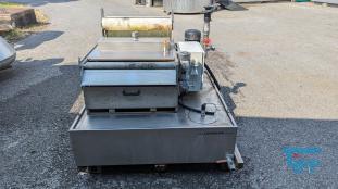 Filtration, Filtern:
(filtration) Filtern ist ein mechanisches Trennverfahren, um eine Suspension in seine Bestandteile Feststoff und Flssigkeit zu trennen. Als Filtermaterial wird z.B. Quarzsand verwendet. Besondere Bedeutung kommt der Aktivkohle zu. 

Je nach Fliegeschwindigkeit des Wassers im Filter wird zwischen

    * Langsamfiltern (meist 0,1 bis 0,2 m/h) und 
    * Schnellfiltern (z. B. 15 m/h)

unterschieden.

Aufgrund ihres groen Flchenbedarfs werden Langsamfilter seltener gebaut. Schnellfilter gibt es mit offenen Becken oder mit geschlossenen Kesseln. Bei der Reinigung werden sie mit Wasser und/oder Luft rckgesplt. Um die Raumwirkung zu vergrern und die Laufzeit zwischen zwei Splungen zu verlngern, werden Schnellfilter hufig als Mehrschichtfilter ausgefhrt. 

Beim Zweischichtfilter beispielsweise besteht die obere Schicht aus einem leichteren Material grberer Krnung (z. B. Filterkohle, Blhton, Blhschiefer oder Bims) und die untere Schicht aus einem schwereren Material feinerer Krnung (in der Regel Quarzsand).

Filtrationsverfahren werden u.a. eingesetzt, um hohen Anforderungen an die Feststofffreiheit im Abwasser gerecht zu werden. Dabei erfolgt die Trennung von Partikel und Flssigkeit durch eine Druckdifferenz zwischen den beiden Seiten des Filters, welche den Wassertransport durch den Filter ermglicht. Whrend des Filtervorganges werden die Feststoffe im Filter verdichtet und verringern somit das Porenvolumen, wodurch sich sowohl der Filterwiderstand als auch die Filtratqualitt verndern. Sobald der zulssige Filterwiderstand erreicht ist, muss der Filter rckgesplt und von den Feststoffen befreit werden.

Gelste Verbindungen knnen dagegen in herkmmlichen Filtern nicht abgetrennt werden. Eine Ausnahme bildet allerdings die Biofiltration, wobei der Filter gleichermaen als Nhrstoff fr Bakterien dient und somit eine Mglichkeit des aeroben Abbaus bereits gelster organischer Verbindungen darstellt. 
Quelle: www.wasser-wissen.de
Filterhilfsmittel, Filtrationshilfsmittel:
Filterhilfsmittel werden einem Filtrationsprozess hinzugegeben, um die Filtration zu ermglichen, erleichtern bzw. zu beschleunigen. 

Sie haben bei der Filtration die Aufgabe, 

    * Suspensionen mit nur wenig Feststoffanteil die Bildung eines Filterkuchens zu ermglichen oder 
    * bei schleimigen Feststoffen den sich sonst daraus bildenden zu dichten und schwer durchlssigen Filterkuchen aufzulockern. 

Filterhilfsmittel werden entweder der zu filtrierenden Suspension unmittelbar zugesetzt oder vor der Filtration als Hilfsschicht auf dem Filter gebildet. Die gebruchlichsten Filterhilfsmittel sind Zellulose, Kieselgel, Kieselgur, Holzkohle u. Holzmehl. Sie wirken alle physikalisch-mechanisch und verndern nicht die chemische Zusammensetzung der Flssigkeit zumal sie weitestgehend unlslich sind

Bei schwierigen Klrfiltrationen werden auch dem Filtrationsprozess von Abwssern Hilfsmittel zugegeben. Vor allem bei Abwssern wird versucht, sehr feine Teilchen durch Zugabe von Flockungshilfsmittel zu agglomerieren, worauf sich diese dann leichter abtrennen lassen. Da diese den Filterprozess erleichtern knnen, werden sie in manchen Fllen flschlicherweise auch als Filterhilfsmittel bezeichnet.
Quelle: www.wassert-wissen.de