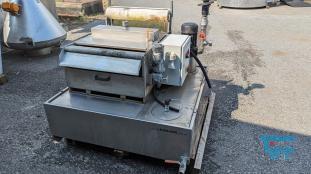 Filtration, Filtern:
(filtration) Filtern ist ein mechanisches Trennverfahren, um eine Suspension in seine Bestandteile Feststoff und Flssigkeit zu trennen. Als Filtermaterial wird z.B. Quarzsand verwendet. Besondere Bedeutung kommt der Aktivkohle zu. 

Je nach Fliegeschwindigkeit des Wassers im Filter wird zwischen

    * Langsamfiltern (meist 0,1 bis 0,2 m/h) und 
    * Schnellfiltern (z. B. 15 m/h)

unterschieden.

Aufgrund ihres groen Flchenbedarfs werden Langsamfilter seltener gebaut. Schnellfilter gibt es mit offenen Becken oder mit geschlossenen Kesseln. Bei der Reinigung werden sie mit Wasser und/oder Luft rckgesplt. Um die Raumwirkung zu vergrern und die Laufzeit zwischen zwei Splungen zu verlngern, werden Schnellfilter hufig als Mehrschichtfilter ausgefhrt. 

Beim Zweischichtfilter beispielsweise besteht die obere Schicht aus einem leichteren Material grberer Krnung (z. B. Filterkohle, Blhton, Blhschiefer oder Bims) und die untere Schicht aus einem schwereren Material feinerer Krnung (in der Regel Quarzsand).

Filtrationsverfahren werden u.a. eingesetzt, um hohen Anforderungen an die Feststofffreiheit im Abwasser gerecht zu werden. Dabei erfolgt die Trennung von Partikel und Flssigkeit durch eine Druckdifferenz zwischen den beiden Seiten des Filters, welche den Wassertransport durch den Filter ermglicht. Whrend des Filtervorganges werden die Feststoffe im Filter verdichtet und verringern somit das Porenvolumen, wodurch sich sowohl der Filterwiderstand als auch die Filtratqualitt verndern. Sobald der zulssige Filterwiderstand erreicht ist, muss der Filter rckgesplt und von den Feststoffen befreit werden.

Gelste Verbindungen knnen dagegen in herkmmlichen Filtern nicht abgetrennt werden. Eine Ausnahme bildet allerdings die Biofiltration, wobei der Filter gleichermaen als Nhrstoff fr Bakterien dient und somit eine Mglichkeit des aeroben Abbaus bereits gelster organischer Verbindungen darstellt. 
Quelle: www.wasser-wissen.de
Filterhilfsmittel, Filtrationshilfsmittel:
Filterhilfsmittel werden einem Filtrationsprozess hinzugegeben, um die Filtration zu ermglichen, erleichtern bzw. zu beschleunigen. 

Sie haben bei der Filtration die Aufgabe, 

    * Suspensionen mit nur wenig Feststoffanteil die Bildung eines Filterkuchens zu ermglichen oder 
    * bei schleimigen Feststoffen den sich sonst daraus bildenden zu dichten und schwer durchlssigen Filterkuchen aufzulockern. 

Filterhilfsmittel werden entweder der zu filtrierenden Suspension unmittelbar zugesetzt oder vor der Filtration als Hilfsschicht auf dem Filter gebildet. Die gebruchlichsten Filterhilfsmittel sind Zellulose, Kieselgel, Kieselgur, Holzkohle u. Holzmehl. Sie wirken alle physikalisch-mechanisch und verndern nicht die chemische Zusammensetzung der Flssigkeit zumal sie weitestgehend unlslich sind

Bei schwierigen Klrfiltrationen werden auch dem Filtrationsprozess von Abwssern Hilfsmittel zugegeben. Vor allem bei Abwssern wird versucht, sehr feine Teilchen durch Zugabe von Flockungshilfsmittel zu agglomerieren, worauf sich diese dann leichter abtrennen lassen. Da diese den Filterprozess erleichtern knnen, werden sie in manchen Fllen flschlicherweise auch als Filterhilfsmittel bezeichnet.
Quelle: www.wassert-wissen.de