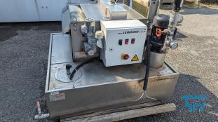 Filtration, Filtern:
(filtration) Filtern ist ein mechanisches Trennverfahren, um eine Suspension in seine Bestandteile Feststoff und Flssigkeit zu trennen. Als Filtermaterial wird z.B. Quarzsand verwendet. Besondere Bedeutung kommt der Aktivkohle zu. 

Je nach Fliegeschwindigkeit des Wassers im Filter wird zwischen

    * Langsamfiltern (meist 0,1 bis 0,2 m/h) und 
    * Schnellfiltern (z. B. 15 m/h)

unterschieden.

Aufgrund ihres groen Flchenbedarfs werden Langsamfilter seltener gebaut. Schnellfilter gibt es mit offenen Becken oder mit geschlossenen Kesseln. Bei der Reinigung werden sie mit Wasser und/oder Luft rckgesplt. Um die Raumwirkung zu vergrern und die Laufzeit zwischen zwei Splungen zu verlngern, werden Schnellfilter hufig als Mehrschichtfilter ausgefhrt. 

Beim Zweischichtfilter beispielsweise besteht die obere Schicht aus einem leichteren Material grberer Krnung (z. B. Filterkohle, Blhton, Blhschiefer oder Bims) und die untere Schicht aus einem schwereren Material feinerer Krnung (in der Regel Quarzsand).

Filtrationsverfahren werden u.a. eingesetzt, um hohen Anforderungen an die Feststofffreiheit im Abwasser gerecht zu werden. Dabei erfolgt die Trennung von Partikel und Flssigkeit durch eine Druckdifferenz zwischen den beiden Seiten des Filters, welche den Wassertransport durch den Filter ermglicht. Whrend des Filtervorganges werden die Feststoffe im Filter verdichtet und verringern somit das Porenvolumen, wodurch sich sowohl der Filterwiderstand als auch die Filtratqualitt verndern. Sobald der zulssige Filterwiderstand erreicht ist, muss der Filter rckgesplt und von den Feststoffen befreit werden.

Gelste Verbindungen knnen dagegen in herkmmlichen Filtern nicht abgetrennt werden. Eine Ausnahme bildet allerdings die Biofiltration, wobei der Filter gleichermaen als Nhrstoff fr Bakterien dient und somit eine Mglichkeit des aeroben Abbaus bereits gelster organischer Verbindungen darstellt. 
Quelle: www.wasser-wissen.de
Filterhilfsmittel, Filtrationshilfsmittel:
Filterhilfsmittel werden einem Filtrationsprozess hinzugegeben, um die Filtration zu ermglichen, erleichtern bzw. zu beschleunigen. 

Sie haben bei der Filtration die Aufgabe, 

    * Suspensionen mit nur wenig Feststoffanteil die Bildung eines Filterkuchens zu ermglichen oder 
    * bei schleimigen Feststoffen den sich sonst daraus bildenden zu dichten und schwer durchlssigen Filterkuchen aufzulockern. 

Filterhilfsmittel werden entweder der zu filtrierenden Suspension unmittelbar zugesetzt oder vor der Filtration als Hilfsschicht auf dem Filter gebildet. Die gebruchlichsten Filterhilfsmittel sind Zellulose, Kieselgel, Kieselgur, Holzkohle u. Holzmehl. Sie wirken alle physikalisch-mechanisch und verndern nicht die chemische Zusammensetzung der Flssigkeit zumal sie weitestgehend unlslich sind

Bei schwierigen Klrfiltrationen werden auch dem Filtrationsprozess von Abwssern Hilfsmittel zugegeben. Vor allem bei Abwssern wird versucht, sehr feine Teilchen durch Zugabe von Flockungshilfsmittel zu agglomerieren, worauf sich diese dann leichter abtrennen lassen. Da diese den Filterprozess erleichtern knnen, werden sie in manchen Fllen flschlicherweise auch als Filterhilfsmittel bezeichnet.
Quelle: www.wassert-wissen.de