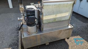 Filtration, Filtern:
(filtration) Filtern ist ein mechanisches Trennverfahren, um eine Suspension in seine Bestandteile Feststoff und Flssigkeit zu trennen. Als Filtermaterial wird z.B. Quarzsand verwendet. Besondere Bedeutung kommt der Aktivkohle zu. 

Je nach Fliegeschwindigkeit des Wassers im Filter wird zwischen

    * Langsamfiltern (meist 0,1 bis 0,2 m/h) und 
    * Schnellfiltern (z. B. 15 m/h)

unterschieden.

Aufgrund ihres groen Flchenbedarfs werden Langsamfilter seltener gebaut. Schnellfilter gibt es mit offenen Becken oder mit geschlossenen Kesseln. Bei der Reinigung werden sie mit Wasser und/oder Luft rckgesplt. Um die Raumwirkung zu vergrern und die Laufzeit zwischen zwei Splungen zu verlngern, werden Schnellfilter hufig als Mehrschichtfilter ausgefhrt. 

Beim Zweischichtfilter beispielsweise besteht die obere Schicht aus einem leichteren Material grberer Krnung (z. B. Filterkohle, Blhton, Blhschiefer oder Bims) und die untere Schicht aus einem schwereren Material feinerer Krnung (in der Regel Quarzsand).

Filtrationsverfahren werden u.a. eingesetzt, um hohen Anforderungen an die Feststofffreiheit im Abwasser gerecht zu werden. Dabei erfolgt die Trennung von Partikel und Flssigkeit durch eine Druckdifferenz zwischen den beiden Seiten des Filters, welche den Wassertransport durch den Filter ermglicht. Whrend des Filtervorganges werden die Feststoffe im Filter verdichtet und verringern somit das Porenvolumen, wodurch sich sowohl der Filterwiderstand als auch die Filtratqualitt verndern. Sobald der zulssige Filterwiderstand erreicht ist, muss der Filter rckgesplt und von den Feststoffen befreit werden.

Gelste Verbindungen knnen dagegen in herkmmlichen Filtern nicht abgetrennt werden. Eine Ausnahme bildet allerdings die Biofiltration, wobei der Filter gleichermaen als Nhrstoff fr Bakterien dient und somit eine Mglichkeit des aeroben Abbaus bereits gelster organischer Verbindungen darstellt. 
Quelle: www.wasser-wissen.de
Filterhilfsmittel, Filtrationshilfsmittel:
Filterhilfsmittel werden einem Filtrationsprozess hinzugegeben, um die Filtration zu ermglichen, erleichtern bzw. zu beschleunigen. 

Sie haben bei der Filtration die Aufgabe, 

    * Suspensionen mit nur wenig Feststoffanteil die Bildung eines Filterkuchens zu ermglichen oder 
    * bei schleimigen Feststoffen den sich sonst daraus bildenden zu dichten und schwer durchlssigen Filterkuchen aufzulockern. 

Filterhilfsmittel werden entweder der zu filtrierenden Suspension unmittelbar zugesetzt oder vor der Filtration als Hilfsschicht auf dem Filter gebildet. Die gebruchlichsten Filterhilfsmittel sind Zellulose, Kieselgel, Kieselgur, Holzkohle u. Holzmehl. Sie wirken alle physikalisch-mechanisch und verndern nicht die chemische Zusammensetzung der Flssigkeit zumal sie weitestgehend unlslich sind

Bei schwierigen Klrfiltrationen werden auch dem Filtrationsprozess von Abwssern Hilfsmittel zugegeben. Vor allem bei Abwssern wird versucht, sehr feine Teilchen durch Zugabe von Flockungshilfsmittel zu agglomerieren, worauf sich diese dann leichter abtrennen lassen. Da diese den Filterprozess erleichtern knnen, werden sie in manchen Fllen flschlicherweise auch als Filterhilfsmittel bezeichnet.
Quelle: www.wassert-wissen.de