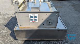 Filtration, Filtern:
(filtration) Filtern ist ein mechanisches Trennverfahren, um eine Suspension in seine Bestandteile Feststoff und Flssigkeit zu trennen. Als Filtermaterial wird z.B. Quarzsand verwendet. Besondere Bedeutung kommt der Aktivkohle zu. 

Je nach Fliegeschwindigkeit des Wassers im Filter wird zwischen

    * Langsamfiltern (meist 0,1 bis 0,2 m/h) und 
    * Schnellfiltern (z. B. 15 m/h)

unterschieden.

Aufgrund ihres groen Flchenbedarfs werden Langsamfilter seltener gebaut. Schnellfilter gibt es mit offenen Becken oder mit geschlossenen Kesseln. Bei der Reinigung werden sie mit Wasser und/oder Luft rckgesplt. Um die Raumwirkung zu vergrern und die Laufzeit zwischen zwei Splungen zu verlngern, werden Schnellfilter hufig als Mehrschichtfilter ausgefhrt. 

Beim Zweischichtfilter beispielsweise besteht die obere Schicht aus einem leichteren Material grberer Krnung (z. B. Filterkohle, Blhton, Blhschiefer oder Bims) und die untere Schicht aus einem schwereren Material feinerer Krnung (in der Regel Quarzsand).

Filtrationsverfahren werden u.a. eingesetzt, um hohen Anforderungen an die Feststofffreiheit im Abwasser gerecht zu werden. Dabei erfolgt die Trennung von Partikel und Flssigkeit durch eine Druckdifferenz zwischen den beiden Seiten des Filters, welche den Wassertransport durch den Filter ermglicht. Whrend des Filtervorganges werden die Feststoffe im Filter verdichtet und verringern somit das Porenvolumen, wodurch sich sowohl der Filterwiderstand als auch die Filtratqualitt verndern. Sobald der zulssige Filterwiderstand erreicht ist, muss der Filter rckgesplt und von den Feststoffen befreit werden.

Gelste Verbindungen knnen dagegen in herkmmlichen Filtern nicht abgetrennt werden. Eine Ausnahme bildet allerdings die Biofiltration, wobei der Filter gleichermaen als Nhrstoff fr Bakterien dient und somit eine Mglichkeit des aeroben Abbaus bereits gelster organischer Verbindungen darstellt. 
Quelle: www.wasser-wissen.de
Filterhilfsmittel, Filtrationshilfsmittel:
Filterhilfsmittel werden einem Filtrationsprozess hinzugegeben, um die Filtration zu ermglichen, erleichtern bzw. zu beschleunigen. 

Sie haben bei der Filtration die Aufgabe, 

    * Suspensionen mit nur wenig Feststoffanteil die Bildung eines Filterkuchens zu ermglichen oder 
    * bei schleimigen Feststoffen den sich sonst daraus bildenden zu dichten und schwer durchlssigen Filterkuchen aufzulockern. 

Filterhilfsmittel werden entweder der zu filtrierenden Suspension unmittelbar zugesetzt oder vor der Filtration als Hilfsschicht auf dem Filter gebildet. Die gebruchlichsten Filterhilfsmittel sind Zellulose, Kieselgel, Kieselgur, Holzkohle u. Holzmehl. Sie wirken alle physikalisch-mechanisch und verndern nicht die chemische Zusammensetzung der Flssigkeit zumal sie weitestgehend unlslich sind

Bei schwierigen Klrfiltrationen werden auch dem Filtrationsprozess von Abwssern Hilfsmittel zugegeben. Vor allem bei Abwssern wird versucht, sehr feine Teilchen durch Zugabe von Flockungshilfsmittel zu agglomerieren, worauf sich diese dann leichter abtrennen lassen. Da diese den Filterprozess erleichtern knnen, werden sie in manchen Fllen flschlicherweise auch als Filterhilfsmittel bezeichnet.
Quelle: www.wassert-wissen.de