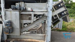 Filtration, Filtern:
(filtration) Filtern ist ein mechanisches Trennverfahren, um eine Suspension in seine Bestandteile Feststoff und Flssigkeit zu trennen. Als Filtermaterial wird z.B. Quarzsand verwendet. Besondere Bedeutung kommt der Aktivkohle zu. 

Je nach Fliegeschwindigkeit des Wassers im Filter wird zwischen

    * Langsamfiltern (meist 0,1 bis 0,2 m/h) und 
    * Schnellfiltern (z. B. 15 m/h)

unterschieden.

Aufgrund ihres groen Flchenbedarfs werden Langsamfilter seltener gebaut. Schnellfilter gibt es mit offenen Becken oder mit geschlossenen Kesseln. Bei der Reinigung werden sie mit Wasser und/oder Luft rckgesplt. Um die Raumwirkung zu vergrern und die Laufzeit zwischen zwei Splungen zu verlngern, werden Schnellfilter hufig als Mehrschichtfilter ausgefhrt. 

Beim Zweischichtfilter beispielsweise besteht die obere Schicht aus einem leichteren Material grberer Krnung (z. B. Filterkohle, Blhton, Blhschiefer oder Bims) und die untere Schicht aus einem schwereren Material feinerer Krnung (in der Regel Quarzsand).

Filtrationsverfahren werden u.a. eingesetzt, um hohen Anforderungen an die Feststofffreiheit im Abwasser gerecht zu werden. Dabei erfolgt die Trennung von Partikel und Flssigkeit durch eine Druckdifferenz zwischen den beiden Seiten des Filters, welche den Wassertransport durch den Filter ermglicht. Whrend des Filtervorganges werden die Feststoffe im Filter verdichtet und verringern somit das Porenvolumen, wodurch sich sowohl der Filterwiderstand als auch die Filtratqualitt verndern. Sobald der zulssige Filterwiderstand erreicht ist, muss der Filter rckgesplt und von den Feststoffen befreit werden.

Gelste Verbindungen knnen dagegen in herkmmlichen Filtern nicht abgetrennt werden. Eine Ausnahme bildet allerdings die Biofiltration, wobei der Filter gleichermaen als Nhrstoff fr Bakterien dient und somit eine Mglichkeit des aeroben Abbaus bereits gelster organischer Verbindungen darstellt. 
Quelle: www.wasser-wissen.de
Filterhilfsmittel, Filtrationshilfsmittel:
Filterhilfsmittel werden einem Filtrationsprozess hinzugegeben, um die Filtration zu ermglichen, erleichtern bzw. zu beschleunigen. 

Sie haben bei der Filtration die Aufgabe, 

    * Suspensionen mit nur wenig Feststoffanteil die Bildung eines Filterkuchens zu ermglichen oder 
    * bei schleimigen Feststoffen den sich sonst daraus bildenden zu dichten und schwer durchlssigen Filterkuchen aufzulockern. 

Filterhilfsmittel werden entweder der zu filtrierenden Suspension unmittelbar zugesetzt oder vor der Filtration als Hilfsschicht auf dem Filter gebildet. Die gebruchlichsten Filterhilfsmittel sind Zellulose, Kieselgel, Kieselgur, Holzkohle u. Holzmehl. Sie wirken alle physikalisch-mechanisch und verndern nicht die chemische Zusammensetzung der Flssigkeit zumal sie weitestgehend unlslich sind

Bei schwierigen Klrfiltrationen werden auch dem Filtrationsprozess von Abwssern Hilfsmittel zugegeben. Vor allem bei Abwssern wird versucht, sehr feine Teilchen durch Zugabe von Flockungshilfsmittel zu agglomerieren, worauf sich diese dann leichter abtrennen lassen. Da diese den Filterprozess erleichtern knnen, werden sie in manchen Fllen flschlicherweise auch als Filterhilfsmittel bezeichnet.
Quelle: www.wassert-wissen.de