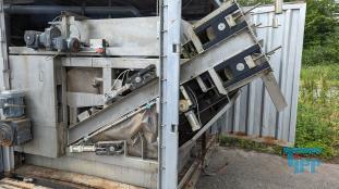 Filtration, Filtern:
(filtration) Filtern ist ein mechanisches Trennverfahren, um eine Suspension in seine Bestandteile Feststoff und Flssigkeit zu trennen. Als Filtermaterial wird z.B. Quarzsand verwendet. Besondere Bedeutung kommt der Aktivkohle zu. 

Je nach Fliegeschwindigkeit des Wassers im Filter wird zwischen

    * Langsamfiltern (meist 0,1 bis 0,2 m/h) und 
    * Schnellfiltern (z. B. 15 m/h)

unterschieden.

Aufgrund ihres groen Flchenbedarfs werden Langsamfilter seltener gebaut. Schnellfilter gibt es mit offenen Becken oder mit geschlossenen Kesseln. Bei der Reinigung werden sie mit Wasser und/oder Luft rckgesplt. Um die Raumwirkung zu vergrern und die Laufzeit zwischen zwei Splungen zu verlngern, werden Schnellfilter hufig als Mehrschichtfilter ausgefhrt. 

Beim Zweischichtfilter beispielsweise besteht die obere Schicht aus einem leichteren Material grberer Krnung (z. B. Filterkohle, Blhton, Blhschiefer oder Bims) und die untere Schicht aus einem schwereren Material feinerer Krnung (in der Regel Quarzsand).

Filtrationsverfahren werden u.a. eingesetzt, um hohen Anforderungen an die Feststofffreiheit im Abwasser gerecht zu werden. Dabei erfolgt die Trennung von Partikel und Flssigkeit durch eine Druckdifferenz zwischen den beiden Seiten des Filters, welche den Wassertransport durch den Filter ermglicht. Whrend des Filtervorganges werden die Feststoffe im Filter verdichtet und verringern somit das Porenvolumen, wodurch sich sowohl der Filterwiderstand als auch die Filtratqualitt verndern. Sobald der zulssige Filterwiderstand erreicht ist, muss der Filter rckgesplt und von den Feststoffen befreit werden.

Gelste Verbindungen knnen dagegen in herkmmlichen Filtern nicht abgetrennt werden. Eine Ausnahme bildet allerdings die Biofiltration, wobei der Filter gleichermaen als Nhrstoff fr Bakterien dient und somit eine Mglichkeit des aeroben Abbaus bereits gelster organischer Verbindungen darstellt. 
Quelle: www.wasser-wissen.de
Filterhilfsmittel, Filtrationshilfsmittel:
Filterhilfsmittel werden einem Filtrationsprozess hinzugegeben, um die Filtration zu ermglichen, erleichtern bzw. zu beschleunigen. 

Sie haben bei der Filtration die Aufgabe, 

    * Suspensionen mit nur wenig Feststoffanteil die Bildung eines Filterkuchens zu ermglichen oder 
    * bei schleimigen Feststoffen den sich sonst daraus bildenden zu dichten und schwer durchlssigen Filterkuchen aufzulockern. 

Filterhilfsmittel werden entweder der zu filtrierenden Suspension unmittelbar zugesetzt oder vor der Filtration als Hilfsschicht auf dem Filter gebildet. Die gebruchlichsten Filterhilfsmittel sind Zellulose, Kieselgel, Kieselgur, Holzkohle u. Holzmehl. Sie wirken alle physikalisch-mechanisch und verndern nicht die chemische Zusammensetzung der Flssigkeit zumal sie weitestgehend unlslich sind

Bei schwierigen Klrfiltrationen werden auch dem Filtrationsprozess von Abwssern Hilfsmittel zugegeben. Vor allem bei Abwssern wird versucht, sehr feine Teilchen durch Zugabe von Flockungshilfsmittel zu agglomerieren, worauf sich diese dann leichter abtrennen lassen. Da diese den Filterprozess erleichtern knnen, werden sie in manchen Fllen flschlicherweise auch als Filterhilfsmittel bezeichnet.
Quelle: www.wassert-wissen.de