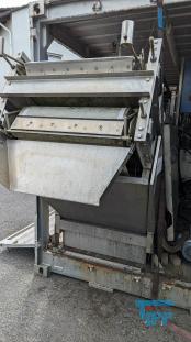 Filtration, Filtern:
(filtration) Filtern ist ein mechanisches Trennverfahren, um eine Suspension in seine Bestandteile Feststoff und Flssigkeit zu trennen. Als Filtermaterial wird z.B. Quarzsand verwendet. Besondere Bedeutung kommt der Aktivkohle zu. 

Je nach Fliegeschwindigkeit des Wassers im Filter wird zwischen

    * Langsamfiltern (meist 0,1 bis 0,2 m/h) und 
    * Schnellfiltern (z. B. 15 m/h)

unterschieden.

Aufgrund ihres groen Flchenbedarfs werden Langsamfilter seltener gebaut. Schnellfilter gibt es mit offenen Becken oder mit geschlossenen Kesseln. Bei der Reinigung werden sie mit Wasser und/oder Luft rckgesplt. Um die Raumwirkung zu vergrern und die Laufzeit zwischen zwei Splungen zu verlngern, werden Schnellfilter hufig als Mehrschichtfilter ausgefhrt. 

Beim Zweischichtfilter beispielsweise besteht die obere Schicht aus einem leichteren Material grberer Krnung (z. B. Filterkohle, Blhton, Blhschiefer oder Bims) und die untere Schicht aus einem schwereren Material feinerer Krnung (in der Regel Quarzsand).

Filtrationsverfahren werden u.a. eingesetzt, um hohen Anforderungen an die Feststofffreiheit im Abwasser gerecht zu werden. Dabei erfolgt die Trennung von Partikel und Flssigkeit durch eine Druckdifferenz zwischen den beiden Seiten des Filters, welche den Wassertransport durch den Filter ermglicht. Whrend des Filtervorganges werden die Feststoffe im Filter verdichtet und verringern somit das Porenvolumen, wodurch sich sowohl der Filterwiderstand als auch die Filtratqualitt verndern. Sobald der zulssige Filterwiderstand erreicht ist, muss der Filter rckgesplt und von den Feststoffen befreit werden.

Gelste Verbindungen knnen dagegen in herkmmlichen Filtern nicht abgetrennt werden. Eine Ausnahme bildet allerdings die Biofiltration, wobei der Filter gleichermaen als Nhrstoff fr Bakterien dient und somit eine Mglichkeit des aeroben Abbaus bereits gelster organischer Verbindungen darstellt. 
Quelle: www.wasser-wissen.de
Filterhilfsmittel, Filtrationshilfsmittel:
Filterhilfsmittel werden einem Filtrationsprozess hinzugegeben, um die Filtration zu ermglichen, erleichtern bzw. zu beschleunigen. 

Sie haben bei der Filtration die Aufgabe, 

    * Suspensionen mit nur wenig Feststoffanteil die Bildung eines Filterkuchens zu ermglichen oder 
    * bei schleimigen Feststoffen den sich sonst daraus bildenden zu dichten und schwer durchlssigen Filterkuchen aufzulockern. 

Filterhilfsmittel werden entweder der zu filtrierenden Suspension unmittelbar zugesetzt oder vor der Filtration als Hilfsschicht auf dem Filter gebildet. Die gebruchlichsten Filterhilfsmittel sind Zellulose, Kieselgel, Kieselgur, Holzkohle u. Holzmehl. Sie wirken alle physikalisch-mechanisch und verndern nicht die chemische Zusammensetzung der Flssigkeit zumal sie weitestgehend unlslich sind

Bei schwierigen Klrfiltrationen werden auch dem Filtrationsprozess von Abwssern Hilfsmittel zugegeben. Vor allem bei Abwssern wird versucht, sehr feine Teilchen durch Zugabe von Flockungshilfsmittel zu agglomerieren, worauf sich diese dann leichter abtrennen lassen. Da diese den Filterprozess erleichtern knnen, werden sie in manchen Fllen flschlicherweise auch als Filterhilfsmittel bezeichnet.
Quelle: www.wassert-wissen.de