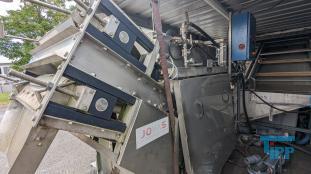 Filtration, Filtern:
(filtration) Filtern ist ein mechanisches Trennverfahren, um eine Suspension in seine Bestandteile Feststoff und Flssigkeit zu trennen. Als Filtermaterial wird z.B. Quarzsand verwendet. Besondere Bedeutung kommt der Aktivkohle zu. 

Je nach Fliegeschwindigkeit des Wassers im Filter wird zwischen

    * Langsamfiltern (meist 0,1 bis 0,2 m/h) und 
    * Schnellfiltern (z. B. 15 m/h)

unterschieden.

Aufgrund ihres groen Flchenbedarfs werden Langsamfilter seltener gebaut. Schnellfilter gibt es mit offenen Becken oder mit geschlossenen Kesseln. Bei der Reinigung werden sie mit Wasser und/oder Luft rckgesplt. Um die Raumwirkung zu vergrern und die Laufzeit zwischen zwei Splungen zu verlngern, werden Schnellfilter hufig als Mehrschichtfilter ausgefhrt. 

Beim Zweischichtfilter beispielsweise besteht die obere Schicht aus einem leichteren Material grberer Krnung (z. B. Filterkohle, Blhton, Blhschiefer oder Bims) und die untere Schicht aus einem schwereren Material feinerer Krnung (in der Regel Quarzsand).

Filtrationsverfahren werden u.a. eingesetzt, um hohen Anforderungen an die Feststofffreiheit im Abwasser gerecht zu werden. Dabei erfolgt die Trennung von Partikel und Flssigkeit durch eine Druckdifferenz zwischen den beiden Seiten des Filters, welche den Wassertransport durch den Filter ermglicht. Whrend des Filtervorganges werden die Feststoffe im Filter verdichtet und verringern somit das Porenvolumen, wodurch sich sowohl der Filterwiderstand als auch die Filtratqualitt verndern. Sobald der zulssige Filterwiderstand erreicht ist, muss der Filter rckgesplt und von den Feststoffen befreit werden.

Gelste Verbindungen knnen dagegen in herkmmlichen Filtern nicht abgetrennt werden. Eine Ausnahme bildet allerdings die Biofiltration, wobei der Filter gleichermaen als Nhrstoff fr Bakterien dient und somit eine Mglichkeit des aeroben Abbaus bereits gelster organischer Verbindungen darstellt. 
Quelle: www.wasser-wissen.de
Filterhilfsmittel, Filtrationshilfsmittel:
Filterhilfsmittel werden einem Filtrationsprozess hinzugegeben, um die Filtration zu ermglichen, erleichtern bzw. zu beschleunigen. 

Sie haben bei der Filtration die Aufgabe, 

    * Suspensionen mit nur wenig Feststoffanteil die Bildung eines Filterkuchens zu ermglichen oder 
    * bei schleimigen Feststoffen den sich sonst daraus bildenden zu dichten und schwer durchlssigen Filterkuchen aufzulockern. 

Filterhilfsmittel werden entweder der zu filtrierenden Suspension unmittelbar zugesetzt oder vor der Filtration als Hilfsschicht auf dem Filter gebildet. Die gebruchlichsten Filterhilfsmittel sind Zellulose, Kieselgel, Kieselgur, Holzkohle u. Holzmehl. Sie wirken alle physikalisch-mechanisch und verndern nicht die chemische Zusammensetzung der Flssigkeit zumal sie weitestgehend unlslich sind

Bei schwierigen Klrfiltrationen werden auch dem Filtrationsprozess von Abwssern Hilfsmittel zugegeben. Vor allem bei Abwssern wird versucht, sehr feine Teilchen durch Zugabe von Flockungshilfsmittel zu agglomerieren, worauf sich diese dann leichter abtrennen lassen. Da diese den Filterprozess erleichtern knnen, werden sie in manchen Fllen flschlicherweise auch als Filterhilfsmittel bezeichnet.
Quelle: www.wassert-wissen.de