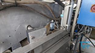 Filtration, Filtern:
(filtration) Filtern ist ein mechanisches Trennverfahren, um eine Suspension in seine Bestandteile Feststoff und Flssigkeit zu trennen. Als Filtermaterial wird z.B. Quarzsand verwendet. Besondere Bedeutung kommt der Aktivkohle zu. 

Je nach Fliegeschwindigkeit des Wassers im Filter wird zwischen

    * Langsamfiltern (meist 0,1 bis 0,2 m/h) und 
    * Schnellfiltern (z. B. 15 m/h)

unterschieden.

Aufgrund ihres groen Flchenbedarfs werden Langsamfilter seltener gebaut. Schnellfilter gibt es mit offenen Becken oder mit geschlossenen Kesseln. Bei der Reinigung werden sie mit Wasser und/oder Luft rckgesplt. Um die Raumwirkung zu vergrern und die Laufzeit zwischen zwei Splungen zu verlngern, werden Schnellfilter hufig als Mehrschichtfilter ausgefhrt. 

Beim Zweischichtfilter beispielsweise besteht die obere Schicht aus einem leichteren Material grberer Krnung (z. B. Filterkohle, Blhton, Blhschiefer oder Bims) und die untere Schicht aus einem schwereren Material feinerer Krnung (in der Regel Quarzsand).

Filtrationsverfahren werden u.a. eingesetzt, um hohen Anforderungen an die Feststofffreiheit im Abwasser gerecht zu werden. Dabei erfolgt die Trennung von Partikel und Flssigkeit durch eine Druckdifferenz zwischen den beiden Seiten des Filters, welche den Wassertransport durch den Filter ermglicht. Whrend des Filtervorganges werden die Feststoffe im Filter verdichtet und verringern somit das Porenvolumen, wodurch sich sowohl der Filterwiderstand als auch die Filtratqualitt verndern. Sobald der zulssige Filterwiderstand erreicht ist, muss der Filter rckgesplt und von den Feststoffen befreit werden.

Gelste Verbindungen knnen dagegen in herkmmlichen Filtern nicht abgetrennt werden. Eine Ausnahme bildet allerdings die Biofiltration, wobei der Filter gleichermaen als Nhrstoff fr Bakterien dient und somit eine Mglichkeit des aeroben Abbaus bereits gelster organischer Verbindungen darstellt. 
Quelle: www.wasser-wissen.de
Filterhilfsmittel, Filtrationshilfsmittel:
Filterhilfsmittel werden einem Filtrationsprozess hinzugegeben, um die Filtration zu ermglichen, erleichtern bzw. zu beschleunigen. 

Sie haben bei der Filtration die Aufgabe, 

    * Suspensionen mit nur wenig Feststoffanteil die Bildung eines Filterkuchens zu ermglichen oder 
    * bei schleimigen Feststoffen den sich sonst daraus bildenden zu dichten und schwer durchlssigen Filterkuchen aufzulockern. 

Filterhilfsmittel werden entweder der zu filtrierenden Suspension unmittelbar zugesetzt oder vor der Filtration als Hilfsschicht auf dem Filter gebildet. Die gebruchlichsten Filterhilfsmittel sind Zellulose, Kieselgel, Kieselgur, Holzkohle u. Holzmehl. Sie wirken alle physikalisch-mechanisch und verndern nicht die chemische Zusammensetzung der Flssigkeit zumal sie weitestgehend unlslich sind

Bei schwierigen Klrfiltrationen werden auch dem Filtrationsprozess von Abwssern Hilfsmittel zugegeben. Vor allem bei Abwssern wird versucht, sehr feine Teilchen durch Zugabe von Flockungshilfsmittel zu agglomerieren, worauf sich diese dann leichter abtrennen lassen. Da diese den Filterprozess erleichtern knnen, werden sie in manchen Fllen flschlicherweise auch als Filterhilfsmittel bezeichnet.
Quelle: www.wassert-wissen.de