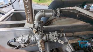 Filtration, Filtern:
(filtration) Filtern ist ein mechanisches Trennverfahren, um eine Suspension in seine Bestandteile Feststoff und Flssigkeit zu trennen. Als Filtermaterial wird z.B. Quarzsand verwendet. Besondere Bedeutung kommt der Aktivkohle zu. 

Je nach Fliegeschwindigkeit des Wassers im Filter wird zwischen

    * Langsamfiltern (meist 0,1 bis 0,2 m/h) und 
    * Schnellfiltern (z. B. 15 m/h)

unterschieden.

Aufgrund ihres groen Flchenbedarfs werden Langsamfilter seltener gebaut. Schnellfilter gibt es mit offenen Becken oder mit geschlossenen Kesseln. Bei der Reinigung werden sie mit Wasser und/oder Luft rckgesplt. Um die Raumwirkung zu vergrern und die Laufzeit zwischen zwei Splungen zu verlngern, werden Schnellfilter hufig als Mehrschichtfilter ausgefhrt. 

Beim Zweischichtfilter beispielsweise besteht die obere Schicht aus einem leichteren Material grberer Krnung (z. B. Filterkohle, Blhton, Blhschiefer oder Bims) und die untere Schicht aus einem schwereren Material feinerer Krnung (in der Regel Quarzsand).

Filtrationsverfahren werden u.a. eingesetzt, um hohen Anforderungen an die Feststofffreiheit im Abwasser gerecht zu werden. Dabei erfolgt die Trennung von Partikel und Flssigkeit durch eine Druckdifferenz zwischen den beiden Seiten des Filters, welche den Wassertransport durch den Filter ermglicht. Whrend des Filtervorganges werden die Feststoffe im Filter verdichtet und verringern somit das Porenvolumen, wodurch sich sowohl der Filterwiderstand als auch die Filtratqualitt verndern. Sobald der zulssige Filterwiderstand erreicht ist, muss der Filter rckgesplt und von den Feststoffen befreit werden.

Gelste Verbindungen knnen dagegen in herkmmlichen Filtern nicht abgetrennt werden. Eine Ausnahme bildet allerdings die Biofiltration, wobei der Filter gleichermaen als Nhrstoff fr Bakterien dient und somit eine Mglichkeit des aeroben Abbaus bereits gelster organischer Verbindungen darstellt. 
Quelle: www.wasser-wissen.de
Filterhilfsmittel, Filtrationshilfsmittel:
Filterhilfsmittel werden einem Filtrationsprozess hinzugegeben, um die Filtration zu ermglichen, erleichtern bzw. zu beschleunigen. 

Sie haben bei der Filtration die Aufgabe, 

    * Suspensionen mit nur wenig Feststoffanteil die Bildung eines Filterkuchens zu ermglichen oder 
    * bei schleimigen Feststoffen den sich sonst daraus bildenden zu dichten und schwer durchlssigen Filterkuchen aufzulockern. 

Filterhilfsmittel werden entweder der zu filtrierenden Suspension unmittelbar zugesetzt oder vor der Filtration als Hilfsschicht auf dem Filter gebildet. Die gebruchlichsten Filterhilfsmittel sind Zellulose, Kieselgel, Kieselgur, Holzkohle u. Holzmehl. Sie wirken alle physikalisch-mechanisch und verndern nicht die chemische Zusammensetzung der Flssigkeit zumal sie weitestgehend unlslich sind

Bei schwierigen Klrfiltrationen werden auch dem Filtrationsprozess von Abwssern Hilfsmittel zugegeben. Vor allem bei Abwssern wird versucht, sehr feine Teilchen durch Zugabe von Flockungshilfsmittel zu agglomerieren, worauf sich diese dann leichter abtrennen lassen. Da diese den Filterprozess erleichtern knnen, werden sie in manchen Fllen flschlicherweise auch als Filterhilfsmittel bezeichnet.
Quelle: www.wassert-wissen.de