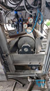 Filtration, Filtern:
(filtration) Filtern ist ein mechanisches Trennverfahren, um eine Suspension in seine Bestandteile Feststoff und Flssigkeit zu trennen. Als Filtermaterial wird z.B. Quarzsand verwendet. Besondere Bedeutung kommt der Aktivkohle zu. 

Je nach Fliegeschwindigkeit des Wassers im Filter wird zwischen

    * Langsamfiltern (meist 0,1 bis 0,2 m/h) und 
    * Schnellfiltern (z. B. 15 m/h)

unterschieden.

Aufgrund ihres groen Flchenbedarfs werden Langsamfilter seltener gebaut. Schnellfilter gibt es mit offenen Becken oder mit geschlossenen Kesseln. Bei der Reinigung werden sie mit Wasser und/oder Luft rckgesplt. Um die Raumwirkung zu vergrern und die Laufzeit zwischen zwei Splungen zu verlngern, werden Schnellfilter hufig als Mehrschichtfilter ausgefhrt. 

Beim Zweischichtfilter beispielsweise besteht die obere Schicht aus einem leichteren Material grberer Krnung (z. B. Filterkohle, Blhton, Blhschiefer oder Bims) und die untere Schicht aus einem schwereren Material feinerer Krnung (in der Regel Quarzsand).

Filtrationsverfahren werden u.a. eingesetzt, um hohen Anforderungen an die Feststofffreiheit im Abwasser gerecht zu werden. Dabei erfolgt die Trennung von Partikel und Flssigkeit durch eine Druckdifferenz zwischen den beiden Seiten des Filters, welche den Wassertransport durch den Filter ermglicht. Whrend des Filtervorganges werden die Feststoffe im Filter verdichtet und verringern somit das Porenvolumen, wodurch sich sowohl der Filterwiderstand als auch die Filtratqualitt verndern. Sobald der zulssige Filterwiderstand erreicht ist, muss der Filter rckgesplt und von den Feststoffen befreit werden.

Gelste Verbindungen knnen dagegen in herkmmlichen Filtern nicht abgetrennt werden. Eine Ausnahme bildet allerdings die Biofiltration, wobei der Filter gleichermaen als Nhrstoff fr Bakterien dient und somit eine Mglichkeit des aeroben Abbaus bereits gelster organischer Verbindungen darstellt. 
Quelle: www.wasser-wissen.de
Filterhilfsmittel, Filtrationshilfsmittel:
Filterhilfsmittel werden einem Filtrationsprozess hinzugegeben, um die Filtration zu ermglichen, erleichtern bzw. zu beschleunigen. 

Sie haben bei der Filtration die Aufgabe, 

    * Suspensionen mit nur wenig Feststoffanteil die Bildung eines Filterkuchens zu ermglichen oder 
    * bei schleimigen Feststoffen den sich sonst daraus bildenden zu dichten und schwer durchlssigen Filterkuchen aufzulockern. 

Filterhilfsmittel werden entweder der zu filtrierenden Suspension unmittelbar zugesetzt oder vor der Filtration als Hilfsschicht auf dem Filter gebildet. Die gebruchlichsten Filterhilfsmittel sind Zellulose, Kieselgel, Kieselgur, Holzkohle u. Holzmehl. Sie wirken alle physikalisch-mechanisch und verndern nicht die chemische Zusammensetzung der Flssigkeit zumal sie weitestgehend unlslich sind

Bei schwierigen Klrfiltrationen werden auch dem Filtrationsprozess von Abwssern Hilfsmittel zugegeben. Vor allem bei Abwssern wird versucht, sehr feine Teilchen durch Zugabe von Flockungshilfsmittel zu agglomerieren, worauf sich diese dann leichter abtrennen lassen. Da diese den Filterprozess erleichtern knnen, werden sie in manchen Fllen flschlicherweise auch als Filterhilfsmittel bezeichnet.
Quelle: www.wassert-wissen.de