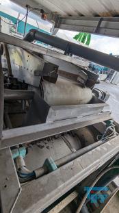 Filtration, Filtern:
(filtration) Filtern ist ein mechanisches Trennverfahren, um eine Suspension in seine Bestandteile Feststoff und Flssigkeit zu trennen. Als Filtermaterial wird z.B. Quarzsand verwendet. Besondere Bedeutung kommt der Aktivkohle zu. 

Je nach Fliegeschwindigkeit des Wassers im Filter wird zwischen

    * Langsamfiltern (meist 0,1 bis 0,2 m/h) und 
    * Schnellfiltern (z. B. 15 m/h)

unterschieden.

Aufgrund ihres groen Flchenbedarfs werden Langsamfilter seltener gebaut. Schnellfilter gibt es mit offenen Becken oder mit geschlossenen Kesseln. Bei der Reinigung werden sie mit Wasser und/oder Luft rckgesplt. Um die Raumwirkung zu vergrern und die Laufzeit zwischen zwei Splungen zu verlngern, werden Schnellfilter hufig als Mehrschichtfilter ausgefhrt. 

Beim Zweischichtfilter beispielsweise besteht die obere Schicht aus einem leichteren Material grberer Krnung (z. B. Filterkohle, Blhton, Blhschiefer oder Bims) und die untere Schicht aus einem schwereren Material feinerer Krnung (in der Regel Quarzsand).

Filtrationsverfahren werden u.a. eingesetzt, um hohen Anforderungen an die Feststofffreiheit im Abwasser gerecht zu werden. Dabei erfolgt die Trennung von Partikel und Flssigkeit durch eine Druckdifferenz zwischen den beiden Seiten des Filters, welche den Wassertransport durch den Filter ermglicht. Whrend des Filtervorganges werden die Feststoffe im Filter verdichtet und verringern somit das Porenvolumen, wodurch sich sowohl der Filterwiderstand als auch die Filtratqualitt verndern. Sobald der zulssige Filterwiderstand erreicht ist, muss der Filter rckgesplt und von den Feststoffen befreit werden.

Gelste Verbindungen knnen dagegen in herkmmlichen Filtern nicht abgetrennt werden. Eine Ausnahme bildet allerdings die Biofiltration, wobei der Filter gleichermaen als Nhrstoff fr Bakterien dient und somit eine Mglichkeit des aeroben Abbaus bereits gelster organischer Verbindungen darstellt. 
Quelle: www.wasser-wissen.de
Filterhilfsmittel, Filtrationshilfsmittel:
Filterhilfsmittel werden einem Filtrationsprozess hinzugegeben, um die Filtration zu ermglichen, erleichtern bzw. zu beschleunigen. 

Sie haben bei der Filtration die Aufgabe, 

    * Suspensionen mit nur wenig Feststoffanteil die Bildung eines Filterkuchens zu ermglichen oder 
    * bei schleimigen Feststoffen den sich sonst daraus bildenden zu dichten und schwer durchlssigen Filterkuchen aufzulockern. 

Filterhilfsmittel werden entweder der zu filtrierenden Suspension unmittelbar zugesetzt oder vor der Filtration als Hilfsschicht auf dem Filter gebildet. Die gebruchlichsten Filterhilfsmittel sind Zellulose, Kieselgel, Kieselgur, Holzkohle u. Holzmehl. Sie wirken alle physikalisch-mechanisch und verndern nicht die chemische Zusammensetzung der Flssigkeit zumal sie weitestgehend unlslich sind

Bei schwierigen Klrfiltrationen werden auch dem Filtrationsprozess von Abwssern Hilfsmittel zugegeben. Vor allem bei Abwssern wird versucht, sehr feine Teilchen durch Zugabe von Flockungshilfsmittel zu agglomerieren, worauf sich diese dann leichter abtrennen lassen. Da diese den Filterprozess erleichtern knnen, werden sie in manchen Fllen flschlicherweise auch als Filterhilfsmittel bezeichnet.
Quelle: www.wassert-wissen.de