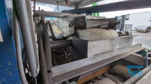 Filtration, Filtern:
(filtration) Filtern ist ein mechanisches Trennverfahren, um eine Suspension in seine Bestandteile Feststoff und Flssigkeit zu trennen. Als Filtermaterial wird z.B. Quarzsand verwendet. Besondere Bedeutung kommt der Aktivkohle zu. 

Je nach Fliegeschwindigkeit des Wassers im Filter wird zwischen

    * Langsamfiltern (meist 0,1 bis 0,2 m/h) und 
    * Schnellfiltern (z. B. 15 m/h)

unterschieden.

Aufgrund ihres groen Flchenbedarfs werden Langsamfilter seltener gebaut. Schnellfilter gibt es mit offenen Becken oder mit geschlossenen Kesseln. Bei der Reinigung werden sie mit Wasser und/oder Luft rckgesplt. Um die Raumwirkung zu vergrern und die Laufzeit zwischen zwei Splungen zu verlngern, werden Schnellfilter hufig als Mehrschichtfilter ausgefhrt. 

Beim Zweischichtfilter beispielsweise besteht die obere Schicht aus einem leichteren Material grberer Krnung (z. B. Filterkohle, Blhton, Blhschiefer oder Bims) und die untere Schicht aus einem schwereren Material feinerer Krnung (in der Regel Quarzsand).

Filtrationsverfahren werden u.a. eingesetzt, um hohen Anforderungen an die Feststofffreiheit im Abwasser gerecht zu werden. Dabei erfolgt die Trennung von Partikel und Flssigkeit durch eine Druckdifferenz zwischen den beiden Seiten des Filters, welche den Wassertransport durch den Filter ermglicht. Whrend des Filtervorganges werden die Feststoffe im Filter verdichtet und verringern somit das Porenvolumen, wodurch sich sowohl der Filterwiderstand als auch die Filtratqualitt verndern. Sobald der zulssige Filterwiderstand erreicht ist, muss der Filter rckgesplt und von den Feststoffen befreit werden.

Gelste Verbindungen knnen dagegen in herkmmlichen Filtern nicht abgetrennt werden. Eine Ausnahme bildet allerdings die Biofiltration, wobei der Filter gleichermaen als Nhrstoff fr Bakterien dient und somit eine Mglichkeit des aeroben Abbaus bereits gelster organischer Verbindungen darstellt. 
Quelle: www.wasser-wissen.de
Filterhilfsmittel, Filtrationshilfsmittel:
Filterhilfsmittel werden einem Filtrationsprozess hinzugegeben, um die Filtration zu ermglichen, erleichtern bzw. zu beschleunigen. 

Sie haben bei der Filtration die Aufgabe, 

    * Suspensionen mit nur wenig Feststoffanteil die Bildung eines Filterkuchens zu ermglichen oder 
    * bei schleimigen Feststoffen den sich sonst daraus bildenden zu dichten und schwer durchlssigen Filterkuchen aufzulockern. 

Filterhilfsmittel werden entweder der zu filtrierenden Suspension unmittelbar zugesetzt oder vor der Filtration als Hilfsschicht auf dem Filter gebildet. Die gebruchlichsten Filterhilfsmittel sind Zellulose, Kieselgel, Kieselgur, Holzkohle u. Holzmehl. Sie wirken alle physikalisch-mechanisch und verndern nicht die chemische Zusammensetzung der Flssigkeit zumal sie weitestgehend unlslich sind

Bei schwierigen Klrfiltrationen werden auch dem Filtrationsprozess von Abwssern Hilfsmittel zugegeben. Vor allem bei Abwssern wird versucht, sehr feine Teilchen durch Zugabe von Flockungshilfsmittel zu agglomerieren, worauf sich diese dann leichter abtrennen lassen. Da diese den Filterprozess erleichtern knnen, werden sie in manchen Fllen flschlicherweise auch als Filterhilfsmittel bezeichnet.
Quelle: www.wassert-wissen.de